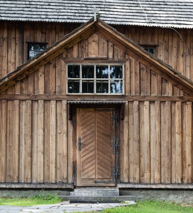 Zdjęcie nr 7: Kościół Nawiedzenia Najświętszej Marii Panny jest usytuowany w centrum wsi, na południe od głównej drogi wiodącej przez Paczółtowice. Teren przykościelny z umiejscowionym w północnej części cmentarzem otacza niewysoki, kamienny i częściowo ceglany mur nakryty dwuspadowym daszkiem. Prowadzą do niego dwa wejścia – usytuowana w północno-zachodnim narożniku muru brama z figurami Matki Boskiej i Chrystusa oraz nieco skromniejsze wejście od strony południowej. W północno-wschodniej części placu przykościelnego znajduje się wolnostojąca dzwonnica założona na planie czworoboku. Natomiast w części południowo-wschodniej umiejscowiona jest kamienna grota mieszcząca figurę Matki Boskiej z Lourdes. Kościół paczółtowicki to niewielkich rozmiarów, orientowana i jednonawowa budowla o konstrukcji drewnianej; kryta gontem. Fundamenty świątyni są murowane i tynkowane, odsadzkę pomiędzy fundamentem i zrębem przykrywa niewielki okap z gontu. Ściany zewnętrzne kościoła oszalowano pionowymi deskami z nabitymi dla wzmocnienia listwami. Zamknięte wielobocznie prezbiterium, przekryte dachem trójpołaciowym przylega do nieco szerszej nawy założonej na rzucie zbliżonym do kwadratu. Nawa nakryta jest dachem dwuspadowym. Prowadzą do niej dwa wejścia: główne, od zachodu, spod wieży i od strony południowej. Okna wychodzą wyłącznie na południe i umieszczone są parami w nawie, z zachowanymi oryginalnymi obramieniami i w prezbiterium, gdzie były zmienione w czasie późniejszym. Przy prezbiterium od strony północnej znajduje się zakrystia na rzucie prostokąta nakryta jednospadowym dachem; dostępna od strony wschodniej. Do nawy od strony południowej przylega niewielka kruchta również na rzucie prostokąta, nakryta dwuspadowym dachem. W elewacji zachodniej znajduje się kwadratowa wieża dzwonna o ścianach lekko pochyłych, w połowie wysokości podzielonych gzymsem. Nakryta jest hełmem o kształcie daszka namiotowego zamkniętego od góry cebulastą kopułką zwieńczoną krzyżem. W zachodniej ścianie wieży znajduje się wejście główne do kościoła przykryte daszkiem dwuspadowym. Na ścianie południowej dwa okna zwieńczone trójkątnymi daszkami. Od strony północnej, zachodniej i południowej po jednym oknie umiejscowionym pod dachem wieży. Ośmioboczna wieżyczka na sygnaturkę nakryta jest rozbudowanym, barokowym hełmem z pseudoglorietą również zwieńczonym krzyżem. Nawa i prezbiterium przekryte  są wspólnym stropem (w nawie z zaskrzynieniami; belki zaskrzynień profilowane). Między nawą a prezbiterium mieści się ściana tęczowa z otworem tęczowym w formie ostrołukowej arkady. Na wysokości trzech czwartych wysokości nawy umieszczona jest poprzeczna belka tęczowa. W zachodniej części nawy znajduje się drewniany chór muzyczny wsparty na profilowanych, drewnianych kolumnach. Odrzwia w nawie od zachodu i południa z nadprożami wyciętymi w ośli grzbiet; okna w nawie z nadokiennikami o takim samym wykroju. Drzwi prowadzące z prezbiterium do zakrystii żelazne z listwami w skośną kratę, z antabą i zamkiem. Posadzka w nawie i prezbiterium marmurowa.
