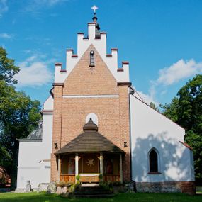 Zdjęcie nr 1: Kościół jest usytuowany w centrum wsi Rudawa, na północ od głównej drogi z Zabierzowa do Chrzanowa. Teren wokół niego jest otoczony wysokim, kamiennym murem z nieregularnych ciosów kamienia, oszkarpowanym, tynkowanym, z wyjątkiem zewnętrznej części muru na zachód od południowej bramki. W murze znajdują się trzy wejścia, od wschodu, południa i zachodu. W części wschodniej muru znajduje się trójosiowa brama wjazdowa, zwieńczona łukiem wklęsło-wypukłym, z trzema przelotami: środkowym wyższym i szerszym, zamkniętym łukiem odcinkowym i bocznymi węższymi i niższymi, zamkniętymi łukiem półkolistym (północne zamurowane). Część środkowa jest flankowana zdwojonymi pilastrami, podtrzymującymi profilowane uskokowe belkowanie z przyczółkiem o profilowanym łuku falistym, zwieńczonym równoramiennym krzyżem. W przyczółku wnęka z figurą św. Floriana. Bramki od strony zachodniej i południowej prostokątne, z przejściem zakończonym płaskim łukiem odcinkowym, z profilowanym gzymsem, zwieńczonym trójkątnym przyczółkiem. Przejścia zamykane drewnianymi ażurowymi i pomalowanymi na ciemnobrązowo jednoskrzydłowymi drzwiami. Poprzez bramkę od zachodu zejście kamiennymi schodami poprowadzonymi wzdłuż muru na dziedziniec plebański, usytuowany poniżej terenu kościelnego. 
W północno-wschodnim narożniku muru niewielka murowana i tynkowana kostnica na planie kwadratu, nakryta dachem namiotowym, łamanym, zakończonym ośmioboczną ślepą latarnią.

Po stronie południowej, poniżej placu kościelnego, do muru przylega murowana, tynkowana, prostokątna i dwukondygnacyjna „zegarowa” wieża bramna nakryta namiotowym dachem z wysoką drewnianą ośmioboczną latarnią o cebulastym hełmie. W wieży znajduje się przejazd wiodący na dziedziniec plebański, z sienią otwartą na przestrzał w dolnej kondygnacji i z lamusem dostępnym od strony placu kościelnego w górnej. 

W południowej części muru, w pobliżu południowo-wschodniego narożnika placu kościelnego, nadbudowana kamienna dzwonnica parawanowa z zawieszonymi czterema dzwonami.  

We wschodniej części placu kościelnego pomiędzy bramką wschodnią a kostnicą znajduje się kamienna ambona, o ośmiobocznej podstawie przechodzącej w szerszy, również ośmioboczny korpus, zakończony kamiennym parapetem, z kamiennymi schodami prowadzącymi na ambonę od strony wschodniej. 

Kościół jest orientowany, prawie w całości zbudowany z cegły, otynkowany z wyjątkiem prezbiterium. Wnętrze kościoła tworzy niewielkie, prostokątne, jednoprzęsłowe prezbiterium zakończone prostą ścianą i nakryte pozornym sklepieniem krzyżowo-żebrowym. Nawa jest szersza, prawie kwadratowa, nakryta drewnianym stropem. Prezbiterium z nawą są połączone szeroką, ostrołukową arkadą w ścianie tęczowej. Od północy do prezbiterium przylega założona na planie prostokąta dwuprzęsłowa zakrystia, nakryta sklepieniem krzyżowym. Wejście do zakrystii zaznaczone gotyckim, kamiennym, sfazowanym portalem zamkniętym łukiem ostrym. Od zachodu do zakrystii przylega niewielkie pomieszczenie gospodarcze, do którego z zakrystii prowadzą ostrołukowe drzwi. Zakrystia oświetlona ostrołukowym oknem w ścianie wschodniej, wypełnionym witrażem z tafelek w kształcie sześciokąta foremnego, ze szkła surowego, tzw. katedralnego. 

Od południa do nawy przylega kaplica o formach renesansowych, dwukondygnacyjna, założona na planie kwadratu. W dolnej kondygnacji sklepiona krzyżowo-żebrowo kruchta otwarta do nawy szeroką, zamkniętą półkoliście arkadą.

Ponad kruchtą kaplica św. Kazimierza, nakryta wspartą na pendentywach kopułą z latarnią. Z kruchty do kaplicy prowadzą kręte kamienne schody umieszczone od zachodu w półkolistej wieżyczce. Prostokątne wejście z krypty na klatkę schodową ujęte kamiennym profilowanym portalem. Kaplica otwarta do nawy szeroką, zamkniętą półkoliście arkadą, o kształcie i wymiarach analogicznych do arkady znajdującej się poniżej. Kaplicę, prócz latarni, oświetla prostokątne okno w ścianie południowej, wypełnione witrażem z tafelek w kształcie gomółek, ze szkła surowego, tzw. katedralnego. Na zachodniej ścianie nawy chór muzyczny, dostępny klatką schodową ukrytą w zewnętrznym aneksie przylegającym do zachodniej elewacji nawy i południowej elewacji wieży-dzwonnicy. 

Nawę i prezbiterium oświetlają umieszczone w południowych ścianach prostokątne, rozglifione okna: jedno w prezbiterium, dwa w nawie. Wszystkie wypełnione witrażami z tafelek w kształcie gomółek, ze szkła surowego, tzw. katedralnego. 

Do kościoła prowadzą dwa wejścia: poprzez arkadę z kruchty południowej oraz szerokie wejście główne prostokątne, zamknięte łukiem odcinkowym, prowadzące do kościoła z obszernej kruchty od strony zachodniej, znajdującej się w murowanym przyziemiu wieży - dzwonnicy. Kruchta, założona na planie kwadratu i nakryta murowanym stropem, doświetlona jest dwoma prostokątnymi oknami umieszczonymi naprzeciw siebie w ścianach północnej i południowej.
 
W zewnętrznej elewacji kościoła widoczny niewysoki kamienny cokół wykonany z nieregularnych ciosów kamienia. Prezbiterium, niższe od nawy, murowane z cegły w układzie wedyjskim, z domieszką układu polskiego. Wschodnie naroża prezbiterium zaakcentowane płaskimi lizenami. We wschodniej ścianie widoczny zarys zamurowanego wydłużonego okna zamkniętego lekko zaostrzonym łukiem, w trójkątnym szczycie znajduje się niewielkie wąskie okienko zakończone łukiem półkolistym. Południowa ściana prezbiterium ozdobiona fryzem z cegieł. Do ściany północnej prezbiterium przylega zakrystia, oszkarpowana, nakryta dachem pulpitowym, z dobudowanym od niej niewielkim aneksem, nakrytym takim samym zadaszeniem. Do wschodniej ściany prezbiterium przylega ogrójec nakryty dachem namiotowym z cebulastym zwieńczeniem, wspartym na sześciu smukłych, profilowanych drewnianych słupach z mieczami, pomiędzy którymi od północy i południa ażurowa drewniana balustrada. 

Nawa oszkarpowana w narożnikach. Elewacje bez podziałów architektonicznych. Od strony południowej do nawy dobudowana dwukondygnacyjna kaplica nakryta kopułą z latarnią, podzielona na dwie kondygnacje. W dolnej kondygnacji od południa wejście do kruchty zaznaczone kamiennym portalem o sfazowanych węgarach i lekko zaostrzonym łuku. Wejście zamykają drewniane dwuskrzydłowe drzwi ozdobione kratownicą z żelaznych listew. Od zachodu do kaplicy przylega półokrągła wieżyczka nakryta daszkiem stożkowym. 

Do zachodniej fasady kościoła dostawiona niska, założona na planie kwadratu trójkondygnacyjna wieża-dzwonnica: w dolnej części murowana, w narożach wzmocniona kamiennymi szkarpami, w górnej drewniana konstrukcji słupowo-ramowej z nadwieszoną izbicą i nakryta dachem półszczytowym. W dolnej, murowanej kondygnacji, na osi kościoła, prostokątne wejście do kruchty zaakcentowane przedsionkiem w kształcie ostrołukowej arkady i czterostopniowymi schodami. Przedsionek nakryty dachem dwuspadowym. Do zachodniej elewacji nawy i południowej elewacji dzwonnicy przylega niewielki, wysoki drewniany aneks, nakryty dachem pulpitowym, mieszczący klatkę schodową prowadzącą na górną kondygnację dzwonnicy i na chór muzyczny w nawie kościoła. Prostokątne wejście w południowej ścianie aneksu, do którego prowadzą pięciostopniowe proste schody. Ponad nimi, na wysokości drugiej kondygnacji dzwonnicy, niewielkie kwadratowe okno. 

Prezbiterium i nawa przykryte stromymi dachami dwuspadowymi, zamkniętymi od wschodu i zachodu szczytami sterczynowymi. Wieżyczka na sygnaturkę ośmioboczna, w dolnej części barokowa, w górnej części nowsza.