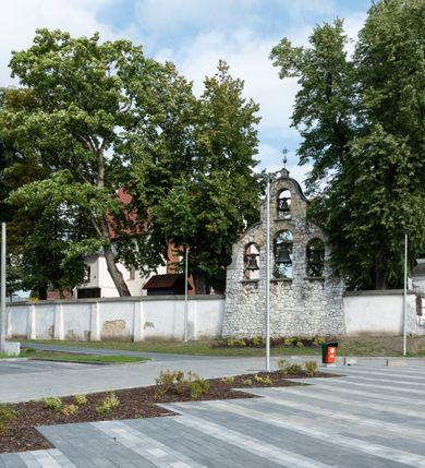 Zdjęcie nr 25: Kościół jest usytuowany w centrum wsi Rudawa, na północ od głównej drogi z Zabierzowa do Chrzanowa. Teren wokół niego jest otoczony wysokim, kamiennym murem z nieregularnych ciosów kamienia, oszkarpowanym, tynkowanym, z wyjątkiem zewnętrznej części muru na zachód od południowej bramki. W murze znajdują się trzy wejścia, od wschodu, południa i zachodu. W części wschodniej muru znajduje się trójosiowa brama wjazdowa, zwieńczona łukiem wklęsło-wypukłym, z trzema przelotami: środkowym wyższym i szerszym, zamkniętym łukiem odcinkowym i bocznymi węższymi i niższymi, zamkniętymi łukiem półkolistym (północne zamurowane). Część środkowa jest flankowana zdwojonymi pilastrami, podtrzymującymi profilowane uskokowe belkowanie z przyczółkiem o profilowanym łuku falistym, zwieńczonym równoramiennym krzyżem. W przyczółku wnęka z figurą św. Floriana. Bramki od strony zachodniej i południowej prostokątne, z przejściem zakończonym płaskim łukiem odcinkowym, z profilowanym gzymsem, zwieńczonym trójkątnym przyczółkiem. Przejścia zamykane drewnianymi ażurowymi i pomalowanymi na ciemnobrązowo jednoskrzydłowymi drzwiami. Poprzez bramkę od zachodu zejście kamiennymi schodami poprowadzonymi wzdłuż muru na dziedziniec plebański, usytuowany poniżej terenu kościelnego. 
W północno-wschodnim narożniku muru niewielka murowana i tynkowana kostnica na planie kwadratu, nakryta dachem namiotowym, łamanym, zakończonym ośmioboczną ślepą latarnią.

Po stronie południowej, poniżej placu kościelnego, do muru przylega murowana, tynkowana, prostokątna i dwukondygnacyjna „zegarowa” wieża bramna nakryta namiotowym dachem z wysoką drewnianą ośmioboczną latarnią o cebulastym hełmie. W wieży znajduje się przejazd wiodący na dziedziniec plebański, z sienią otwartą na przestrzał w dolnej kondygnacji i z lamusem dostępnym od strony placu kościelnego w górnej. 

W południowej części muru, w pobliżu południowo-wschodniego narożnika placu kościelnego, nadbudowana kamienna dzwonnica parawanowa z zawieszonymi czterema dzwonami.  

We wschodniej części placu kościelnego pomiędzy bramką wschodnią a kostnicą znajduje się kamienna ambona, o ośmiobocznej podstawie przechodzącej w szerszy, również ośmioboczny korpus, zakończony kamiennym parapetem, z kamiennymi schodami prowadzącymi na ambonę od strony wschodniej. 

Kościół jest orientowany, prawie w całości zbudowany z cegły, otynkowany z wyjątkiem prezbiterium. Wnętrze kościoła tworzy niewielkie, prostokątne, jednoprzęsłowe prezbiterium zakończone prostą ścianą i nakryte pozornym sklepieniem krzyżowo-żebrowym. Nawa jest szersza, prawie kwadratowa, nakryta drewnianym stropem. Prezbiterium z nawą są połączone szeroką, ostrołukową arkadą w ścianie tęczowej. Od północy do prezbiterium przylega założona na planie prostokąta dwuprzęsłowa zakrystia, nakryta sklepieniem krzyżowym. Wejście do zakrystii zaznaczone gotyckim, kamiennym, sfazowanym portalem zamkniętym łukiem ostrym. Od zachodu do zakrystii przylega niewielkie pomieszczenie gospodarcze, do którego z zakrystii prowadzą ostrołukowe drzwi. Zakrystia oświetlona ostrołukowym oknem w ścianie wschodniej, wypełnionym witrażem z tafelek w kształcie sześciokąta foremnego, ze szkła surowego, tzw. katedralnego. 

Od południa do nawy przylega kaplica o formach renesansowych, dwukondygnacyjna, założona na planie kwadratu. W dolnej kondygnacji sklepiona krzyżowo-żebrowo kruchta otwarta do nawy szeroką, zamkniętą półkoliście arkadą.

Ponad kruchtą kaplica św. Kazimierza, nakryta wspartą na pendentywach kopułą z latarnią. Z kruchty do kaplicy prowadzą kręte kamienne schody umieszczone od zachodu w półkolistej wieżyczce. Prostokątne wejście z krypty na klatkę schodową ujęte kamiennym profilowanym portalem. Kaplica otwarta do nawy szeroką, zamkniętą półkoliście arkadą, o kształcie i wymiarach analogicznych do arkady znajdującej się poniżej. Kaplicę, prócz latarni, oświetla prostokątne okno w ścianie południowej, wypełnione witrażem z tafelek w kształcie gomółek, ze szkła surowego, tzw. katedralnego. Na zachodniej ścianie nawy chór muzyczny, dostępny klatką schodową ukrytą w zewnętrznym aneksie przylegającym do zachodniej elewacji nawy i południowej elewacji wieży-dzwonnicy. 

Nawę i prezbiterium oświetlają umieszczone w południowych ścianach prostokątne, rozglifione okna: jedno w prezbiterium, dwa w nawie. Wszystkie wypełnione witrażami z tafelek w kształcie gomółek, ze szkła surowego, tzw. katedralnego. 

Do kościoła prowadzą dwa wejścia: poprzez arkadę z kruchty południowej oraz szerokie wejście główne prostokątne, zamknięte łukiem odcinkowym, prowadzące do kościoła z obszernej kruchty od strony zachodniej, znajdującej się w murowanym przyziemiu wieży - dzwonnicy. Kruchta, założona na planie kwadratu i nakryta murowanym stropem, doświetlona jest dwoma prostokątnymi oknami umieszczonymi naprzeciw siebie w ścianach północnej i południowej.
 
W zewnętrznej elewacji kościoła widoczny niewysoki kamienny cokół wykonany z nieregularnych ciosów kamienia. Prezbiterium, niższe od nawy, murowane z cegły w układzie wedyjskim, z domieszką układu polskiego. Wschodnie naroża prezbiterium zaakcentowane płaskimi lizenami. We wschodniej ścianie widoczny zarys zamurowanego wydłużonego okna zamkniętego lekko zaostrzonym łukiem, w trójkątnym szczycie znajduje się niewielkie wąskie okienko zakończone łukiem półkolistym. Południowa ściana prezbiterium ozdobiona fryzem z cegieł. Do ściany północnej prezbiterium przylega zakrystia, oszkarpowana, nakryta dachem pulpitowym, z dobudowanym od niej niewielkim aneksem, nakrytym takim samym zadaszeniem. Do wschodniej ściany prezbiterium przylega ogrójec nakryty dachem namiotowym z cebulastym zwieńczeniem, wspartym na sześciu smukłych, profilowanych drewnianych słupach z mieczami, pomiędzy którymi od północy i południa ażurowa drewniana balustrada. 

Nawa oszkarpowana w narożnikach. Elewacje bez podziałów architektonicznych. Od strony południowej do nawy dobudowana dwukondygnacyjna kaplica nakryta kopułą z latarnią, podzielona na dwie kondygnacje. W dolnej kondygnacji od południa wejście do kruchty zaznaczone kamiennym portalem o sfazowanych węgarach i lekko zaostrzonym łuku. Wejście zamykają drewniane dwuskrzydłowe drzwi ozdobione kratownicą z żelaznych listew. Od zachodu do kaplicy przylega półokrągła wieżyczka nakryta daszkiem stożkowym. 

Do zachodniej fasady kościoła dostawiona niska, założona na planie kwadratu trójkondygnacyjna wieża-dzwonnica: w dolnej części murowana, w narożach wzmocniona kamiennymi szkarpami, w górnej drewniana konstrukcji słupowo-ramowej z nadwieszoną izbicą i nakryta dachem półszczytowym. W dolnej, murowanej kondygnacji, na osi kościoła, prostokątne wejście do kruchty zaakcentowane przedsionkiem w kształcie ostrołukowej arkady i czterostopniowymi schodami. Przedsionek nakryty dachem dwuspadowym. Do zachodniej elewacji nawy i południowej elewacji dzwonnicy przylega niewielki, wysoki drewniany aneks, nakryty dachem pulpitowym, mieszczący klatkę schodową prowadzącą na górną kondygnację dzwonnicy i na chór muzyczny w nawie kościoła. Prostokątne wejście w południowej ścianie aneksu, do którego prowadzą pięciostopniowe proste schody. Ponad nimi, na wysokości drugiej kondygnacji dzwonnicy, niewielkie kwadratowe okno. 

Prezbiterium i nawa przykryte stromymi dachami dwuspadowymi, zamkniętymi od wschodu i zachodu szczytami sterczynowymi. Wieżyczka na sygnaturkę ośmioboczna, w dolnej części barokowa, w górnej części nowsza.