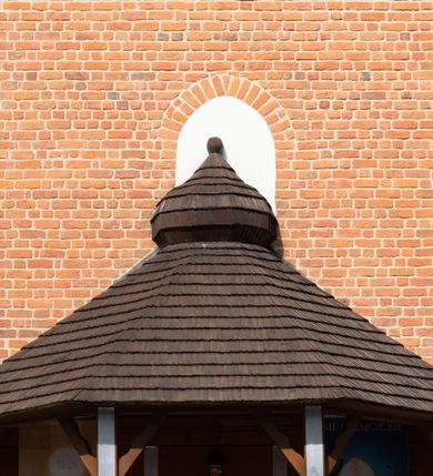 Zdjęcie nr 4: Kościół jest usytuowany w centrum wsi Rudawa, na północ od głównej drogi z Zabierzowa do Chrzanowa. Teren wokół niego jest otoczony wysokim, kamiennym murem z nieregularnych ciosów kamienia, oszkarpowanym, tynkowanym, z wyjątkiem zewnętrznej części muru na zachód od południowej bramki. W murze znajdują się trzy wejścia, od wschodu, południa i zachodu. W części wschodniej muru znajduje się trójosiowa brama wjazdowa, zwieńczona łukiem wklęsło-wypukłym, z trzema przelotami: środkowym wyższym i szerszym, zamkniętym łukiem odcinkowym i bocznymi węższymi i niższymi, zamkniętymi łukiem półkolistym (północne zamurowane). Część środkowa jest flankowana zdwojonymi pilastrami, podtrzymującymi profilowane uskokowe belkowanie z przyczółkiem o profilowanym łuku falistym, zwieńczonym równoramiennym krzyżem. W przyczółku wnęka z figurą św. Floriana. Bramki od strony zachodniej i południowej prostokątne, z przejściem zakończonym płaskim łukiem odcinkowym, z profilowanym gzymsem, zwieńczonym trójkątnym przyczółkiem. Przejścia zamykane drewnianymi ażurowymi i pomalowanymi na ciemnobrązowo jednoskrzydłowymi drzwiami. Poprzez bramkę od zachodu zejście kamiennymi schodami poprowadzonymi wzdłuż muru na dziedziniec plebański, usytuowany poniżej terenu kościelnego. 
W północno-wschodnim narożniku muru niewielka murowana i tynkowana kostnica na planie kwadratu, nakryta dachem namiotowym, łamanym, zakończonym ośmioboczną ślepą latarnią.

Po stronie południowej, poniżej placu kościelnego, do muru przylega murowana, tynkowana, prostokątna i dwukondygnacyjna „zegarowa” wieża bramna nakryta namiotowym dachem z wysoką drewnianą ośmioboczną latarnią o cebulastym hełmie. W wieży znajduje się przejazd wiodący na dziedziniec plebański, z sienią otwartą na przestrzał w dolnej kondygnacji i z lamusem dostępnym od strony placu kościelnego w górnej. 

W południowej części muru, w pobliżu południowo-wschodniego narożnika placu kościelnego, nadbudowana kamienna dzwonnica parawanowa z zawieszonymi czterema dzwonami.  

We wschodniej części placu kościelnego pomiędzy bramką wschodnią a kostnicą znajduje się kamienna ambona, o ośmiobocznej podstawie przechodzącej w szerszy, również ośmioboczny korpus, zakończony kamiennym parapetem, z kamiennymi schodami prowadzącymi na ambonę od strony wschodniej. 

Kościół jest orientowany, prawie w całości zbudowany z cegły, otynkowany z wyjątkiem prezbiterium. Wnętrze kościoła tworzy niewielkie, prostokątne, jednoprzęsłowe prezbiterium zakończone prostą ścianą i nakryte pozornym sklepieniem krzyżowo-żebrowym. Nawa jest szersza, prawie kwadratowa, nakryta drewnianym stropem. Prezbiterium z nawą są połączone szeroką, ostrołukową arkadą w ścianie tęczowej. Od północy do prezbiterium przylega założona na planie prostokąta dwuprzęsłowa zakrystia, nakryta sklepieniem krzyżowym. Wejście do zakrystii zaznaczone gotyckim, kamiennym, sfazowanym portalem zamkniętym łukiem ostrym. Od zachodu do zakrystii przylega niewielkie pomieszczenie gospodarcze, do którego z zakrystii prowadzą ostrołukowe drzwi. Zakrystia oświetlona ostrołukowym oknem w ścianie wschodniej, wypełnionym witrażem z tafelek w kształcie sześciokąta foremnego, ze szkła surowego, tzw. katedralnego. 

Od południa do nawy przylega kaplica o formach renesansowych, dwukondygnacyjna, założona na planie kwadratu. W dolnej kondygnacji sklepiona krzyżowo-żebrowo kruchta otwarta do nawy szeroką, zamkniętą półkoliście arkadą.

Ponad kruchtą kaplica św. Kazimierza, nakryta wspartą na pendentywach kopułą z latarnią. Z kruchty do kaplicy prowadzą kręte kamienne schody umieszczone od zachodu w półkolistej wieżyczce. Prostokątne wejście z krypty na klatkę schodową ujęte kamiennym profilowanym portalem. Kaplica otwarta do nawy szeroką, zamkniętą półkoliście arkadą, o kształcie i wymiarach analogicznych do arkady znajdującej się poniżej. Kaplicę, prócz latarni, oświetla prostokątne okno w ścianie południowej, wypełnione witrażem z tafelek w kształcie gomółek, ze szkła surowego, tzw. katedralnego. Na zachodniej ścianie nawy chór muzyczny, dostępny klatką schodową ukrytą w zewnętrznym aneksie przylegającym do zachodniej elewacji nawy i południowej elewacji wieży-dzwonnicy. 

Nawę i prezbiterium oświetlają umieszczone w południowych ścianach prostokątne, rozglifione okna: jedno w prezbiterium, dwa w nawie. Wszystkie wypełnione witrażami z tafelek w kształcie gomółek, ze szkła surowego, tzw. katedralnego. 

Do kościoła prowadzą dwa wejścia: poprzez arkadę z kruchty południowej oraz szerokie wejście główne prostokątne, zamknięte łukiem odcinkowym, prowadzące do kościoła z obszernej kruchty od strony zachodniej, znajdującej się w murowanym przyziemiu wieży - dzwonnicy. Kruchta, założona na planie kwadratu i nakryta murowanym stropem, doświetlona jest dwoma prostokątnymi oknami umieszczonymi naprzeciw siebie w ścianach północnej i południowej.
 
W zewnętrznej elewacji kościoła widoczny niewysoki kamienny cokół wykonany z nieregularnych ciosów kamienia. Prezbiterium, niższe od nawy, murowane z cegły w układzie wedyjskim, z domieszką układu polskiego. Wschodnie naroża prezbiterium zaakcentowane płaskimi lizenami. We wschodniej ścianie widoczny zarys zamurowanego wydłużonego okna zamkniętego lekko zaostrzonym łukiem, w trójkątnym szczycie znajduje się niewielkie wąskie okienko zakończone łukiem półkolistym. Południowa ściana prezbiterium ozdobiona fryzem z cegieł. Do ściany północnej prezbiterium przylega zakrystia, oszkarpowana, nakryta dachem pulpitowym, z dobudowanym od niej niewielkim aneksem, nakrytym takim samym zadaszeniem. Do wschodniej ściany prezbiterium przylega ogrójec nakryty dachem namiotowym z cebulastym zwieńczeniem, wspartym na sześciu smukłych, profilowanych drewnianych słupach z mieczami, pomiędzy którymi od północy i południa ażurowa drewniana balustrada. 

Nawa oszkarpowana w narożnikach. Elewacje bez podziałów architektonicznych. Od strony południowej do nawy dobudowana dwukondygnacyjna kaplica nakryta kopułą z latarnią, podzielona na dwie kondygnacje. W dolnej kondygnacji od południa wejście do kruchty zaznaczone kamiennym portalem o sfazowanych węgarach i lekko zaostrzonym łuku. Wejście zamykają drewniane dwuskrzydłowe drzwi ozdobione kratownicą z żelaznych listew. Od zachodu do kaplicy przylega półokrągła wieżyczka nakryta daszkiem stożkowym. 

Do zachodniej fasady kościoła dostawiona niska, założona na planie kwadratu trójkondygnacyjna wieża-dzwonnica: w dolnej części murowana, w narożach wzmocniona kamiennymi szkarpami, w górnej drewniana konstrukcji słupowo-ramowej z nadwieszoną izbicą i nakryta dachem półszczytowym. W dolnej, murowanej kondygnacji, na osi kościoła, prostokątne wejście do kruchty zaakcentowane przedsionkiem w kształcie ostrołukowej arkady i czterostopniowymi schodami. Przedsionek nakryty dachem dwuspadowym. Do zachodniej elewacji nawy i południowej elewacji dzwonnicy przylega niewielki, wysoki drewniany aneks, nakryty dachem pulpitowym, mieszczący klatkę schodową prowadzącą na górną kondygnację dzwonnicy i na chór muzyczny w nawie kościoła. Prostokątne wejście w południowej ścianie aneksu, do którego prowadzą pięciostopniowe proste schody. Ponad nimi, na wysokości drugiej kondygnacji dzwonnicy, niewielkie kwadratowe okno. 

Prezbiterium i nawa przykryte stromymi dachami dwuspadowymi, zamkniętymi od wschodu i zachodu szczytami sterczynowymi. Wieżyczka na sygnaturkę ośmioboczna, w dolnej części barokowa, w górnej części nowsza.