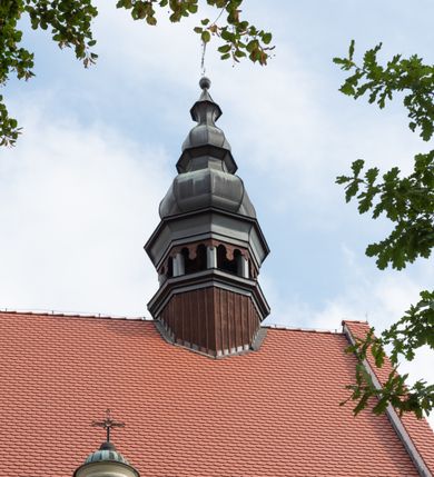 Zdjęcie nr 8: Kościół jest usytuowany w centrum wsi Rudawa, na północ od głównej drogi z Zabierzowa do Chrzanowa. Teren wokół niego jest otoczony wysokim, kamiennym murem z nieregularnych ciosów kamienia, oszkarpowanym, tynkowanym, z wyjątkiem zewnętrznej części muru na zachód od południowej bramki. W murze znajdują się trzy wejścia, od wschodu, południa i zachodu. W części wschodniej muru znajduje się trójosiowa brama wjazdowa, zwieńczona łukiem wklęsło-wypukłym, z trzema przelotami: środkowym wyższym i szerszym, zamkniętym łukiem odcinkowym i bocznymi węższymi i niższymi, zamkniętymi łukiem półkolistym (północne zamurowane). Część środkowa jest flankowana zdwojonymi pilastrami, podtrzymującymi profilowane uskokowe belkowanie z przyczółkiem o profilowanym łuku falistym, zwieńczonym równoramiennym krzyżem. W przyczółku wnęka z figurą św. Floriana. Bramki od strony zachodniej i południowej prostokątne, z przejściem zakończonym płaskim łukiem odcinkowym, z profilowanym gzymsem, zwieńczonym trójkątnym przyczółkiem. Przejścia zamykane drewnianymi ażurowymi i pomalowanymi na ciemnobrązowo jednoskrzydłowymi drzwiami. Poprzez bramkę od zachodu zejście kamiennymi schodami poprowadzonymi wzdłuż muru na dziedziniec plebański, usytuowany poniżej terenu kościelnego. 
W północno-wschodnim narożniku muru niewielka murowana i tynkowana kostnica na planie kwadratu, nakryta dachem namiotowym, łamanym, zakończonym ośmioboczną ślepą latarnią.

Po stronie południowej, poniżej placu kościelnego, do muru przylega murowana, tynkowana, prostokątna i dwukondygnacyjna „zegarowa” wieża bramna nakryta namiotowym dachem z wysoką drewnianą ośmioboczną latarnią o cebulastym hełmie. W wieży znajduje się przejazd wiodący na dziedziniec plebański, z sienią otwartą na przestrzał w dolnej kondygnacji i z lamusem dostępnym od strony placu kościelnego w górnej. 

W południowej części muru, w pobliżu południowo-wschodniego narożnika placu kościelnego, nadbudowana kamienna dzwonnica parawanowa z zawieszonymi czterema dzwonami.  

We wschodniej części placu kościelnego pomiędzy bramką wschodnią a kostnicą znajduje się kamienna ambona, o ośmiobocznej podstawie przechodzącej w szerszy, również ośmioboczny korpus, zakończony kamiennym parapetem, z kamiennymi schodami prowadzącymi na ambonę od strony wschodniej. 

Kościół jest orientowany, prawie w całości zbudowany z cegły, otynkowany z wyjątkiem prezbiterium. Wnętrze kościoła tworzy niewielkie, prostokątne, jednoprzęsłowe prezbiterium zakończone prostą ścianą i nakryte pozornym sklepieniem krzyżowo-żebrowym. Nawa jest szersza, prawie kwadratowa, nakryta drewnianym stropem. Prezbiterium z nawą są połączone szeroką, ostrołukową arkadą w ścianie tęczowej. Od północy do prezbiterium przylega założona na planie prostokąta dwuprzęsłowa zakrystia, nakryta sklepieniem krzyżowym. Wejście do zakrystii zaznaczone gotyckim, kamiennym, sfazowanym portalem zamkniętym łukiem ostrym. Od zachodu do zakrystii przylega niewielkie pomieszczenie gospodarcze, do którego z zakrystii prowadzą ostrołukowe drzwi. Zakrystia oświetlona ostrołukowym oknem w ścianie wschodniej, wypełnionym witrażem z tafelek w kształcie sześciokąta foremnego, ze szkła surowego, tzw. katedralnego. 

Od południa do nawy przylega kaplica o formach renesansowych, dwukondygnacyjna, założona na planie kwadratu. W dolnej kondygnacji sklepiona krzyżowo-żebrowo kruchta otwarta do nawy szeroką, zamkniętą półkoliście arkadą.

Ponad kruchtą kaplica św. Kazimierza, nakryta wspartą na pendentywach kopułą z latarnią. Z kruchty do kaplicy prowadzą kręte kamienne schody umieszczone od zachodu w półkolistej wieżyczce. Prostokątne wejście z krypty na klatkę schodową ujęte kamiennym profilowanym portalem. Kaplica otwarta do nawy szeroką, zamkniętą półkoliście arkadą, o kształcie i wymiarach analogicznych do arkady znajdującej się poniżej. Kaplicę, prócz latarni, oświetla prostokątne okno w ścianie południowej, wypełnione witrażem z tafelek w kształcie gomółek, ze szkła surowego, tzw. katedralnego. Na zachodniej ścianie nawy chór muzyczny, dostępny klatką schodową ukrytą w zewnętrznym aneksie przylegającym do zachodniej elewacji nawy i południowej elewacji wieży-dzwonnicy. 

Nawę i prezbiterium oświetlają umieszczone w południowych ścianach prostokątne, rozglifione okna: jedno w prezbiterium, dwa w nawie. Wszystkie wypełnione witrażami z tafelek w kształcie gomółek, ze szkła surowego, tzw. katedralnego. 

Do kościoła prowadzą dwa wejścia: poprzez arkadę z kruchty południowej oraz szerokie wejście główne prostokątne, zamknięte łukiem odcinkowym, prowadzące do kościoła z obszernej kruchty od strony zachodniej, znajdującej się w murowanym przyziemiu wieży - dzwonnicy. Kruchta, założona na planie kwadratu i nakryta murowanym stropem, doświetlona jest dwoma prostokątnymi oknami umieszczonymi naprzeciw siebie w ścianach północnej i południowej.
 
W zewnętrznej elewacji kościoła widoczny niewysoki kamienny cokół wykonany z nieregularnych ciosów kamienia. Prezbiterium, niższe od nawy, murowane z cegły w układzie wedyjskim, z domieszką układu polskiego. Wschodnie naroża prezbiterium zaakcentowane płaskimi lizenami. We wschodniej ścianie widoczny zarys zamurowanego wydłużonego okna zamkniętego lekko zaostrzonym łukiem, w trójkątnym szczycie znajduje się niewielkie wąskie okienko zakończone łukiem półkolistym. Południowa ściana prezbiterium ozdobiona fryzem z cegieł. Do ściany północnej prezbiterium przylega zakrystia, oszkarpowana, nakryta dachem pulpitowym, z dobudowanym od niej niewielkim aneksem, nakrytym takim samym zadaszeniem. Do wschodniej ściany prezbiterium przylega ogrójec nakryty dachem namiotowym z cebulastym zwieńczeniem, wspartym na sześciu smukłych, profilowanych drewnianych słupach z mieczami, pomiędzy którymi od północy i południa ażurowa drewniana balustrada. 

Nawa oszkarpowana w narożnikach. Elewacje bez podziałów architektonicznych. Od strony południowej do nawy dobudowana dwukondygnacyjna kaplica nakryta kopułą z latarnią, podzielona na dwie kondygnacje. W dolnej kondygnacji od południa wejście do kruchty zaznaczone kamiennym portalem o sfazowanych węgarach i lekko zaostrzonym łuku. Wejście zamykają drewniane dwuskrzydłowe drzwi ozdobione kratownicą z żelaznych listew. Od zachodu do kaplicy przylega półokrągła wieżyczka nakryta daszkiem stożkowym. 

Do zachodniej fasady kościoła dostawiona niska, założona na planie kwadratu trójkondygnacyjna wieża-dzwonnica: w dolnej części murowana, w narożach wzmocniona kamiennymi szkarpami, w górnej drewniana konstrukcji słupowo-ramowej z nadwieszoną izbicą i nakryta dachem półszczytowym. W dolnej, murowanej kondygnacji, na osi kościoła, prostokątne wejście do kruchty zaakcentowane przedsionkiem w kształcie ostrołukowej arkady i czterostopniowymi schodami. Przedsionek nakryty dachem dwuspadowym. Do zachodniej elewacji nawy i południowej elewacji dzwonnicy przylega niewielki, wysoki drewniany aneks, nakryty dachem pulpitowym, mieszczący klatkę schodową prowadzącą na górną kondygnację dzwonnicy i na chór muzyczny w nawie kościoła. Prostokątne wejście w południowej ścianie aneksu, do którego prowadzą pięciostopniowe proste schody. Ponad nimi, na wysokości drugiej kondygnacji dzwonnicy, niewielkie kwadratowe okno. 

Prezbiterium i nawa przykryte stromymi dachami dwuspadowymi, zamkniętymi od wschodu i zachodu szczytami sterczynowymi. Wieżyczka na sygnaturkę ośmioboczna, w dolnej części barokowa, w górnej części nowsza.