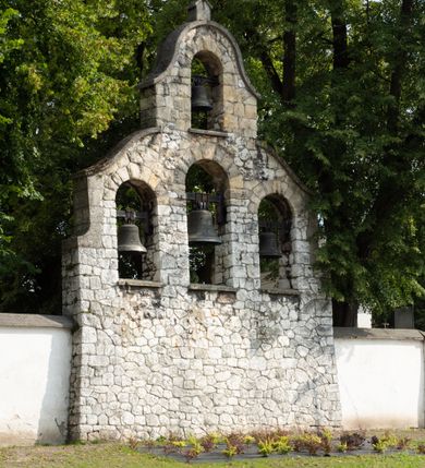 Zdjęcie nr 23: Kościół jest usytuowany w centrum wsi Rudawa, na północ od głównej drogi z Zabierzowa do Chrzanowa. Teren wokół niego jest otoczony wysokim, kamiennym murem z nieregularnych ciosów kamienia, oszkarpowanym, tynkowanym, z wyjątkiem zewnętrznej części muru na zachód od południowej bramki. W murze znajdują się trzy wejścia, od wschodu, południa i zachodu. W części wschodniej muru znajduje się trójosiowa brama wjazdowa, zwieńczona łukiem wklęsło-wypukłym, z trzema przelotami: środkowym wyższym i szerszym, zamkniętym łukiem odcinkowym i bocznymi węższymi i niższymi, zamkniętymi łukiem półkolistym (północne zamurowane). Część środkowa jest flankowana zdwojonymi pilastrami, podtrzymującymi profilowane uskokowe belkowanie z przyczółkiem o profilowanym łuku falistym, zwieńczonym równoramiennym krzyżem. W przyczółku wnęka z figurą św. Floriana. Bramki od strony zachodniej i południowej prostokątne, z przejściem zakończonym płaskim łukiem odcinkowym, z profilowanym gzymsem, zwieńczonym trójkątnym przyczółkiem. Przejścia zamykane drewnianymi ażurowymi i pomalowanymi na ciemnobrązowo jednoskrzydłowymi drzwiami. Poprzez bramkę od zachodu zejście kamiennymi schodami poprowadzonymi wzdłuż muru na dziedziniec plebański, usytuowany poniżej terenu kościelnego. 
W północno-wschodnim narożniku muru niewielka murowana i tynkowana kostnica na planie kwadratu, nakryta dachem namiotowym, łamanym, zakończonym ośmioboczną ślepą latarnią.

Po stronie południowej, poniżej placu kościelnego, do muru przylega murowana, tynkowana, prostokątna i dwukondygnacyjna „zegarowa” wieża bramna nakryta namiotowym dachem z wysoką drewnianą ośmioboczną latarnią o cebulastym hełmie. W wieży znajduje się przejazd wiodący na dziedziniec plebański, z sienią otwartą na przestrzał w dolnej kondygnacji i z lamusem dostępnym od strony placu kościelnego w górnej. 

W południowej części muru, w pobliżu południowo-wschodniego narożnika placu kościelnego, nadbudowana kamienna dzwonnica parawanowa z zawieszonymi czterema dzwonami.  

We wschodniej części placu kościelnego pomiędzy bramką wschodnią a kostnicą znajduje się kamienna ambona, o ośmiobocznej podstawie przechodzącej w szerszy, również ośmioboczny korpus, zakończony kamiennym parapetem, z kamiennymi schodami prowadzącymi na ambonę od strony wschodniej. 

Kościół jest orientowany, prawie w całości zbudowany z cegły, otynkowany z wyjątkiem prezbiterium. Wnętrze kościoła tworzy niewielkie, prostokątne, jednoprzęsłowe prezbiterium zakończone prostą ścianą i nakryte pozornym sklepieniem krzyżowo-żebrowym. Nawa jest szersza, prawie kwadratowa, nakryta drewnianym stropem. Prezbiterium z nawą są połączone szeroką, ostrołukową arkadą w ścianie tęczowej. Od północy do prezbiterium przylega założona na planie prostokąta dwuprzęsłowa zakrystia, nakryta sklepieniem krzyżowym. Wejście do zakrystii zaznaczone gotyckim, kamiennym, sfazowanym portalem zamkniętym łukiem ostrym. Od zachodu do zakrystii przylega niewielkie pomieszczenie gospodarcze, do którego z zakrystii prowadzą ostrołukowe drzwi. Zakrystia oświetlona ostrołukowym oknem w ścianie wschodniej, wypełnionym witrażem z tafelek w kształcie sześciokąta foremnego, ze szkła surowego, tzw. katedralnego. 

Od południa do nawy przylega kaplica o formach renesansowych, dwukondygnacyjna, założona na planie kwadratu. W dolnej kondygnacji sklepiona krzyżowo-żebrowo kruchta otwarta do nawy szeroką, zamkniętą półkoliście arkadą.

Ponad kruchtą kaplica św. Kazimierza, nakryta wspartą na pendentywach kopułą z latarnią. Z kruchty do kaplicy prowadzą kręte kamienne schody umieszczone od zachodu w półkolistej wieżyczce. Prostokątne wejście z krypty na klatkę schodową ujęte kamiennym profilowanym portalem. Kaplica otwarta do nawy szeroką, zamkniętą półkoliście arkadą, o kształcie i wymiarach analogicznych do arkady znajdującej się poniżej. Kaplicę, prócz latarni, oświetla prostokątne okno w ścianie południowej, wypełnione witrażem z tafelek w kształcie gomółek, ze szkła surowego, tzw. katedralnego. Na zachodniej ścianie nawy chór muzyczny, dostępny klatką schodową ukrytą w zewnętrznym aneksie przylegającym do zachodniej elewacji nawy i południowej elewacji wieży-dzwonnicy. 

Nawę i prezbiterium oświetlają umieszczone w południowych ścianach prostokątne, rozglifione okna: jedno w prezbiterium, dwa w nawie. Wszystkie wypełnione witrażami z tafelek w kształcie gomółek, ze szkła surowego, tzw. katedralnego. 

Do kościoła prowadzą dwa wejścia: poprzez arkadę z kruchty południowej oraz szerokie wejście główne prostokątne, zamknięte łukiem odcinkowym, prowadzące do kościoła z obszernej kruchty od strony zachodniej, znajdującej się w murowanym przyziemiu wieży - dzwonnicy. Kruchta, założona na planie kwadratu i nakryta murowanym stropem, doświetlona jest dwoma prostokątnymi oknami umieszczonymi naprzeciw siebie w ścianach północnej i południowej.
 
W zewnętrznej elewacji kościoła widoczny niewysoki kamienny cokół wykonany z nieregularnych ciosów kamienia. Prezbiterium, niższe od nawy, murowane z cegły w układzie wedyjskim, z domieszką układu polskiego. Wschodnie naroża prezbiterium zaakcentowane płaskimi lizenami. We wschodniej ścianie widoczny zarys zamurowanego wydłużonego okna zamkniętego lekko zaostrzonym łukiem, w trójkątnym szczycie znajduje się niewielkie wąskie okienko zakończone łukiem półkolistym. Południowa ściana prezbiterium ozdobiona fryzem z cegieł. Do ściany północnej prezbiterium przylega zakrystia, oszkarpowana, nakryta dachem pulpitowym, z dobudowanym od niej niewielkim aneksem, nakrytym takim samym zadaszeniem. Do wschodniej ściany prezbiterium przylega ogrójec nakryty dachem namiotowym z cebulastym zwieńczeniem, wspartym na sześciu smukłych, profilowanych drewnianych słupach z mieczami, pomiędzy którymi od północy i południa ażurowa drewniana balustrada. 

Nawa oszkarpowana w narożnikach. Elewacje bez podziałów architektonicznych. Od strony południowej do nawy dobudowana dwukondygnacyjna kaplica nakryta kopułą z latarnią, podzielona na dwie kondygnacje. W dolnej kondygnacji od południa wejście do kruchty zaznaczone kamiennym portalem o sfazowanych węgarach i lekko zaostrzonym łuku. Wejście zamykają drewniane dwuskrzydłowe drzwi ozdobione kratownicą z żelaznych listew. Od zachodu do kaplicy przylega półokrągła wieżyczka nakryta daszkiem stożkowym. 

Do zachodniej fasady kościoła dostawiona niska, założona na planie kwadratu trójkondygnacyjna wieża-dzwonnica: w dolnej części murowana, w narożach wzmocniona kamiennymi szkarpami, w górnej drewniana konstrukcji słupowo-ramowej z nadwieszoną izbicą i nakryta dachem półszczytowym. W dolnej, murowanej kondygnacji, na osi kościoła, prostokątne wejście do kruchty zaakcentowane przedsionkiem w kształcie ostrołukowej arkady i czterostopniowymi schodami. Przedsionek nakryty dachem dwuspadowym. Do zachodniej elewacji nawy i południowej elewacji dzwonnicy przylega niewielki, wysoki drewniany aneks, nakryty dachem pulpitowym, mieszczący klatkę schodową prowadzącą na górną kondygnację dzwonnicy i na chór muzyczny w nawie kościoła. Prostokątne wejście w południowej ścianie aneksu, do którego prowadzą pięciostopniowe proste schody. Ponad nimi, na wysokości drugiej kondygnacji dzwonnicy, niewielkie kwadratowe okno. 

Prezbiterium i nawa przykryte stromymi dachami dwuspadowymi, zamkniętymi od wschodu i zachodu szczytami sterczynowymi. Wieżyczka na sygnaturkę ośmioboczna, w dolnej części barokowa, w górnej części nowsza.