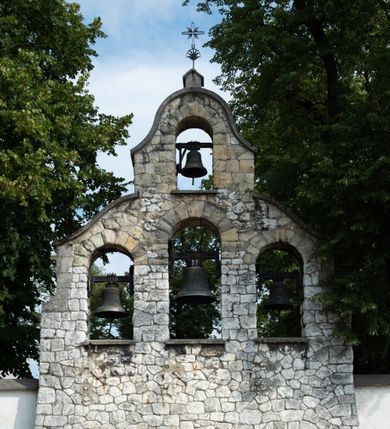 Zdjęcie nr 34: Kościół jest usytuowany w centrum wsi Rudawa, na północ od głównej drogi z Zabierzowa do Chrzanowa. Teren wokół niego jest otoczony wysokim, kamiennym murem z nieregularnych ciosów kamienia, oszkarpowanym, tynkowanym, z wyjątkiem zewnętrznej części muru na zachód od południowej bramki. W murze znajdują się trzy wejścia, od wschodu, południa i zachodu. W części wschodniej muru znajduje się trójosiowa brama wjazdowa, zwieńczona łukiem wklęsło-wypukłym, z trzema przelotami: środkowym wyższym i szerszym, zamkniętym łukiem odcinkowym i bocznymi węższymi i niższymi, zamkniętymi łukiem półkolistym (północne zamurowane). Część środkowa jest flankowana zdwojonymi pilastrami, podtrzymującymi profilowane uskokowe belkowanie z przyczółkiem o profilowanym łuku falistym, zwieńczonym równoramiennym krzyżem. W przyczółku wnęka z figurą św. Floriana. Bramki od strony zachodniej i południowej prostokątne, z przejściem zakończonym płaskim łukiem odcinkowym, z profilowanym gzymsem, zwieńczonym trójkątnym przyczółkiem. Przejścia zamykane drewnianymi ażurowymi i pomalowanymi na ciemnobrązowo jednoskrzydłowymi drzwiami. Poprzez bramkę od zachodu zejście kamiennymi schodami poprowadzonymi wzdłuż muru na dziedziniec plebański, usytuowany poniżej terenu kościelnego. 
W północno-wschodnim narożniku muru niewielka murowana i tynkowana kostnica na planie kwadratu, nakryta dachem namiotowym, łamanym, zakończonym ośmioboczną ślepą latarnią.

Po stronie południowej, poniżej placu kościelnego, do muru przylega murowana, tynkowana, prostokątna i dwukondygnacyjna „zegarowa” wieża bramna nakryta namiotowym dachem z wysoką drewnianą ośmioboczną latarnią o cebulastym hełmie. W wieży znajduje się przejazd wiodący na dziedziniec plebański, z sienią otwartą na przestrzał w dolnej kondygnacji i z lamusem dostępnym od strony placu kościelnego w górnej. 

W południowej części muru, w pobliżu południowo-wschodniego narożnika placu kościelnego, nadbudowana kamienna dzwonnica parawanowa z zawieszonymi czterema dzwonami.  

We wschodniej części placu kościelnego pomiędzy bramką wschodnią a kostnicą znajduje się kamienna ambona, o ośmiobocznej podstawie przechodzącej w szerszy, również ośmioboczny korpus, zakończony kamiennym parapetem, z kamiennymi schodami prowadzącymi na ambonę od strony wschodniej. 

Kościół jest orientowany, prawie w całości zbudowany z cegły, otynkowany z wyjątkiem prezbiterium. Wnętrze kościoła tworzy niewielkie, prostokątne, jednoprzęsłowe prezbiterium zakończone prostą ścianą i nakryte pozornym sklepieniem krzyżowo-żebrowym. Nawa jest szersza, prawie kwadratowa, nakryta drewnianym stropem. Prezbiterium z nawą są połączone szeroką, ostrołukową arkadą w ścianie tęczowej. Od północy do prezbiterium przylega założona na planie prostokąta dwuprzęsłowa zakrystia, nakryta sklepieniem krzyżowym. Wejście do zakrystii zaznaczone gotyckim, kamiennym, sfazowanym portalem zamkniętym łukiem ostrym. Od zachodu do zakrystii przylega niewielkie pomieszczenie gospodarcze, do którego z zakrystii prowadzą ostrołukowe drzwi. Zakrystia oświetlona ostrołukowym oknem w ścianie wschodniej, wypełnionym witrażem z tafelek w kształcie sześciokąta foremnego, ze szkła surowego, tzw. katedralnego. 

Od południa do nawy przylega kaplica o formach renesansowych, dwukondygnacyjna, założona na planie kwadratu. W dolnej kondygnacji sklepiona krzyżowo-żebrowo kruchta otwarta do nawy szeroką, zamkniętą półkoliście arkadą.

Ponad kruchtą kaplica św. Kazimierza, nakryta wspartą na pendentywach kopułą z latarnią. Z kruchty do kaplicy prowadzą kręte kamienne schody umieszczone od zachodu w półkolistej wieżyczce. Prostokątne wejście z krypty na klatkę schodową ujęte kamiennym profilowanym portalem. Kaplica otwarta do nawy szeroką, zamkniętą półkoliście arkadą, o kształcie i wymiarach analogicznych do arkady znajdującej się poniżej. Kaplicę, prócz latarni, oświetla prostokątne okno w ścianie południowej, wypełnione witrażem z tafelek w kształcie gomółek, ze szkła surowego, tzw. katedralnego. Na zachodniej ścianie nawy chór muzyczny, dostępny klatką schodową ukrytą w zewnętrznym aneksie przylegającym do zachodniej elewacji nawy i południowej elewacji wieży-dzwonnicy. 

Nawę i prezbiterium oświetlają umieszczone w południowych ścianach prostokątne, rozglifione okna: jedno w prezbiterium, dwa w nawie. Wszystkie wypełnione witrażami z tafelek w kształcie gomółek, ze szkła surowego, tzw. katedralnego. 

Do kościoła prowadzą dwa wejścia: poprzez arkadę z kruchty południowej oraz szerokie wejście główne prostokątne, zamknięte łukiem odcinkowym, prowadzące do kościoła z obszernej kruchty od strony zachodniej, znajdującej się w murowanym przyziemiu wieży - dzwonnicy. Kruchta, założona na planie kwadratu i nakryta murowanym stropem, doświetlona jest dwoma prostokątnymi oknami umieszczonymi naprzeciw siebie w ścianach północnej i południowej.
 
W zewnętrznej elewacji kościoła widoczny niewysoki kamienny cokół wykonany z nieregularnych ciosów kamienia. Prezbiterium, niższe od nawy, murowane z cegły w układzie wedyjskim, z domieszką układu polskiego. Wschodnie naroża prezbiterium zaakcentowane płaskimi lizenami. We wschodniej ścianie widoczny zarys zamurowanego wydłużonego okna zamkniętego lekko zaostrzonym łukiem, w trójkątnym szczycie znajduje się niewielkie wąskie okienko zakończone łukiem półkolistym. Południowa ściana prezbiterium ozdobiona fryzem z cegieł. Do ściany północnej prezbiterium przylega zakrystia, oszkarpowana, nakryta dachem pulpitowym, z dobudowanym od niej niewielkim aneksem, nakrytym takim samym zadaszeniem. Do wschodniej ściany prezbiterium przylega ogrójec nakryty dachem namiotowym z cebulastym zwieńczeniem, wspartym na sześciu smukłych, profilowanych drewnianych słupach z mieczami, pomiędzy którymi od północy i południa ażurowa drewniana balustrada. 

Nawa oszkarpowana w narożnikach. Elewacje bez podziałów architektonicznych. Od strony południowej do nawy dobudowana dwukondygnacyjna kaplica nakryta kopułą z latarnią, podzielona na dwie kondygnacje. W dolnej kondygnacji od południa wejście do kruchty zaznaczone kamiennym portalem o sfazowanych węgarach i lekko zaostrzonym łuku. Wejście zamykają drewniane dwuskrzydłowe drzwi ozdobione kratownicą z żelaznych listew. Od zachodu do kaplicy przylega półokrągła wieżyczka nakryta daszkiem stożkowym. 

Do zachodniej fasady kościoła dostawiona niska, założona na planie kwadratu trójkondygnacyjna wieża-dzwonnica: w dolnej części murowana, w narożach wzmocniona kamiennymi szkarpami, w górnej drewniana konstrukcji słupowo-ramowej z nadwieszoną izbicą i nakryta dachem półszczytowym. W dolnej, murowanej kondygnacji, na osi kościoła, prostokątne wejście do kruchty zaakcentowane przedsionkiem w kształcie ostrołukowej arkady i czterostopniowymi schodami. Przedsionek nakryty dachem dwuspadowym. Do zachodniej elewacji nawy i południowej elewacji dzwonnicy przylega niewielki, wysoki drewniany aneks, nakryty dachem pulpitowym, mieszczący klatkę schodową prowadzącą na górną kondygnację dzwonnicy i na chór muzyczny w nawie kościoła. Prostokątne wejście w południowej ścianie aneksu, do którego prowadzą pięciostopniowe proste schody. Ponad nimi, na wysokości drugiej kondygnacji dzwonnicy, niewielkie kwadratowe okno. 

Prezbiterium i nawa przykryte stromymi dachami dwuspadowymi, zamkniętymi od wschodu i zachodu szczytami sterczynowymi. Wieżyczka na sygnaturkę ośmioboczna, w dolnej części barokowa, w górnej części nowsza.