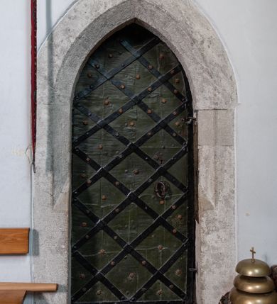 Zdjęcie nr 38: Kościół jest usytuowany w centrum wsi Rudawa, na północ od głównej drogi z Zabierzowa do Chrzanowa. Teren wokół niego jest otoczony wysokim, kamiennym murem z nieregularnych ciosów kamienia, oszkarpowanym, tynkowanym, z wyjątkiem zewnętrznej części muru na zachód od południowej bramki. W murze znajdują się trzy wejścia, od wschodu, południa i zachodu. W części wschodniej muru znajduje się trójosiowa brama wjazdowa, zwieńczona łukiem wklęsło-wypukłym, z trzema przelotami: środkowym wyższym i szerszym, zamkniętym łukiem odcinkowym i bocznymi węższymi i niższymi, zamkniętymi łukiem półkolistym (północne zamurowane). Część środkowa jest flankowana zdwojonymi pilastrami, podtrzymującymi profilowane uskokowe belkowanie z przyczółkiem o profilowanym łuku falistym, zwieńczonym równoramiennym krzyżem. W przyczółku wnęka z figurą św. Floriana. Bramki od strony zachodniej i południowej prostokątne, z przejściem zakończonym płaskim łukiem odcinkowym, z profilowanym gzymsem, zwieńczonym trójkątnym przyczółkiem. Przejścia zamykane drewnianymi ażurowymi i pomalowanymi na ciemnobrązowo jednoskrzydłowymi drzwiami. Poprzez bramkę od zachodu zejście kamiennymi schodami poprowadzonymi wzdłuż muru na dziedziniec plebański, usytuowany poniżej terenu kościelnego. 
W północno-wschodnim narożniku muru niewielka murowana i tynkowana kostnica na planie kwadratu, nakryta dachem namiotowym, łamanym, zakończonym ośmioboczną ślepą latarnią.

Po stronie południowej, poniżej placu kościelnego, do muru przylega murowana, tynkowana, prostokątna i dwukondygnacyjna „zegarowa” wieża bramna nakryta namiotowym dachem z wysoką drewnianą ośmioboczną latarnią o cebulastym hełmie. W wieży znajduje się przejazd wiodący na dziedziniec plebański, z sienią otwartą na przestrzał w dolnej kondygnacji i z lamusem dostępnym od strony placu kościelnego w górnej. 

W południowej części muru, w pobliżu południowo-wschodniego narożnika placu kościelnego, nadbudowana kamienna dzwonnica parawanowa z zawieszonymi czterema dzwonami.  

We wschodniej części placu kościelnego pomiędzy bramką wschodnią a kostnicą znajduje się kamienna ambona, o ośmiobocznej podstawie przechodzącej w szerszy, również ośmioboczny korpus, zakończony kamiennym parapetem, z kamiennymi schodami prowadzącymi na ambonę od strony wschodniej. 

Kościół jest orientowany, prawie w całości zbudowany z cegły, otynkowany z wyjątkiem prezbiterium. Wnętrze kościoła tworzy niewielkie, prostokątne, jednoprzęsłowe prezbiterium zakończone prostą ścianą i nakryte pozornym sklepieniem krzyżowo-żebrowym. Nawa jest szersza, prawie kwadratowa, nakryta drewnianym stropem. Prezbiterium z nawą są połączone szeroką, ostrołukową arkadą w ścianie tęczowej. Od północy do prezbiterium przylega założona na planie prostokąta dwuprzęsłowa zakrystia, nakryta sklepieniem krzyżowym. Wejście do zakrystii zaznaczone gotyckim, kamiennym, sfazowanym portalem zamkniętym łukiem ostrym. Od zachodu do zakrystii przylega niewielkie pomieszczenie gospodarcze, do którego z zakrystii prowadzą ostrołukowe drzwi. Zakrystia oświetlona ostrołukowym oknem w ścianie wschodniej, wypełnionym witrażem z tafelek w kształcie sześciokąta foremnego, ze szkła surowego, tzw. katedralnego. 

Od południa do nawy przylega kaplica o formach renesansowych, dwukondygnacyjna, założona na planie kwadratu. W dolnej kondygnacji sklepiona krzyżowo-żebrowo kruchta otwarta do nawy szeroką, zamkniętą półkoliście arkadą.

Ponad kruchtą kaplica św. Kazimierza, nakryta wspartą na pendentywach kopułą z latarnią. Z kruchty do kaplicy prowadzą kręte kamienne schody umieszczone od zachodu w półkolistej wieżyczce. Prostokątne wejście z krypty na klatkę schodową ujęte kamiennym profilowanym portalem. Kaplica otwarta do nawy szeroką, zamkniętą półkoliście arkadą, o kształcie i wymiarach analogicznych do arkady znajdującej się poniżej. Kaplicę, prócz latarni, oświetla prostokątne okno w ścianie południowej, wypełnione witrażem z tafelek w kształcie gomółek, ze szkła surowego, tzw. katedralnego. Na zachodniej ścianie nawy chór muzyczny, dostępny klatką schodową ukrytą w zewnętrznym aneksie przylegającym do zachodniej elewacji nawy i południowej elewacji wieży-dzwonnicy. 

Nawę i prezbiterium oświetlają umieszczone w południowych ścianach prostokątne, rozglifione okna: jedno w prezbiterium, dwa w nawie. Wszystkie wypełnione witrażami z tafelek w kształcie gomółek, ze szkła surowego, tzw. katedralnego. 

Do kościoła prowadzą dwa wejścia: poprzez arkadę z kruchty południowej oraz szerokie wejście główne prostokątne, zamknięte łukiem odcinkowym, prowadzące do kościoła z obszernej kruchty od strony zachodniej, znajdującej się w murowanym przyziemiu wieży - dzwonnicy. Kruchta, założona na planie kwadratu i nakryta murowanym stropem, doświetlona jest dwoma prostokątnymi oknami umieszczonymi naprzeciw siebie w ścianach północnej i południowej.
 
W zewnętrznej elewacji kościoła widoczny niewysoki kamienny cokół wykonany z nieregularnych ciosów kamienia. Prezbiterium, niższe od nawy, murowane z cegły w układzie wedyjskim, z domieszką układu polskiego. Wschodnie naroża prezbiterium zaakcentowane płaskimi lizenami. We wschodniej ścianie widoczny zarys zamurowanego wydłużonego okna zamkniętego lekko zaostrzonym łukiem, w trójkątnym szczycie znajduje się niewielkie wąskie okienko zakończone łukiem półkolistym. Południowa ściana prezbiterium ozdobiona fryzem z cegieł. Do ściany północnej prezbiterium przylega zakrystia, oszkarpowana, nakryta dachem pulpitowym, z dobudowanym od niej niewielkim aneksem, nakrytym takim samym zadaszeniem. Do wschodniej ściany prezbiterium przylega ogrójec nakryty dachem namiotowym z cebulastym zwieńczeniem, wspartym na sześciu smukłych, profilowanych drewnianych słupach z mieczami, pomiędzy którymi od północy i południa ażurowa drewniana balustrada. 

Nawa oszkarpowana w narożnikach. Elewacje bez podziałów architektonicznych. Od strony południowej do nawy dobudowana dwukondygnacyjna kaplica nakryta kopułą z latarnią, podzielona na dwie kondygnacje. W dolnej kondygnacji od południa wejście do kruchty zaznaczone kamiennym portalem o sfazowanych węgarach i lekko zaostrzonym łuku. Wejście zamykają drewniane dwuskrzydłowe drzwi ozdobione kratownicą z żelaznych listew. Od zachodu do kaplicy przylega półokrągła wieżyczka nakryta daszkiem stożkowym. 

Do zachodniej fasady kościoła dostawiona niska, założona na planie kwadratu trójkondygnacyjna wieża-dzwonnica: w dolnej części murowana, w narożach wzmocniona kamiennymi szkarpami, w górnej drewniana konstrukcji słupowo-ramowej z nadwieszoną izbicą i nakryta dachem półszczytowym. W dolnej, murowanej kondygnacji, na osi kościoła, prostokątne wejście do kruchty zaakcentowane przedsionkiem w kształcie ostrołukowej arkady i czterostopniowymi schodami. Przedsionek nakryty dachem dwuspadowym. Do zachodniej elewacji nawy i południowej elewacji dzwonnicy przylega niewielki, wysoki drewniany aneks, nakryty dachem pulpitowym, mieszczący klatkę schodową prowadzącą na górną kondygnację dzwonnicy i na chór muzyczny w nawie kościoła. Prostokątne wejście w południowej ścianie aneksu, do którego prowadzą pięciostopniowe proste schody. Ponad nimi, na wysokości drugiej kondygnacji dzwonnicy, niewielkie kwadratowe okno. 

Prezbiterium i nawa przykryte stromymi dachami dwuspadowymi, zamkniętymi od wschodu i zachodu szczytami sterczynowymi. Wieżyczka na sygnaturkę ośmioboczna, w dolnej części barokowa, w górnej części nowsza.