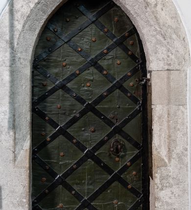 Zdjęcie nr 46: Kościół jest usytuowany w centrum wsi Rudawa, na północ od głównej drogi z Zabierzowa do Chrzanowa. Teren wokół niego jest otoczony wysokim, kamiennym murem z nieregularnych ciosów kamienia, oszkarpowanym, tynkowanym, z wyjątkiem zewnętrznej części muru na zachód od południowej bramki. W murze znajdują się trzy wejścia, od wschodu, południa i zachodu. W części wschodniej muru znajduje się trójosiowa brama wjazdowa, zwieńczona łukiem wklęsło-wypukłym, z trzema przelotami: środkowym wyższym i szerszym, zamkniętym łukiem odcinkowym i bocznymi węższymi i niższymi, zamkniętymi łukiem półkolistym (północne zamurowane). Część środkowa jest flankowana zdwojonymi pilastrami, podtrzymującymi profilowane uskokowe belkowanie z przyczółkiem o profilowanym łuku falistym, zwieńczonym równoramiennym krzyżem. W przyczółku wnęka z figurą św. Floriana. Bramki od strony zachodniej i południowej prostokątne, z przejściem zakończonym płaskim łukiem odcinkowym, z profilowanym gzymsem, zwieńczonym trójkątnym przyczółkiem. Przejścia zamykane drewnianymi ażurowymi i pomalowanymi na ciemnobrązowo jednoskrzydłowymi drzwiami. Poprzez bramkę od zachodu zejście kamiennymi schodami poprowadzonymi wzdłuż muru na dziedziniec plebański, usytuowany poniżej terenu kościelnego. 
W północno-wschodnim narożniku muru niewielka murowana i tynkowana kostnica na planie kwadratu, nakryta dachem namiotowym, łamanym, zakończonym ośmioboczną ślepą latarnią.

Po stronie południowej, poniżej placu kościelnego, do muru przylega murowana, tynkowana, prostokątna i dwukondygnacyjna „zegarowa” wieża bramna nakryta namiotowym dachem z wysoką drewnianą ośmioboczną latarnią o cebulastym hełmie. W wieży znajduje się przejazd wiodący na dziedziniec plebański, z sienią otwartą na przestrzał w dolnej kondygnacji i z lamusem dostępnym od strony placu kościelnego w górnej. 

W południowej części muru, w pobliżu południowo-wschodniego narożnika placu kościelnego, nadbudowana kamienna dzwonnica parawanowa z zawieszonymi czterema dzwonami.  

We wschodniej części placu kościelnego pomiędzy bramką wschodnią a kostnicą znajduje się kamienna ambona, o ośmiobocznej podstawie przechodzącej w szerszy, również ośmioboczny korpus, zakończony kamiennym parapetem, z kamiennymi schodami prowadzącymi na ambonę od strony wschodniej. 

Kościół jest orientowany, prawie w całości zbudowany z cegły, otynkowany z wyjątkiem prezbiterium. Wnętrze kościoła tworzy niewielkie, prostokątne, jednoprzęsłowe prezbiterium zakończone prostą ścianą i nakryte pozornym sklepieniem krzyżowo-żebrowym. Nawa jest szersza, prawie kwadratowa, nakryta drewnianym stropem. Prezbiterium z nawą są połączone szeroką, ostrołukową arkadą w ścianie tęczowej. Od północy do prezbiterium przylega założona na planie prostokąta dwuprzęsłowa zakrystia, nakryta sklepieniem krzyżowym. Wejście do zakrystii zaznaczone gotyckim, kamiennym, sfazowanym portalem zamkniętym łukiem ostrym. Od zachodu do zakrystii przylega niewielkie pomieszczenie gospodarcze, do którego z zakrystii prowadzą ostrołukowe drzwi. Zakrystia oświetlona ostrołukowym oknem w ścianie wschodniej, wypełnionym witrażem z tafelek w kształcie sześciokąta foremnego, ze szkła surowego, tzw. katedralnego. 

Od południa do nawy przylega kaplica o formach renesansowych, dwukondygnacyjna, założona na planie kwadratu. W dolnej kondygnacji sklepiona krzyżowo-żebrowo kruchta otwarta do nawy szeroką, zamkniętą półkoliście arkadą.

Ponad kruchtą kaplica św. Kazimierza, nakryta wspartą na pendentywach kopułą z latarnią. Z kruchty do kaplicy prowadzą kręte kamienne schody umieszczone od zachodu w półkolistej wieżyczce. Prostokątne wejście z krypty na klatkę schodową ujęte kamiennym profilowanym portalem. Kaplica otwarta do nawy szeroką, zamkniętą półkoliście arkadą, o kształcie i wymiarach analogicznych do arkady znajdującej się poniżej. Kaplicę, prócz latarni, oświetla prostokątne okno w ścianie południowej, wypełnione witrażem z tafelek w kształcie gomółek, ze szkła surowego, tzw. katedralnego. Na zachodniej ścianie nawy chór muzyczny, dostępny klatką schodową ukrytą w zewnętrznym aneksie przylegającym do zachodniej elewacji nawy i południowej elewacji wieży-dzwonnicy. 

Nawę i prezbiterium oświetlają umieszczone w południowych ścianach prostokątne, rozglifione okna: jedno w prezbiterium, dwa w nawie. Wszystkie wypełnione witrażami z tafelek w kształcie gomółek, ze szkła surowego, tzw. katedralnego. 

Do kościoła prowadzą dwa wejścia: poprzez arkadę z kruchty południowej oraz szerokie wejście główne prostokątne, zamknięte łukiem odcinkowym, prowadzące do kościoła z obszernej kruchty od strony zachodniej, znajdującej się w murowanym przyziemiu wieży - dzwonnicy. Kruchta, założona na planie kwadratu i nakryta murowanym stropem, doświetlona jest dwoma prostokątnymi oknami umieszczonymi naprzeciw siebie w ścianach północnej i południowej.
 
W zewnętrznej elewacji kościoła widoczny niewysoki kamienny cokół wykonany z nieregularnych ciosów kamienia. Prezbiterium, niższe od nawy, murowane z cegły w układzie wedyjskim, z domieszką układu polskiego. Wschodnie naroża prezbiterium zaakcentowane płaskimi lizenami. We wschodniej ścianie widoczny zarys zamurowanego wydłużonego okna zamkniętego lekko zaostrzonym łukiem, w trójkątnym szczycie znajduje się niewielkie wąskie okienko zakończone łukiem półkolistym. Południowa ściana prezbiterium ozdobiona fryzem z cegieł. Do ściany północnej prezbiterium przylega zakrystia, oszkarpowana, nakryta dachem pulpitowym, z dobudowanym od niej niewielkim aneksem, nakrytym takim samym zadaszeniem. Do wschodniej ściany prezbiterium przylega ogrójec nakryty dachem namiotowym z cebulastym zwieńczeniem, wspartym na sześciu smukłych, profilowanych drewnianych słupach z mieczami, pomiędzy którymi od północy i południa ażurowa drewniana balustrada. 

Nawa oszkarpowana w narożnikach. Elewacje bez podziałów architektonicznych. Od strony południowej do nawy dobudowana dwukondygnacyjna kaplica nakryta kopułą z latarnią, podzielona na dwie kondygnacje. W dolnej kondygnacji od południa wejście do kruchty zaznaczone kamiennym portalem o sfazowanych węgarach i lekko zaostrzonym łuku. Wejście zamykają drewniane dwuskrzydłowe drzwi ozdobione kratownicą z żelaznych listew. Od zachodu do kaplicy przylega półokrągła wieżyczka nakryta daszkiem stożkowym. 

Do zachodniej fasady kościoła dostawiona niska, założona na planie kwadratu trójkondygnacyjna wieża-dzwonnica: w dolnej części murowana, w narożach wzmocniona kamiennymi szkarpami, w górnej drewniana konstrukcji słupowo-ramowej z nadwieszoną izbicą i nakryta dachem półszczytowym. W dolnej, murowanej kondygnacji, na osi kościoła, prostokątne wejście do kruchty zaakcentowane przedsionkiem w kształcie ostrołukowej arkady i czterostopniowymi schodami. Przedsionek nakryty dachem dwuspadowym. Do zachodniej elewacji nawy i południowej elewacji dzwonnicy przylega niewielki, wysoki drewniany aneks, nakryty dachem pulpitowym, mieszczący klatkę schodową prowadzącą na górną kondygnację dzwonnicy i na chór muzyczny w nawie kościoła. Prostokątne wejście w południowej ścianie aneksu, do którego prowadzą pięciostopniowe proste schody. Ponad nimi, na wysokości drugiej kondygnacji dzwonnicy, niewielkie kwadratowe okno. 

Prezbiterium i nawa przykryte stromymi dachami dwuspadowymi, zamkniętymi od wschodu i zachodu szczytami sterczynowymi. Wieżyczka na sygnaturkę ośmioboczna, w dolnej części barokowa, w górnej części nowsza.