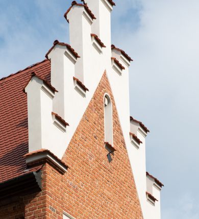 Zdjęcie nr 62: Kościół jest usytuowany w centrum wsi Rudawa, na północ od głównej drogi z Zabierzowa do Chrzanowa. Teren wokół niego jest otoczony wysokim, kamiennym murem z nieregularnych ciosów kamienia, oszkarpowanym, tynkowanym, z wyjątkiem zewnętrznej części muru na zachód od południowej bramki. W murze znajdują się trzy wejścia, od wschodu, południa i zachodu. W części wschodniej muru znajduje się trójosiowa brama wjazdowa, zwieńczona łukiem wklęsło-wypukłym, z trzema przelotami: środkowym wyższym i szerszym, zamkniętym łukiem odcinkowym i bocznymi węższymi i niższymi, zamkniętymi łukiem półkolistym (północne zamurowane). Część środkowa jest flankowana zdwojonymi pilastrami, podtrzymującymi profilowane uskokowe belkowanie z przyczółkiem o profilowanym łuku falistym, zwieńczonym równoramiennym krzyżem. W przyczółku wnęka z figurą św. Floriana. Bramki od strony zachodniej i południowej prostokątne, z przejściem zakończonym płaskim łukiem odcinkowym, z profilowanym gzymsem, zwieńczonym trójkątnym przyczółkiem. Przejścia zamykane drewnianymi ażurowymi i pomalowanymi na ciemnobrązowo jednoskrzydłowymi drzwiami. Poprzez bramkę od zachodu zejście kamiennymi schodami poprowadzonymi wzdłuż muru na dziedziniec plebański, usytuowany poniżej terenu kościelnego. 
W północno-wschodnim narożniku muru niewielka murowana i tynkowana kostnica na planie kwadratu, nakryta dachem namiotowym, łamanym, zakończonym ośmioboczną ślepą latarnią.

Po stronie południowej, poniżej placu kościelnego, do muru przylega murowana, tynkowana, prostokątna i dwukondygnacyjna „zegarowa” wieża bramna nakryta namiotowym dachem z wysoką drewnianą ośmioboczną latarnią o cebulastym hełmie. W wieży znajduje się przejazd wiodący na dziedziniec plebański, z sienią otwartą na przestrzał w dolnej kondygnacji i z lamusem dostępnym od strony placu kościelnego w górnej. 

W południowej części muru, w pobliżu południowo-wschodniego narożnika placu kościelnego, nadbudowana kamienna dzwonnica parawanowa z zawieszonymi czterema dzwonami.  

We wschodniej części placu kościelnego pomiędzy bramką wschodnią a kostnicą znajduje się kamienna ambona, o ośmiobocznej podstawie przechodzącej w szerszy, również ośmioboczny korpus, zakończony kamiennym parapetem, z kamiennymi schodami prowadzącymi na ambonę od strony wschodniej. 

Kościół jest orientowany, prawie w całości zbudowany z cegły, otynkowany z wyjątkiem prezbiterium. Wnętrze kościoła tworzy niewielkie, prostokątne, jednoprzęsłowe prezbiterium zakończone prostą ścianą i nakryte pozornym sklepieniem krzyżowo-żebrowym. Nawa jest szersza, prawie kwadratowa, nakryta drewnianym stropem. Prezbiterium z nawą są połączone szeroką, ostrołukową arkadą w ścianie tęczowej. Od północy do prezbiterium przylega założona na planie prostokąta dwuprzęsłowa zakrystia, nakryta sklepieniem krzyżowym. Wejście do zakrystii zaznaczone gotyckim, kamiennym, sfazowanym portalem zamkniętym łukiem ostrym. Od zachodu do zakrystii przylega niewielkie pomieszczenie gospodarcze, do którego z zakrystii prowadzą ostrołukowe drzwi. Zakrystia oświetlona ostrołukowym oknem w ścianie wschodniej, wypełnionym witrażem z tafelek w kształcie sześciokąta foremnego, ze szkła surowego, tzw. katedralnego. 

Od południa do nawy przylega kaplica o formach renesansowych, dwukondygnacyjna, założona na planie kwadratu. W dolnej kondygnacji sklepiona krzyżowo-żebrowo kruchta otwarta do nawy szeroką, zamkniętą półkoliście arkadą.

Ponad kruchtą kaplica św. Kazimierza, nakryta wspartą na pendentywach kopułą z latarnią. Z kruchty do kaplicy prowadzą kręte kamienne schody umieszczone od zachodu w półkolistej wieżyczce. Prostokątne wejście z krypty na klatkę schodową ujęte kamiennym profilowanym portalem. Kaplica otwarta do nawy szeroką, zamkniętą półkoliście arkadą, o kształcie i wymiarach analogicznych do arkady znajdującej się poniżej. Kaplicę, prócz latarni, oświetla prostokątne okno w ścianie południowej, wypełnione witrażem z tafelek w kształcie gomółek, ze szkła surowego, tzw. katedralnego. Na zachodniej ścianie nawy chór muzyczny, dostępny klatką schodową ukrytą w zewnętrznym aneksie przylegającym do zachodniej elewacji nawy i południowej elewacji wieży-dzwonnicy. 

Nawę i prezbiterium oświetlają umieszczone w południowych ścianach prostokątne, rozglifione okna: jedno w prezbiterium, dwa w nawie. Wszystkie wypełnione witrażami z tafelek w kształcie gomółek, ze szkła surowego, tzw. katedralnego. 

Do kościoła prowadzą dwa wejścia: poprzez arkadę z kruchty południowej oraz szerokie wejście główne prostokątne, zamknięte łukiem odcinkowym, prowadzące do kościoła z obszernej kruchty od strony zachodniej, znajdującej się w murowanym przyziemiu wieży - dzwonnicy. Kruchta, założona na planie kwadratu i nakryta murowanym stropem, doświetlona jest dwoma prostokątnymi oknami umieszczonymi naprzeciw siebie w ścianach północnej i południowej.
 
W zewnętrznej elewacji kościoła widoczny niewysoki kamienny cokół wykonany z nieregularnych ciosów kamienia. Prezbiterium, niższe od nawy, murowane z cegły w układzie wedyjskim, z domieszką układu polskiego. Wschodnie naroża prezbiterium zaakcentowane płaskimi lizenami. We wschodniej ścianie widoczny zarys zamurowanego wydłużonego okna zamkniętego lekko zaostrzonym łukiem, w trójkątnym szczycie znajduje się niewielkie wąskie okienko zakończone łukiem półkolistym. Południowa ściana prezbiterium ozdobiona fryzem z cegieł. Do ściany północnej prezbiterium przylega zakrystia, oszkarpowana, nakryta dachem pulpitowym, z dobudowanym od niej niewielkim aneksem, nakrytym takim samym zadaszeniem. Do wschodniej ściany prezbiterium przylega ogrójec nakryty dachem namiotowym z cebulastym zwieńczeniem, wspartym na sześciu smukłych, profilowanych drewnianych słupach z mieczami, pomiędzy którymi od północy i południa ażurowa drewniana balustrada. 

Nawa oszkarpowana w narożnikach. Elewacje bez podziałów architektonicznych. Od strony południowej do nawy dobudowana dwukondygnacyjna kaplica nakryta kopułą z latarnią, podzielona na dwie kondygnacje. W dolnej kondygnacji od południa wejście do kruchty zaznaczone kamiennym portalem o sfazowanych węgarach i lekko zaostrzonym łuku. Wejście zamykają drewniane dwuskrzydłowe drzwi ozdobione kratownicą z żelaznych listew. Od zachodu do kaplicy przylega półokrągła wieżyczka nakryta daszkiem stożkowym. 

Do zachodniej fasady kościoła dostawiona niska, założona na planie kwadratu trójkondygnacyjna wieża-dzwonnica: w dolnej części murowana, w narożach wzmocniona kamiennymi szkarpami, w górnej drewniana konstrukcji słupowo-ramowej z nadwieszoną izbicą i nakryta dachem półszczytowym. W dolnej, murowanej kondygnacji, na osi kościoła, prostokątne wejście do kruchty zaakcentowane przedsionkiem w kształcie ostrołukowej arkady i czterostopniowymi schodami. Przedsionek nakryty dachem dwuspadowym. Do zachodniej elewacji nawy i południowej elewacji dzwonnicy przylega niewielki, wysoki drewniany aneks, nakryty dachem pulpitowym, mieszczący klatkę schodową prowadzącą na górną kondygnację dzwonnicy i na chór muzyczny w nawie kościoła. Prostokątne wejście w południowej ścianie aneksu, do którego prowadzą pięciostopniowe proste schody. Ponad nimi, na wysokości drugiej kondygnacji dzwonnicy, niewielkie kwadratowe okno. 

Prezbiterium i nawa przykryte stromymi dachami dwuspadowymi, zamkniętymi od wschodu i zachodu szczytami sterczynowymi. Wieżyczka na sygnaturkę ośmioboczna, w dolnej części barokowa, w górnej części nowsza.