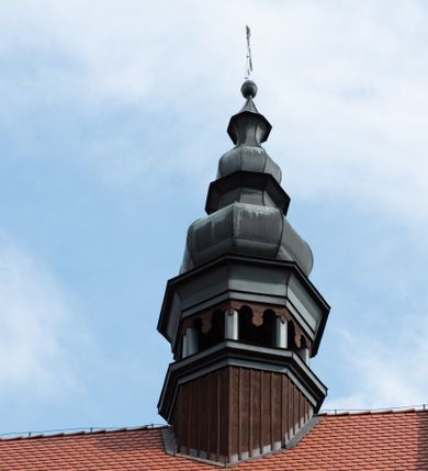 Zdjęcie nr 60: Kościół jest usytuowany w centrum wsi Rudawa, na północ od głównej drogi z Zabierzowa do Chrzanowa. Teren wokół niego jest otoczony wysokim, kamiennym murem z nieregularnych ciosów kamienia, oszkarpowanym, tynkowanym, z wyjątkiem zewnętrznej części muru na zachód od południowej bramki. W murze znajdują się trzy wejścia, od wschodu, południa i zachodu. W części wschodniej muru znajduje się trójosiowa brama wjazdowa, zwieńczona łukiem wklęsło-wypukłym, z trzema przelotami: środkowym wyższym i szerszym, zamkniętym łukiem odcinkowym i bocznymi węższymi i niższymi, zamkniętymi łukiem półkolistym (północne zamurowane). Część środkowa jest flankowana zdwojonymi pilastrami, podtrzymującymi profilowane uskokowe belkowanie z przyczółkiem o profilowanym łuku falistym, zwieńczonym równoramiennym krzyżem. W przyczółku wnęka z figurą św. Floriana. Bramki od strony zachodniej i południowej prostokątne, z przejściem zakończonym płaskim łukiem odcinkowym, z profilowanym gzymsem, zwieńczonym trójkątnym przyczółkiem. Przejścia zamykane drewnianymi ażurowymi i pomalowanymi na ciemnobrązowo jednoskrzydłowymi drzwiami. Poprzez bramkę od zachodu zejście kamiennymi schodami poprowadzonymi wzdłuż muru na dziedziniec plebański, usytuowany poniżej terenu kościelnego. 
W północno-wschodnim narożniku muru niewielka murowana i tynkowana kostnica na planie kwadratu, nakryta dachem namiotowym, łamanym, zakończonym ośmioboczną ślepą latarnią.

Po stronie południowej, poniżej placu kościelnego, do muru przylega murowana, tynkowana, prostokątna i dwukondygnacyjna „zegarowa” wieża bramna nakryta namiotowym dachem z wysoką drewnianą ośmioboczną latarnią o cebulastym hełmie. W wieży znajduje się przejazd wiodący na dziedziniec plebański, z sienią otwartą na przestrzał w dolnej kondygnacji i z lamusem dostępnym od strony placu kościelnego w górnej. 

W południowej części muru, w pobliżu południowo-wschodniego narożnika placu kościelnego, nadbudowana kamienna dzwonnica parawanowa z zawieszonymi czterema dzwonami.  

We wschodniej części placu kościelnego pomiędzy bramką wschodnią a kostnicą znajduje się kamienna ambona, o ośmiobocznej podstawie przechodzącej w szerszy, również ośmioboczny korpus, zakończony kamiennym parapetem, z kamiennymi schodami prowadzącymi na ambonę od strony wschodniej. 

Kościół jest orientowany, prawie w całości zbudowany z cegły, otynkowany z wyjątkiem prezbiterium. Wnętrze kościoła tworzy niewielkie, prostokątne, jednoprzęsłowe prezbiterium zakończone prostą ścianą i nakryte pozornym sklepieniem krzyżowo-żebrowym. Nawa jest szersza, prawie kwadratowa, nakryta drewnianym stropem. Prezbiterium z nawą są połączone szeroką, ostrołukową arkadą w ścianie tęczowej. Od północy do prezbiterium przylega założona na planie prostokąta dwuprzęsłowa zakrystia, nakryta sklepieniem krzyżowym. Wejście do zakrystii zaznaczone gotyckim, kamiennym, sfazowanym portalem zamkniętym łukiem ostrym. Od zachodu do zakrystii przylega niewielkie pomieszczenie gospodarcze, do którego z zakrystii prowadzą ostrołukowe drzwi. Zakrystia oświetlona ostrołukowym oknem w ścianie wschodniej, wypełnionym witrażem z tafelek w kształcie sześciokąta foremnego, ze szkła surowego, tzw. katedralnego. 

Od południa do nawy przylega kaplica o formach renesansowych, dwukondygnacyjna, założona na planie kwadratu. W dolnej kondygnacji sklepiona krzyżowo-żebrowo kruchta otwarta do nawy szeroką, zamkniętą półkoliście arkadą.

Ponad kruchtą kaplica św. Kazimierza, nakryta wspartą na pendentywach kopułą z latarnią. Z kruchty do kaplicy prowadzą kręte kamienne schody umieszczone od zachodu w półkolistej wieżyczce. Prostokątne wejście z krypty na klatkę schodową ujęte kamiennym profilowanym portalem. Kaplica otwarta do nawy szeroką, zamkniętą półkoliście arkadą, o kształcie i wymiarach analogicznych do arkady znajdującej się poniżej. Kaplicę, prócz latarni, oświetla prostokątne okno w ścianie południowej, wypełnione witrażem z tafelek w kształcie gomółek, ze szkła surowego, tzw. katedralnego. Na zachodniej ścianie nawy chór muzyczny, dostępny klatką schodową ukrytą w zewnętrznym aneksie przylegającym do zachodniej elewacji nawy i południowej elewacji wieży-dzwonnicy. 

Nawę i prezbiterium oświetlają umieszczone w południowych ścianach prostokątne, rozglifione okna: jedno w prezbiterium, dwa w nawie. Wszystkie wypełnione witrażami z tafelek w kształcie gomółek, ze szkła surowego, tzw. katedralnego. 

Do kościoła prowadzą dwa wejścia: poprzez arkadę z kruchty południowej oraz szerokie wejście główne prostokątne, zamknięte łukiem odcinkowym, prowadzące do kościoła z obszernej kruchty od strony zachodniej, znajdującej się w murowanym przyziemiu wieży - dzwonnicy. Kruchta, założona na planie kwadratu i nakryta murowanym stropem, doświetlona jest dwoma prostokątnymi oknami umieszczonymi naprzeciw siebie w ścianach północnej i południowej.
 
W zewnętrznej elewacji kościoła widoczny niewysoki kamienny cokół wykonany z nieregularnych ciosów kamienia. Prezbiterium, niższe od nawy, murowane z cegły w układzie wedyjskim, z domieszką układu polskiego. Wschodnie naroża prezbiterium zaakcentowane płaskimi lizenami. We wschodniej ścianie widoczny zarys zamurowanego wydłużonego okna zamkniętego lekko zaostrzonym łukiem, w trójkątnym szczycie znajduje się niewielkie wąskie okienko zakończone łukiem półkolistym. Południowa ściana prezbiterium ozdobiona fryzem z cegieł. Do ściany północnej prezbiterium przylega zakrystia, oszkarpowana, nakryta dachem pulpitowym, z dobudowanym od niej niewielkim aneksem, nakrytym takim samym zadaszeniem. Do wschodniej ściany prezbiterium przylega ogrójec nakryty dachem namiotowym z cebulastym zwieńczeniem, wspartym na sześciu smukłych, profilowanych drewnianych słupach z mieczami, pomiędzy którymi od północy i południa ażurowa drewniana balustrada. 

Nawa oszkarpowana w narożnikach. Elewacje bez podziałów architektonicznych. Od strony południowej do nawy dobudowana dwukondygnacyjna kaplica nakryta kopułą z latarnią, podzielona na dwie kondygnacje. W dolnej kondygnacji od południa wejście do kruchty zaznaczone kamiennym portalem o sfazowanych węgarach i lekko zaostrzonym łuku. Wejście zamykają drewniane dwuskrzydłowe drzwi ozdobione kratownicą z żelaznych listew. Od zachodu do kaplicy przylega półokrągła wieżyczka nakryta daszkiem stożkowym. 

Do zachodniej fasady kościoła dostawiona niska, założona na planie kwadratu trójkondygnacyjna wieża-dzwonnica: w dolnej części murowana, w narożach wzmocniona kamiennymi szkarpami, w górnej drewniana konstrukcji słupowo-ramowej z nadwieszoną izbicą i nakryta dachem półszczytowym. W dolnej, murowanej kondygnacji, na osi kościoła, prostokątne wejście do kruchty zaakcentowane przedsionkiem w kształcie ostrołukowej arkady i czterostopniowymi schodami. Przedsionek nakryty dachem dwuspadowym. Do zachodniej elewacji nawy i południowej elewacji dzwonnicy przylega niewielki, wysoki drewniany aneks, nakryty dachem pulpitowym, mieszczący klatkę schodową prowadzącą na górną kondygnację dzwonnicy i na chór muzyczny w nawie kościoła. Prostokątne wejście w południowej ścianie aneksu, do którego prowadzą pięciostopniowe proste schody. Ponad nimi, na wysokości drugiej kondygnacji dzwonnicy, niewielkie kwadratowe okno. 

Prezbiterium i nawa przykryte stromymi dachami dwuspadowymi, zamkniętymi od wschodu i zachodu szczytami sterczynowymi. Wieżyczka na sygnaturkę ośmioboczna, w dolnej części barokowa, w górnej części nowsza.