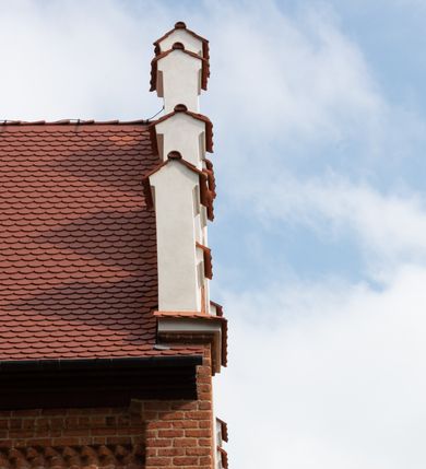 Zdjęcie nr 57: Kościół jest usytuowany w centrum wsi Rudawa, na północ od głównej drogi z Zabierzowa do Chrzanowa. Teren wokół niego jest otoczony wysokim, kamiennym murem z nieregularnych ciosów kamienia, oszkarpowanym, tynkowanym, z wyjątkiem zewnętrznej części muru na zachód od południowej bramki. W murze znajdują się trzy wejścia, od wschodu, południa i zachodu. W części wschodniej muru znajduje się trójosiowa brama wjazdowa, zwieńczona łukiem wklęsło-wypukłym, z trzema przelotami: środkowym wyższym i szerszym, zamkniętym łukiem odcinkowym i bocznymi węższymi i niższymi, zamkniętymi łukiem półkolistym (północne zamurowane). Część środkowa jest flankowana zdwojonymi pilastrami, podtrzymującymi profilowane uskokowe belkowanie z przyczółkiem o profilowanym łuku falistym, zwieńczonym równoramiennym krzyżem. W przyczółku wnęka z figurą św. Floriana. Bramki od strony zachodniej i południowej prostokątne, z przejściem zakończonym płaskim łukiem odcinkowym, z profilowanym gzymsem, zwieńczonym trójkątnym przyczółkiem. Przejścia zamykane drewnianymi ażurowymi i pomalowanymi na ciemnobrązowo jednoskrzydłowymi drzwiami. Poprzez bramkę od zachodu zejście kamiennymi schodami poprowadzonymi wzdłuż muru na dziedziniec plebański, usytuowany poniżej terenu kościelnego. 
W północno-wschodnim narożniku muru niewielka murowana i tynkowana kostnica na planie kwadratu, nakryta dachem namiotowym, łamanym, zakończonym ośmioboczną ślepą latarnią.

Po stronie południowej, poniżej placu kościelnego, do muru przylega murowana, tynkowana, prostokątna i dwukondygnacyjna „zegarowa” wieża bramna nakryta namiotowym dachem z wysoką drewnianą ośmioboczną latarnią o cebulastym hełmie. W wieży znajduje się przejazd wiodący na dziedziniec plebański, z sienią otwartą na przestrzał w dolnej kondygnacji i z lamusem dostępnym od strony placu kościelnego w górnej. 

W południowej części muru, w pobliżu południowo-wschodniego narożnika placu kościelnego, nadbudowana kamienna dzwonnica parawanowa z zawieszonymi czterema dzwonami.  

We wschodniej części placu kościelnego pomiędzy bramką wschodnią a kostnicą znajduje się kamienna ambona, o ośmiobocznej podstawie przechodzącej w szerszy, również ośmioboczny korpus, zakończony kamiennym parapetem, z kamiennymi schodami prowadzącymi na ambonę od strony wschodniej. 

Kościół jest orientowany, prawie w całości zbudowany z cegły, otynkowany z wyjątkiem prezbiterium. Wnętrze kościoła tworzy niewielkie, prostokątne, jednoprzęsłowe prezbiterium zakończone prostą ścianą i nakryte pozornym sklepieniem krzyżowo-żebrowym. Nawa jest szersza, prawie kwadratowa, nakryta drewnianym stropem. Prezbiterium z nawą są połączone szeroką, ostrołukową arkadą w ścianie tęczowej. Od północy do prezbiterium przylega założona na planie prostokąta dwuprzęsłowa zakrystia, nakryta sklepieniem krzyżowym. Wejście do zakrystii zaznaczone gotyckim, kamiennym, sfazowanym portalem zamkniętym łukiem ostrym. Od zachodu do zakrystii przylega niewielkie pomieszczenie gospodarcze, do którego z zakrystii prowadzą ostrołukowe drzwi. Zakrystia oświetlona ostrołukowym oknem w ścianie wschodniej, wypełnionym witrażem z tafelek w kształcie sześciokąta foremnego, ze szkła surowego, tzw. katedralnego. 

Od południa do nawy przylega kaplica o formach renesansowych, dwukondygnacyjna, założona na planie kwadratu. W dolnej kondygnacji sklepiona krzyżowo-żebrowo kruchta otwarta do nawy szeroką, zamkniętą półkoliście arkadą.

Ponad kruchtą kaplica św. Kazimierza, nakryta wspartą na pendentywach kopułą z latarnią. Z kruchty do kaplicy prowadzą kręte kamienne schody umieszczone od zachodu w półkolistej wieżyczce. Prostokątne wejście z krypty na klatkę schodową ujęte kamiennym profilowanym portalem. Kaplica otwarta do nawy szeroką, zamkniętą półkoliście arkadą, o kształcie i wymiarach analogicznych do arkady znajdującej się poniżej. Kaplicę, prócz latarni, oświetla prostokątne okno w ścianie południowej, wypełnione witrażem z tafelek w kształcie gomółek, ze szkła surowego, tzw. katedralnego. Na zachodniej ścianie nawy chór muzyczny, dostępny klatką schodową ukrytą w zewnętrznym aneksie przylegającym do zachodniej elewacji nawy i południowej elewacji wieży-dzwonnicy. 

Nawę i prezbiterium oświetlają umieszczone w południowych ścianach prostokątne, rozglifione okna: jedno w prezbiterium, dwa w nawie. Wszystkie wypełnione witrażami z tafelek w kształcie gomółek, ze szkła surowego, tzw. katedralnego. 

Do kościoła prowadzą dwa wejścia: poprzez arkadę z kruchty południowej oraz szerokie wejście główne prostokątne, zamknięte łukiem odcinkowym, prowadzące do kościoła z obszernej kruchty od strony zachodniej, znajdującej się w murowanym przyziemiu wieży - dzwonnicy. Kruchta, założona na planie kwadratu i nakryta murowanym stropem, doświetlona jest dwoma prostokątnymi oknami umieszczonymi naprzeciw siebie w ścianach północnej i południowej.
 
W zewnętrznej elewacji kościoła widoczny niewysoki kamienny cokół wykonany z nieregularnych ciosów kamienia. Prezbiterium, niższe od nawy, murowane z cegły w układzie wedyjskim, z domieszką układu polskiego. Wschodnie naroża prezbiterium zaakcentowane płaskimi lizenami. We wschodniej ścianie widoczny zarys zamurowanego wydłużonego okna zamkniętego lekko zaostrzonym łukiem, w trójkątnym szczycie znajduje się niewielkie wąskie okienko zakończone łukiem półkolistym. Południowa ściana prezbiterium ozdobiona fryzem z cegieł. Do ściany północnej prezbiterium przylega zakrystia, oszkarpowana, nakryta dachem pulpitowym, z dobudowanym od niej niewielkim aneksem, nakrytym takim samym zadaszeniem. Do wschodniej ściany prezbiterium przylega ogrójec nakryty dachem namiotowym z cebulastym zwieńczeniem, wspartym na sześciu smukłych, profilowanych drewnianych słupach z mieczami, pomiędzy którymi od północy i południa ażurowa drewniana balustrada. 

Nawa oszkarpowana w narożnikach. Elewacje bez podziałów architektonicznych. Od strony południowej do nawy dobudowana dwukondygnacyjna kaplica nakryta kopułą z latarnią, podzielona na dwie kondygnacje. W dolnej kondygnacji od południa wejście do kruchty zaznaczone kamiennym portalem o sfazowanych węgarach i lekko zaostrzonym łuku. Wejście zamykają drewniane dwuskrzydłowe drzwi ozdobione kratownicą z żelaznych listew. Od zachodu do kaplicy przylega półokrągła wieżyczka nakryta daszkiem stożkowym. 

Do zachodniej fasady kościoła dostawiona niska, założona na planie kwadratu trójkondygnacyjna wieża-dzwonnica: w dolnej części murowana, w narożach wzmocniona kamiennymi szkarpami, w górnej drewniana konstrukcji słupowo-ramowej z nadwieszoną izbicą i nakryta dachem półszczytowym. W dolnej, murowanej kondygnacji, na osi kościoła, prostokątne wejście do kruchty zaakcentowane przedsionkiem w kształcie ostrołukowej arkady i czterostopniowymi schodami. Przedsionek nakryty dachem dwuspadowym. Do zachodniej elewacji nawy i południowej elewacji dzwonnicy przylega niewielki, wysoki drewniany aneks, nakryty dachem pulpitowym, mieszczący klatkę schodową prowadzącą na górną kondygnację dzwonnicy i na chór muzyczny w nawie kościoła. Prostokątne wejście w południowej ścianie aneksu, do którego prowadzą pięciostopniowe proste schody. Ponad nimi, na wysokości drugiej kondygnacji dzwonnicy, niewielkie kwadratowe okno. 

Prezbiterium i nawa przykryte stromymi dachami dwuspadowymi, zamkniętymi od wschodu i zachodu szczytami sterczynowymi. Wieżyczka na sygnaturkę ośmioboczna, w dolnej części barokowa, w górnej części nowsza.