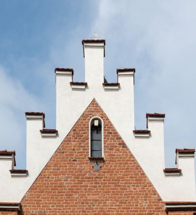 Zdjęcie nr 64: Kościół jest usytuowany w centrum wsi Rudawa, na północ od głównej drogi z Zabierzowa do Chrzanowa. Teren wokół niego jest otoczony wysokim, kamiennym murem z nieregularnych ciosów kamienia, oszkarpowanym, tynkowanym, z wyjątkiem zewnętrznej części muru na zachód od południowej bramki. W murze znajdują się trzy wejścia, od wschodu, południa i zachodu. W części wschodniej muru znajduje się trójosiowa brama wjazdowa, zwieńczona łukiem wklęsło-wypukłym, z trzema przelotami: środkowym wyższym i szerszym, zamkniętym łukiem odcinkowym i bocznymi węższymi i niższymi, zamkniętymi łukiem półkolistym (północne zamurowane). Część środkowa jest flankowana zdwojonymi pilastrami, podtrzymującymi profilowane uskokowe belkowanie z przyczółkiem o profilowanym łuku falistym, zwieńczonym równoramiennym krzyżem. W przyczółku wnęka z figurą św. Floriana. Bramki od strony zachodniej i południowej prostokątne, z przejściem zakończonym płaskim łukiem odcinkowym, z profilowanym gzymsem, zwieńczonym trójkątnym przyczółkiem. Przejścia zamykane drewnianymi ażurowymi i pomalowanymi na ciemnobrązowo jednoskrzydłowymi drzwiami. Poprzez bramkę od zachodu zejście kamiennymi schodami poprowadzonymi wzdłuż muru na dziedziniec plebański, usytuowany poniżej terenu kościelnego. 
W północno-wschodnim narożniku muru niewielka murowana i tynkowana kostnica na planie kwadratu, nakryta dachem namiotowym, łamanym, zakończonym ośmioboczną ślepą latarnią.

Po stronie południowej, poniżej placu kościelnego, do muru przylega murowana, tynkowana, prostokątna i dwukondygnacyjna „zegarowa” wieża bramna nakryta namiotowym dachem z wysoką drewnianą ośmioboczną latarnią o cebulastym hełmie. W wieży znajduje się przejazd wiodący na dziedziniec plebański, z sienią otwartą na przestrzał w dolnej kondygnacji i z lamusem dostępnym od strony placu kościelnego w górnej. 

W południowej części muru, w pobliżu południowo-wschodniego narożnika placu kościelnego, nadbudowana kamienna dzwonnica parawanowa z zawieszonymi czterema dzwonami.  

We wschodniej części placu kościelnego pomiędzy bramką wschodnią a kostnicą znajduje się kamienna ambona, o ośmiobocznej podstawie przechodzącej w szerszy, również ośmioboczny korpus, zakończony kamiennym parapetem, z kamiennymi schodami prowadzącymi na ambonę od strony wschodniej. 

Kościół jest orientowany, prawie w całości zbudowany z cegły, otynkowany z wyjątkiem prezbiterium. Wnętrze kościoła tworzy niewielkie, prostokątne, jednoprzęsłowe prezbiterium zakończone prostą ścianą i nakryte pozornym sklepieniem krzyżowo-żebrowym. Nawa jest szersza, prawie kwadratowa, nakryta drewnianym stropem. Prezbiterium z nawą są połączone szeroką, ostrołukową arkadą w ścianie tęczowej. Od północy do prezbiterium przylega założona na planie prostokąta dwuprzęsłowa zakrystia, nakryta sklepieniem krzyżowym. Wejście do zakrystii zaznaczone gotyckim, kamiennym, sfazowanym portalem zamkniętym łukiem ostrym. Od zachodu do zakrystii przylega niewielkie pomieszczenie gospodarcze, do którego z zakrystii prowadzą ostrołukowe drzwi. Zakrystia oświetlona ostrołukowym oknem w ścianie wschodniej, wypełnionym witrażem z tafelek w kształcie sześciokąta foremnego, ze szkła surowego, tzw. katedralnego. 

Od południa do nawy przylega kaplica o formach renesansowych, dwukondygnacyjna, założona na planie kwadratu. W dolnej kondygnacji sklepiona krzyżowo-żebrowo kruchta otwarta do nawy szeroką, zamkniętą półkoliście arkadą.

Ponad kruchtą kaplica św. Kazimierza, nakryta wspartą na pendentywach kopułą z latarnią. Z kruchty do kaplicy prowadzą kręte kamienne schody umieszczone od zachodu w półkolistej wieżyczce. Prostokątne wejście z krypty na klatkę schodową ujęte kamiennym profilowanym portalem. Kaplica otwarta do nawy szeroką, zamkniętą półkoliście arkadą, o kształcie i wymiarach analogicznych do arkady znajdującej się poniżej. Kaplicę, prócz latarni, oświetla prostokątne okno w ścianie południowej, wypełnione witrażem z tafelek w kształcie gomółek, ze szkła surowego, tzw. katedralnego. Na zachodniej ścianie nawy chór muzyczny, dostępny klatką schodową ukrytą w zewnętrznym aneksie przylegającym do zachodniej elewacji nawy i południowej elewacji wieży-dzwonnicy. 

Nawę i prezbiterium oświetlają umieszczone w południowych ścianach prostokątne, rozglifione okna: jedno w prezbiterium, dwa w nawie. Wszystkie wypełnione witrażami z tafelek w kształcie gomółek, ze szkła surowego, tzw. katedralnego. 

Do kościoła prowadzą dwa wejścia: poprzez arkadę z kruchty południowej oraz szerokie wejście główne prostokątne, zamknięte łukiem odcinkowym, prowadzące do kościoła z obszernej kruchty od strony zachodniej, znajdującej się w murowanym przyziemiu wieży - dzwonnicy. Kruchta, założona na planie kwadratu i nakryta murowanym stropem, doświetlona jest dwoma prostokątnymi oknami umieszczonymi naprzeciw siebie w ścianach północnej i południowej.
 
W zewnętrznej elewacji kościoła widoczny niewysoki kamienny cokół wykonany z nieregularnych ciosów kamienia. Prezbiterium, niższe od nawy, murowane z cegły w układzie wedyjskim, z domieszką układu polskiego. Wschodnie naroża prezbiterium zaakcentowane płaskimi lizenami. We wschodniej ścianie widoczny zarys zamurowanego wydłużonego okna zamkniętego lekko zaostrzonym łukiem, w trójkątnym szczycie znajduje się niewielkie wąskie okienko zakończone łukiem półkolistym. Południowa ściana prezbiterium ozdobiona fryzem z cegieł. Do ściany północnej prezbiterium przylega zakrystia, oszkarpowana, nakryta dachem pulpitowym, z dobudowanym od niej niewielkim aneksem, nakrytym takim samym zadaszeniem. Do wschodniej ściany prezbiterium przylega ogrójec nakryty dachem namiotowym z cebulastym zwieńczeniem, wspartym na sześciu smukłych, profilowanych drewnianych słupach z mieczami, pomiędzy którymi od północy i południa ażurowa drewniana balustrada. 

Nawa oszkarpowana w narożnikach. Elewacje bez podziałów architektonicznych. Od strony południowej do nawy dobudowana dwukondygnacyjna kaplica nakryta kopułą z latarnią, podzielona na dwie kondygnacje. W dolnej kondygnacji od południa wejście do kruchty zaznaczone kamiennym portalem o sfazowanych węgarach i lekko zaostrzonym łuku. Wejście zamykają drewniane dwuskrzydłowe drzwi ozdobione kratownicą z żelaznych listew. Od zachodu do kaplicy przylega półokrągła wieżyczka nakryta daszkiem stożkowym. 

Do zachodniej fasady kościoła dostawiona niska, założona na planie kwadratu trójkondygnacyjna wieża-dzwonnica: w dolnej części murowana, w narożach wzmocniona kamiennymi szkarpami, w górnej drewniana konstrukcji słupowo-ramowej z nadwieszoną izbicą i nakryta dachem półszczytowym. W dolnej, murowanej kondygnacji, na osi kościoła, prostokątne wejście do kruchty zaakcentowane przedsionkiem w kształcie ostrołukowej arkady i czterostopniowymi schodami. Przedsionek nakryty dachem dwuspadowym. Do zachodniej elewacji nawy i południowej elewacji dzwonnicy przylega niewielki, wysoki drewniany aneks, nakryty dachem pulpitowym, mieszczący klatkę schodową prowadzącą na górną kondygnację dzwonnicy i na chór muzyczny w nawie kościoła. Prostokątne wejście w południowej ścianie aneksu, do którego prowadzą pięciostopniowe proste schody. Ponad nimi, na wysokości drugiej kondygnacji dzwonnicy, niewielkie kwadratowe okno. 

Prezbiterium i nawa przykryte stromymi dachami dwuspadowymi, zamkniętymi od wschodu i zachodu szczytami sterczynowymi. Wieżyczka na sygnaturkę ośmioboczna, w dolnej części barokowa, w górnej części nowsza.