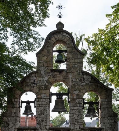 Zdjęcie nr 63: Kościół jest usytuowany w centrum wsi Rudawa, na północ od głównej drogi z Zabierzowa do Chrzanowa. Teren wokół niego jest otoczony wysokim, kamiennym murem z nieregularnych ciosów kamienia, oszkarpowanym, tynkowanym, z wyjątkiem zewnętrznej części muru na zachód od południowej bramki. W murze znajdują się trzy wejścia, od wschodu, południa i zachodu. W części wschodniej muru znajduje się trójosiowa brama wjazdowa, zwieńczona łukiem wklęsło-wypukłym, z trzema przelotami: środkowym wyższym i szerszym, zamkniętym łukiem odcinkowym i bocznymi węższymi i niższymi, zamkniętymi łukiem półkolistym (północne zamurowane). Część środkowa jest flankowana zdwojonymi pilastrami, podtrzymującymi profilowane uskokowe belkowanie z przyczółkiem o profilowanym łuku falistym, zwieńczonym równoramiennym krzyżem. W przyczółku wnęka z figurą św. Floriana. Bramki od strony zachodniej i południowej prostokątne, z przejściem zakończonym płaskim łukiem odcinkowym, z profilowanym gzymsem, zwieńczonym trójkątnym przyczółkiem. Przejścia zamykane drewnianymi ażurowymi i pomalowanymi na ciemnobrązowo jednoskrzydłowymi drzwiami. Poprzez bramkę od zachodu zejście kamiennymi schodami poprowadzonymi wzdłuż muru na dziedziniec plebański, usytuowany poniżej terenu kościelnego. 
W północno-wschodnim narożniku muru niewielka murowana i tynkowana kostnica na planie kwadratu, nakryta dachem namiotowym, łamanym, zakończonym ośmioboczną ślepą latarnią.

Po stronie południowej, poniżej placu kościelnego, do muru przylega murowana, tynkowana, prostokątna i dwukondygnacyjna „zegarowa” wieża bramna nakryta namiotowym dachem z wysoką drewnianą ośmioboczną latarnią o cebulastym hełmie. W wieży znajduje się przejazd wiodący na dziedziniec plebański, z sienią otwartą na przestrzał w dolnej kondygnacji i z lamusem dostępnym od strony placu kościelnego w górnej. 

W południowej części muru, w pobliżu południowo-wschodniego narożnika placu kościelnego, nadbudowana kamienna dzwonnica parawanowa z zawieszonymi czterema dzwonami.  

We wschodniej części placu kościelnego pomiędzy bramką wschodnią a kostnicą znajduje się kamienna ambona, o ośmiobocznej podstawie przechodzącej w szerszy, również ośmioboczny korpus, zakończony kamiennym parapetem, z kamiennymi schodami prowadzącymi na ambonę od strony wschodniej. 

Kościół jest orientowany, prawie w całości zbudowany z cegły, otynkowany z wyjątkiem prezbiterium. Wnętrze kościoła tworzy niewielkie, prostokątne, jednoprzęsłowe prezbiterium zakończone prostą ścianą i nakryte pozornym sklepieniem krzyżowo-żebrowym. Nawa jest szersza, prawie kwadratowa, nakryta drewnianym stropem. Prezbiterium z nawą są połączone szeroką, ostrołukową arkadą w ścianie tęczowej. Od północy do prezbiterium przylega założona na planie prostokąta dwuprzęsłowa zakrystia, nakryta sklepieniem krzyżowym. Wejście do zakrystii zaznaczone gotyckim, kamiennym, sfazowanym portalem zamkniętym łukiem ostrym. Od zachodu do zakrystii przylega niewielkie pomieszczenie gospodarcze, do którego z zakrystii prowadzą ostrołukowe drzwi. Zakrystia oświetlona ostrołukowym oknem w ścianie wschodniej, wypełnionym witrażem z tafelek w kształcie sześciokąta foremnego, ze szkła surowego, tzw. katedralnego. 

Od południa do nawy przylega kaplica o formach renesansowych, dwukondygnacyjna, założona na planie kwadratu. W dolnej kondygnacji sklepiona krzyżowo-żebrowo kruchta otwarta do nawy szeroką, zamkniętą półkoliście arkadą.

Ponad kruchtą kaplica św. Kazimierza, nakryta wspartą na pendentywach kopułą z latarnią. Z kruchty do kaplicy prowadzą kręte kamienne schody umieszczone od zachodu w półkolistej wieżyczce. Prostokątne wejście z krypty na klatkę schodową ujęte kamiennym profilowanym portalem. Kaplica otwarta do nawy szeroką, zamkniętą półkoliście arkadą, o kształcie i wymiarach analogicznych do arkady znajdującej się poniżej. Kaplicę, prócz latarni, oświetla prostokątne okno w ścianie południowej, wypełnione witrażem z tafelek w kształcie gomółek, ze szkła surowego, tzw. katedralnego. Na zachodniej ścianie nawy chór muzyczny, dostępny klatką schodową ukrytą w zewnętrznym aneksie przylegającym do zachodniej elewacji nawy i południowej elewacji wieży-dzwonnicy. 

Nawę i prezbiterium oświetlają umieszczone w południowych ścianach prostokątne, rozglifione okna: jedno w prezbiterium, dwa w nawie. Wszystkie wypełnione witrażami z tafelek w kształcie gomółek, ze szkła surowego, tzw. katedralnego. 

Do kościoła prowadzą dwa wejścia: poprzez arkadę z kruchty południowej oraz szerokie wejście główne prostokątne, zamknięte łukiem odcinkowym, prowadzące do kościoła z obszernej kruchty od strony zachodniej, znajdującej się w murowanym przyziemiu wieży - dzwonnicy. Kruchta, założona na planie kwadratu i nakryta murowanym stropem, doświetlona jest dwoma prostokątnymi oknami umieszczonymi naprzeciw siebie w ścianach północnej i południowej.
 
W zewnętrznej elewacji kościoła widoczny niewysoki kamienny cokół wykonany z nieregularnych ciosów kamienia. Prezbiterium, niższe od nawy, murowane z cegły w układzie wedyjskim, z domieszką układu polskiego. Wschodnie naroża prezbiterium zaakcentowane płaskimi lizenami. We wschodniej ścianie widoczny zarys zamurowanego wydłużonego okna zamkniętego lekko zaostrzonym łukiem, w trójkątnym szczycie znajduje się niewielkie wąskie okienko zakończone łukiem półkolistym. Południowa ściana prezbiterium ozdobiona fryzem z cegieł. Do ściany północnej prezbiterium przylega zakrystia, oszkarpowana, nakryta dachem pulpitowym, z dobudowanym od niej niewielkim aneksem, nakrytym takim samym zadaszeniem. Do wschodniej ściany prezbiterium przylega ogrójec nakryty dachem namiotowym z cebulastym zwieńczeniem, wspartym na sześciu smukłych, profilowanych drewnianych słupach z mieczami, pomiędzy którymi od północy i południa ażurowa drewniana balustrada. 

Nawa oszkarpowana w narożnikach. Elewacje bez podziałów architektonicznych. Od strony południowej do nawy dobudowana dwukondygnacyjna kaplica nakryta kopułą z latarnią, podzielona na dwie kondygnacje. W dolnej kondygnacji od południa wejście do kruchty zaznaczone kamiennym portalem o sfazowanych węgarach i lekko zaostrzonym łuku. Wejście zamykają drewniane dwuskrzydłowe drzwi ozdobione kratownicą z żelaznych listew. Od zachodu do kaplicy przylega półokrągła wieżyczka nakryta daszkiem stożkowym. 

Do zachodniej fasady kościoła dostawiona niska, założona na planie kwadratu trójkondygnacyjna wieża-dzwonnica: w dolnej części murowana, w narożach wzmocniona kamiennymi szkarpami, w górnej drewniana konstrukcji słupowo-ramowej z nadwieszoną izbicą i nakryta dachem półszczytowym. W dolnej, murowanej kondygnacji, na osi kościoła, prostokątne wejście do kruchty zaakcentowane przedsionkiem w kształcie ostrołukowej arkady i czterostopniowymi schodami. Przedsionek nakryty dachem dwuspadowym. Do zachodniej elewacji nawy i południowej elewacji dzwonnicy przylega niewielki, wysoki drewniany aneks, nakryty dachem pulpitowym, mieszczący klatkę schodową prowadzącą na górną kondygnację dzwonnicy i na chór muzyczny w nawie kościoła. Prostokątne wejście w południowej ścianie aneksu, do którego prowadzą pięciostopniowe proste schody. Ponad nimi, na wysokości drugiej kondygnacji dzwonnicy, niewielkie kwadratowe okno. 

Prezbiterium i nawa przykryte stromymi dachami dwuspadowymi, zamkniętymi od wschodu i zachodu szczytami sterczynowymi. Wieżyczka na sygnaturkę ośmioboczna, w dolnej części barokowa, w górnej części nowsza.