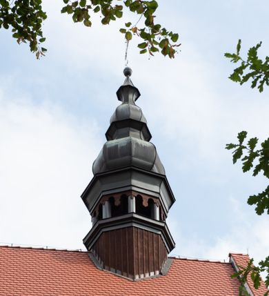 Zdjęcie nr 67: Kościół jest usytuowany w centrum wsi Rudawa, na północ od głównej drogi z Zabierzowa do Chrzanowa. Teren wokół niego jest otoczony wysokim, kamiennym murem z nieregularnych ciosów kamienia, oszkarpowanym, tynkowanym, z wyjątkiem zewnętrznej części muru na zachód od południowej bramki. W murze znajdują się trzy wejścia, od wschodu, południa i zachodu. W części wschodniej muru znajduje się trójosiowa brama wjazdowa, zwieńczona łukiem wklęsło-wypukłym, z trzema przelotami: środkowym wyższym i szerszym, zamkniętym łukiem odcinkowym i bocznymi węższymi i niższymi, zamkniętymi łukiem półkolistym (północne zamurowane). Część środkowa jest flankowana zdwojonymi pilastrami, podtrzymującymi profilowane uskokowe belkowanie z przyczółkiem o profilowanym łuku falistym, zwieńczonym równoramiennym krzyżem. W przyczółku wnęka z figurą św. Floriana. Bramki od strony zachodniej i południowej prostokątne, z przejściem zakończonym płaskim łukiem odcinkowym, z profilowanym gzymsem, zwieńczonym trójkątnym przyczółkiem. Przejścia zamykane drewnianymi ażurowymi i pomalowanymi na ciemnobrązowo jednoskrzydłowymi drzwiami. Poprzez bramkę od zachodu zejście kamiennymi schodami poprowadzonymi wzdłuż muru na dziedziniec plebański, usytuowany poniżej terenu kościelnego. 
W północno-wschodnim narożniku muru niewielka murowana i tynkowana kostnica na planie kwadratu, nakryta dachem namiotowym, łamanym, zakończonym ośmioboczną ślepą latarnią.

Po stronie południowej, poniżej placu kościelnego, do muru przylega murowana, tynkowana, prostokątna i dwukondygnacyjna „zegarowa” wieża bramna nakryta namiotowym dachem z wysoką drewnianą ośmioboczną latarnią o cebulastym hełmie. W wieży znajduje się przejazd wiodący na dziedziniec plebański, z sienią otwartą na przestrzał w dolnej kondygnacji i z lamusem dostępnym od strony placu kościelnego w górnej. 

W południowej części muru, w pobliżu południowo-wschodniego narożnika placu kościelnego, nadbudowana kamienna dzwonnica parawanowa z zawieszonymi czterema dzwonami.  

We wschodniej części placu kościelnego pomiędzy bramką wschodnią a kostnicą znajduje się kamienna ambona, o ośmiobocznej podstawie przechodzącej w szerszy, również ośmioboczny korpus, zakończony kamiennym parapetem, z kamiennymi schodami prowadzącymi na ambonę od strony wschodniej. 

Kościół jest orientowany, prawie w całości zbudowany z cegły, otynkowany z wyjątkiem prezbiterium. Wnętrze kościoła tworzy niewielkie, prostokątne, jednoprzęsłowe prezbiterium zakończone prostą ścianą i nakryte pozornym sklepieniem krzyżowo-żebrowym. Nawa jest szersza, prawie kwadratowa, nakryta drewnianym stropem. Prezbiterium z nawą są połączone szeroką, ostrołukową arkadą w ścianie tęczowej. Od północy do prezbiterium przylega założona na planie prostokąta dwuprzęsłowa zakrystia, nakryta sklepieniem krzyżowym. Wejście do zakrystii zaznaczone gotyckim, kamiennym, sfazowanym portalem zamkniętym łukiem ostrym. Od zachodu do zakrystii przylega niewielkie pomieszczenie gospodarcze, do którego z zakrystii prowadzą ostrołukowe drzwi. Zakrystia oświetlona ostrołukowym oknem w ścianie wschodniej, wypełnionym witrażem z tafelek w kształcie sześciokąta foremnego, ze szkła surowego, tzw. katedralnego. 

Od południa do nawy przylega kaplica o formach renesansowych, dwukondygnacyjna, założona na planie kwadratu. W dolnej kondygnacji sklepiona krzyżowo-żebrowo kruchta otwarta do nawy szeroką, zamkniętą półkoliście arkadą.

Ponad kruchtą kaplica św. Kazimierza, nakryta wspartą na pendentywach kopułą z latarnią. Z kruchty do kaplicy prowadzą kręte kamienne schody umieszczone od zachodu w półkolistej wieżyczce. Prostokątne wejście z krypty na klatkę schodową ujęte kamiennym profilowanym portalem. Kaplica otwarta do nawy szeroką, zamkniętą półkoliście arkadą, o kształcie i wymiarach analogicznych do arkady znajdującej się poniżej. Kaplicę, prócz latarni, oświetla prostokątne okno w ścianie południowej, wypełnione witrażem z tafelek w kształcie gomółek, ze szkła surowego, tzw. katedralnego. Na zachodniej ścianie nawy chór muzyczny, dostępny klatką schodową ukrytą w zewnętrznym aneksie przylegającym do zachodniej elewacji nawy i południowej elewacji wieży-dzwonnicy. 

Nawę i prezbiterium oświetlają umieszczone w południowych ścianach prostokątne, rozglifione okna: jedno w prezbiterium, dwa w nawie. Wszystkie wypełnione witrażami z tafelek w kształcie gomółek, ze szkła surowego, tzw. katedralnego. 

Do kościoła prowadzą dwa wejścia: poprzez arkadę z kruchty południowej oraz szerokie wejście główne prostokątne, zamknięte łukiem odcinkowym, prowadzące do kościoła z obszernej kruchty od strony zachodniej, znajdującej się w murowanym przyziemiu wieży - dzwonnicy. Kruchta, założona na planie kwadratu i nakryta murowanym stropem, doświetlona jest dwoma prostokątnymi oknami umieszczonymi naprzeciw siebie w ścianach północnej i południowej.
 
W zewnętrznej elewacji kościoła widoczny niewysoki kamienny cokół wykonany z nieregularnych ciosów kamienia. Prezbiterium, niższe od nawy, murowane z cegły w układzie wedyjskim, z domieszką układu polskiego. Wschodnie naroża prezbiterium zaakcentowane płaskimi lizenami. We wschodniej ścianie widoczny zarys zamurowanego wydłużonego okna zamkniętego lekko zaostrzonym łukiem, w trójkątnym szczycie znajduje się niewielkie wąskie okienko zakończone łukiem półkolistym. Południowa ściana prezbiterium ozdobiona fryzem z cegieł. Do ściany północnej prezbiterium przylega zakrystia, oszkarpowana, nakryta dachem pulpitowym, z dobudowanym od niej niewielkim aneksem, nakrytym takim samym zadaszeniem. Do wschodniej ściany prezbiterium przylega ogrójec nakryty dachem namiotowym z cebulastym zwieńczeniem, wspartym na sześciu smukłych, profilowanych drewnianych słupach z mieczami, pomiędzy którymi od północy i południa ażurowa drewniana balustrada. 

Nawa oszkarpowana w narożnikach. Elewacje bez podziałów architektonicznych. Od strony południowej do nawy dobudowana dwukondygnacyjna kaplica nakryta kopułą z latarnią, podzielona na dwie kondygnacje. W dolnej kondygnacji od południa wejście do kruchty zaznaczone kamiennym portalem o sfazowanych węgarach i lekko zaostrzonym łuku. Wejście zamykają drewniane dwuskrzydłowe drzwi ozdobione kratownicą z żelaznych listew. Od zachodu do kaplicy przylega półokrągła wieżyczka nakryta daszkiem stożkowym. 

Do zachodniej fasady kościoła dostawiona niska, założona na planie kwadratu trójkondygnacyjna wieża-dzwonnica: w dolnej części murowana, w narożach wzmocniona kamiennymi szkarpami, w górnej drewniana konstrukcji słupowo-ramowej z nadwieszoną izbicą i nakryta dachem półszczytowym. W dolnej, murowanej kondygnacji, na osi kościoła, prostokątne wejście do kruchty zaakcentowane przedsionkiem w kształcie ostrołukowej arkady i czterostopniowymi schodami. Przedsionek nakryty dachem dwuspadowym. Do zachodniej elewacji nawy i południowej elewacji dzwonnicy przylega niewielki, wysoki drewniany aneks, nakryty dachem pulpitowym, mieszczący klatkę schodową prowadzącą na górną kondygnację dzwonnicy i na chór muzyczny w nawie kościoła. Prostokątne wejście w południowej ścianie aneksu, do którego prowadzą pięciostopniowe proste schody. Ponad nimi, na wysokości drugiej kondygnacji dzwonnicy, niewielkie kwadratowe okno. 

Prezbiterium i nawa przykryte stromymi dachami dwuspadowymi, zamkniętymi od wschodu i zachodu szczytami sterczynowymi. Wieżyczka na sygnaturkę ośmioboczna, w dolnej części barokowa, w górnej części nowsza.