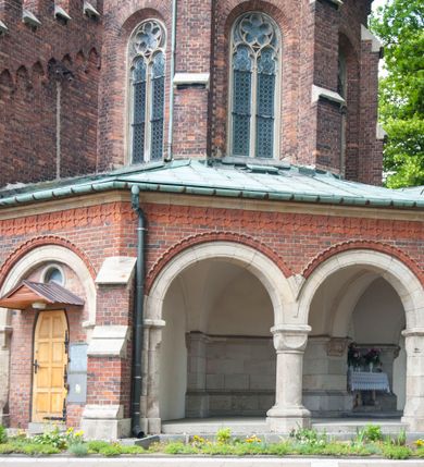 Zdjęcie nr 6: Kościół orientowany, murowany, trójnawowy, czteroprzęsłowy, z jednoprzęsłowym prezbiterium zakończonym wielobocznie. Do prezbiterium dostawione symetrycznie aneksy, od zachodu kruchta, w przyziemiu wieża flankowana dwiema klatkami schodowymi (pomieszczeniem gospodarczym?). Nawy oddzielone od siebie masywnymi filarami opilastrowanymi, z uproszczonymi kapitelami, podtrzymującymi arkady. Nawy i prezbiterium nakryte sklepieniem krzyżowym na gurtach, pięcioboczne zamknięcie prezbiterium sklepieniem parasolowatym. Nawę i prezbiterium oświetlają wysokie, prostokątne okna zakończone półkoliście z oknami trójrzędowymi dwuosiowymi, zakończonymi maswerkami. Układ komunikacyjny zaznaczony kamiennymi portalami o sfazowanych węgarach. Do kościoła prowadzą duże prostokątne drzwi, w kruchcie zakończone półkoliście. Tam też prostokątne wejścia do aneksów bocznych. W południowo-zachodniej ścianie prostokątne wejście zamknięte ściętym łukiem nadwieszonym. Takie samo wejście do aneksu południowego przy prezbiterium. Do aneksu północnego przy prezbiterium prostokątne wejście zamknięte łukiem odcinkowym, ujęte kamiennym portalem, zamkniętym półkoliście. Wejście w ścianie nawy południowej zaznaczone kamiennym portalem zamkniętym łukiem ostrym. W skrajnym przęśle nawy od zachodu chór muzyczny wsparty na dwóch filarach międzynawowych. W części chóru nad kruchtą wnęka otwarta kamienną rozetą. Fasada kościoła trójosiowa, dwukondygnacyjna, ujęta szkarpami z uskokami. Szkarpy z uskokami wydzielają także środkową oś fasady. W jej dolnej kondygnacji znajduje się kamienny portal główny, ujęty uskokowo ustawionymi półkolumnami i zakończony półkolistym tympanonem wypełnionym płaskorzeźbą ze sceną Zesłania Ducha Świętego. Powyżej wypełniona maswerkiem rozeta w profilowanej ramie. Między nią a biforium niewielki herb rodziny Potockich. Szczyt dekoruje fryz arkadkowy. W osiach bocznych wysokie, dwudzielne okna z maswerkiem. Budynek ustawiony na kamiennym cokole, oszkarpowany, z kamiennymi detalami, dekorowany fryzem arkadkowym, z otwartym od zewnątrz obejściem prezbiterium. W obejściu płaskorzeźbiona grupa Ukrzyżowania. Dachy kryte blachą – nawy i wieży dwuspadowe, przybudówek przy prezbiterium pulpitowe, nad obejściem i prezbiterium wieloboczne. Na kalenicy wieżyczka na sygnaturkę z latarnią i wielobocznym dachem. 