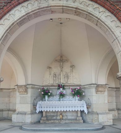 Zdjęcie nr 38: Kościół orientowany, murowany, trójnawowy, czteroprzęsłowy, z jednoprzęsłowym prezbiterium zakończonym wielobocznie. Do prezbiterium dostawione symetrycznie aneksy, od zachodu kruchta, w przyziemiu wieża flankowana dwiema klatkami schodowymi (pomieszczeniem gospodarczym?). Nawy oddzielone od siebie masywnymi filarami opilastrowanymi, z uproszczonymi kapitelami, podtrzymującymi arkady. Nawy i prezbiterium nakryte sklepieniem krzyżowym na gurtach, pięcioboczne zamknięcie prezbiterium sklepieniem parasolowatym. Nawę i prezbiterium oświetlają wysokie, prostokątne okna zakończone półkoliście z oknami trójrzędowymi dwuosiowymi, zakończonymi maswerkami. Układ komunikacyjny zaznaczony kamiennymi portalami o sfazowanych węgarach. Do kościoła prowadzą duże prostokątne drzwi, w kruchcie zakończone półkoliście. Tam też prostokątne wejścia do aneksów bocznych. W południowo-zachodniej ścianie prostokątne wejście zamknięte ściętym łukiem nadwieszonym. Takie samo wejście do aneksu południowego przy prezbiterium. Do aneksu północnego przy prezbiterium prostokątne wejście zamknięte łukiem odcinkowym, ujęte kamiennym portalem, zamkniętym półkoliście. Wejście w ścianie nawy południowej zaznaczone kamiennym portalem zamkniętym łukiem ostrym. W skrajnym przęśle nawy od zachodu chór muzyczny wsparty na dwóch filarach międzynawowych. W części chóru nad kruchtą wnęka otwarta kamienną rozetą. Fasada kościoła trójosiowa, dwukondygnacyjna, ujęta szkarpami z uskokami. Szkarpy z uskokami wydzielają także środkową oś fasady. W jej dolnej kondygnacji znajduje się kamienny portal główny, ujęty uskokowo ustawionymi półkolumnami i zakończony półkolistym tympanonem wypełnionym płaskorzeźbą ze sceną Zesłania Ducha Świętego. Powyżej wypełniona maswerkiem rozeta w profilowanej ramie. Między nią a biforium niewielki herb rodziny Potockich. Szczyt dekoruje fryz arkadkowy. W osiach bocznych wysokie, dwudzielne okna z maswerkiem. Budynek ustawiony na kamiennym cokole, oszkarpowany, z kamiennymi detalami, dekorowany fryzem arkadkowym, z otwartym od zewnątrz obejściem prezbiterium. W obejściu płaskorzeźbiona grupa Ukrzyżowania. Dachy kryte blachą – nawy i wieży dwuspadowe, przybudówek przy prezbiterium pulpitowe, nad obejściem i prezbiterium wieloboczne. Na kalenicy wieżyczka na sygnaturkę z latarnią i wielobocznym dachem. 