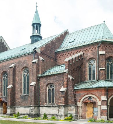 Zdjęcie nr 3: Kościół orientowany, murowany, trójnawowy, czteroprzęsłowy, z jednoprzęsłowym prezbiterium zakończonym wielobocznie. Do prezbiterium dostawione symetrycznie aneksy, od zachodu kruchta, w przyziemiu wieża flankowana dwiema klatkami schodowymi (pomieszczeniem gospodarczym?). Nawy oddzielone od siebie masywnymi filarami opilastrowanymi, z uproszczonymi kapitelami, podtrzymującymi arkady. Nawy i prezbiterium nakryte sklepieniem krzyżowym na gurtach, pięcioboczne zamknięcie prezbiterium sklepieniem parasolowatym. Nawę i prezbiterium oświetlają wysokie, prostokątne okna zakończone półkoliście z oknami trójrzędowymi dwuosiowymi, zakończonymi maswerkami. Układ komunikacyjny zaznaczony kamiennymi portalami o sfazowanych węgarach. Do kościoła prowadzą duże prostokątne drzwi, w kruchcie zakończone półkoliście. Tam też prostokątne wejścia do aneksów bocznych. W południowo-zachodniej ścianie prostokątne wejście zamknięte ściętym łukiem nadwieszonym. Takie samo wejście do aneksu południowego przy prezbiterium. Do aneksu północnego przy prezbiterium prostokątne wejście zamknięte łukiem odcinkowym, ujęte kamiennym portalem, zamkniętym półkoliście. Wejście w ścianie nawy południowej zaznaczone kamiennym portalem zamkniętym łukiem ostrym. W skrajnym przęśle nawy od zachodu chór muzyczny wsparty na dwóch filarach międzynawowych. W części chóru nad kruchtą wnęka otwarta kamienną rozetą. Fasada kościoła trójosiowa, dwukondygnacyjna, ujęta szkarpami z uskokami. Szkarpy z uskokami wydzielają także środkową oś fasady. W jej dolnej kondygnacji znajduje się kamienny portal główny, ujęty uskokowo ustawionymi półkolumnami i zakończony półkolistym tympanonem wypełnionym płaskorzeźbą ze sceną Zesłania Ducha Świętego. Powyżej wypełniona maswerkiem rozeta w profilowanej ramie. Między nią a biforium niewielki herb rodziny Potockich. Szczyt dekoruje fryz arkadkowy. W osiach bocznych wysokie, dwudzielne okna z maswerkiem. Budynek ustawiony na kamiennym cokole, oszkarpowany, z kamiennymi detalami, dekorowany fryzem arkadkowym, z otwartym od zewnątrz obejściem prezbiterium. W obejściu płaskorzeźbiona grupa Ukrzyżowania. Dachy kryte blachą – nawy i wieży dwuspadowe, przybudówek przy prezbiterium pulpitowe, nad obejściem i prezbiterium wieloboczne. Na kalenicy wieżyczka na sygnaturkę z latarnią i wielobocznym dachem. 