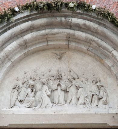 Zdjęcie nr 22: Kościół orientowany, murowany, trójnawowy, czteroprzęsłowy, z jednoprzęsłowym prezbiterium zakończonym wielobocznie. Do prezbiterium dostawione symetrycznie aneksy, od zachodu kruchta, w przyziemiu wieża flankowana dwiema klatkami schodowymi (pomieszczeniem gospodarczym?). Nawy oddzielone od siebie masywnymi filarami opilastrowanymi, z uproszczonymi kapitelami, podtrzymującymi arkady. Nawy i prezbiterium nakryte sklepieniem krzyżowym na gurtach, pięcioboczne zamknięcie prezbiterium sklepieniem parasolowatym. Nawę i prezbiterium oświetlają wysokie, prostokątne okna zakończone półkoliście z oknami trójrzędowymi dwuosiowymi, zakończonymi maswerkami. Układ komunikacyjny zaznaczony kamiennymi portalami o sfazowanych węgarach. Do kościoła prowadzą duże prostokątne drzwi, w kruchcie zakończone półkoliście. Tam też prostokątne wejścia do aneksów bocznych. W południowo-zachodniej ścianie prostokątne wejście zamknięte ściętym łukiem nadwieszonym. Takie samo wejście do aneksu południowego przy prezbiterium. Do aneksu północnego przy prezbiterium prostokątne wejście zamknięte łukiem odcinkowym, ujęte kamiennym portalem, zamkniętym półkoliście. Wejście w ścianie nawy południowej zaznaczone kamiennym portalem zamkniętym łukiem ostrym. W skrajnym przęśle nawy od zachodu chór muzyczny wsparty na dwóch filarach międzynawowych. W części chóru nad kruchtą wnęka otwarta kamienną rozetą. Fasada kościoła trójosiowa, dwukondygnacyjna, ujęta szkarpami z uskokami. Szkarpy z uskokami wydzielają także środkową oś fasady. W jej dolnej kondygnacji znajduje się kamienny portal główny, ujęty uskokowo ustawionymi półkolumnami i zakończony półkolistym tympanonem wypełnionym płaskorzeźbą ze sceną Zesłania Ducha Świętego. Powyżej wypełniona maswerkiem rozeta w profilowanej ramie. Między nią a biforium niewielki herb rodziny Potockich. Szczyt dekoruje fryz arkadkowy. W osiach bocznych wysokie, dwudzielne okna z maswerkiem. Budynek ustawiony na kamiennym cokole, oszkarpowany, z kamiennymi detalami, dekorowany fryzem arkadkowym, z otwartym od zewnątrz obejściem prezbiterium. W obejściu płaskorzeźbiona grupa Ukrzyżowania. Dachy kryte blachą – nawy i wieży dwuspadowe, przybudówek przy prezbiterium pulpitowe, nad obejściem i prezbiterium wieloboczne. Na kalenicy wieżyczka na sygnaturkę z latarnią i wielobocznym dachem. 