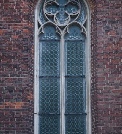 Zdjęcie nr 15: Kościół orientowany, murowany, trójnawowy, czteroprzęsłowy, z jednoprzęsłowym prezbiterium zakończonym wielobocznie. Do prezbiterium dostawione symetrycznie aneksy, od zachodu kruchta, w przyziemiu wieża flankowana dwiema klatkami schodowymi (pomieszczeniem gospodarczym?). Nawy oddzielone od siebie masywnymi filarami opilastrowanymi, z uproszczonymi kapitelami, podtrzymującymi arkady. Nawy i prezbiterium nakryte sklepieniem krzyżowym na gurtach, pięcioboczne zamknięcie prezbiterium sklepieniem parasolowatym. Nawę i prezbiterium oświetlają wysokie, prostokątne okna zakończone półkoliście z oknami trójrzędowymi dwuosiowymi, zakończonymi maswerkami. Układ komunikacyjny zaznaczony kamiennymi portalami o sfazowanych węgarach. Do kościoła prowadzą duże prostokątne drzwi, w kruchcie zakończone półkoliście. Tam też prostokątne wejścia do aneksów bocznych. W południowo-zachodniej ścianie prostokątne wejście zamknięte ściętym łukiem nadwieszonym. Takie samo wejście do aneksu południowego przy prezbiterium. Do aneksu północnego przy prezbiterium prostokątne wejście zamknięte łukiem odcinkowym, ujęte kamiennym portalem, zamkniętym półkoliście. Wejście w ścianie nawy południowej zaznaczone kamiennym portalem zamkniętym łukiem ostrym. W skrajnym przęśle nawy od zachodu chór muzyczny wsparty na dwóch filarach międzynawowych. W części chóru nad kruchtą wnęka otwarta kamienną rozetą. Fasada kościoła trójosiowa, dwukondygnacyjna, ujęta szkarpami z uskokami. Szkarpy z uskokami wydzielają także środkową oś fasady. W jej dolnej kondygnacji znajduje się kamienny portal główny, ujęty uskokowo ustawionymi półkolumnami i zakończony półkolistym tympanonem wypełnionym płaskorzeźbą ze sceną Zesłania Ducha Świętego. Powyżej wypełniona maswerkiem rozeta w profilowanej ramie. Między nią a biforium niewielki herb rodziny Potockich. Szczyt dekoruje fryz arkadkowy. W osiach bocznych wysokie, dwudzielne okna z maswerkiem. Budynek ustawiony na kamiennym cokole, oszkarpowany, z kamiennymi detalami, dekorowany fryzem arkadkowym, z otwartym od zewnątrz obejściem prezbiterium. W obejściu płaskorzeźbiona grupa Ukrzyżowania. Dachy kryte blachą – nawy i wieży dwuspadowe, przybudówek przy prezbiterium pulpitowe, nad obejściem i prezbiterium wieloboczne. Na kalenicy wieżyczka na sygnaturkę z latarnią i wielobocznym dachem. 