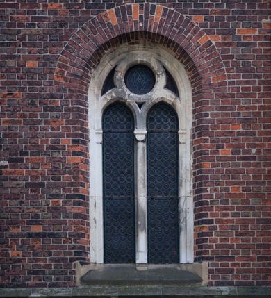 Zdjęcie nr 16: Kościół orientowany, murowany, trójnawowy, czteroprzęsłowy, z jednoprzęsłowym prezbiterium zakończonym wielobocznie. Do prezbiterium dostawione symetrycznie aneksy, od zachodu kruchta, w przyziemiu wieża flankowana dwiema klatkami schodowymi (pomieszczeniem gospodarczym?). Nawy oddzielone od siebie masywnymi filarami opilastrowanymi, z uproszczonymi kapitelami, podtrzymującymi arkady. Nawy i prezbiterium nakryte sklepieniem krzyżowym na gurtach, pięcioboczne zamknięcie prezbiterium sklepieniem parasolowatym. Nawę i prezbiterium oświetlają wysokie, prostokątne okna zakończone półkoliście z oknami trójrzędowymi dwuosiowymi, zakończonymi maswerkami. Układ komunikacyjny zaznaczony kamiennymi portalami o sfazowanych węgarach. Do kościoła prowadzą duże prostokątne drzwi, w kruchcie zakończone półkoliście. Tam też prostokątne wejścia do aneksów bocznych. W południowo-zachodniej ścianie prostokątne wejście zamknięte ściętym łukiem nadwieszonym. Takie samo wejście do aneksu południowego przy prezbiterium. Do aneksu północnego przy prezbiterium prostokątne wejście zamknięte łukiem odcinkowym, ujęte kamiennym portalem, zamkniętym półkoliście. Wejście w ścianie nawy południowej zaznaczone kamiennym portalem zamkniętym łukiem ostrym. W skrajnym przęśle nawy od zachodu chór muzyczny wsparty na dwóch filarach międzynawowych. W części chóru nad kruchtą wnęka otwarta kamienną rozetą. Fasada kościoła trójosiowa, dwukondygnacyjna, ujęta szkarpami z uskokami. Szkarpy z uskokami wydzielają także środkową oś fasady. W jej dolnej kondygnacji znajduje się kamienny portal główny, ujęty uskokowo ustawionymi półkolumnami i zakończony półkolistym tympanonem wypełnionym płaskorzeźbą ze sceną Zesłania Ducha Świętego. Powyżej wypełniona maswerkiem rozeta w profilowanej ramie. Między nią a biforium niewielki herb rodziny Potockich. Szczyt dekoruje fryz arkadkowy. W osiach bocznych wysokie, dwudzielne okna z maswerkiem. Budynek ustawiony na kamiennym cokole, oszkarpowany, z kamiennymi detalami, dekorowany fryzem arkadkowym, z otwartym od zewnątrz obejściem prezbiterium. W obejściu płaskorzeźbiona grupa Ukrzyżowania. Dachy kryte blachą – nawy i wieży dwuspadowe, przybudówek przy prezbiterium pulpitowe, nad obejściem i prezbiterium wieloboczne. Na kalenicy wieżyczka na sygnaturkę z latarnią i wielobocznym dachem. 