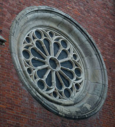 Zdjęcie nr 13: Kościół orientowany, murowany, trójnawowy, czteroprzęsłowy, z jednoprzęsłowym prezbiterium zakończonym wielobocznie. Do prezbiterium dostawione symetrycznie aneksy, od zachodu kruchta, w przyziemiu wieża flankowana dwiema klatkami schodowymi (pomieszczeniem gospodarczym?). Nawy oddzielone od siebie masywnymi filarami opilastrowanymi, z uproszczonymi kapitelami, podtrzymującymi arkady. Nawy i prezbiterium nakryte sklepieniem krzyżowym na gurtach, pięcioboczne zamknięcie prezbiterium sklepieniem parasolowatym. Nawę i prezbiterium oświetlają wysokie, prostokątne okna zakończone półkoliście z oknami trójrzędowymi dwuosiowymi, zakończonymi maswerkami. Układ komunikacyjny zaznaczony kamiennymi portalami o sfazowanych węgarach. Do kościoła prowadzą duże prostokątne drzwi, w kruchcie zakończone półkoliście. Tam też prostokątne wejścia do aneksów bocznych. W południowo-zachodniej ścianie prostokątne wejście zamknięte ściętym łukiem nadwieszonym. Takie samo wejście do aneksu południowego przy prezbiterium. Do aneksu północnego przy prezbiterium prostokątne wejście zamknięte łukiem odcinkowym, ujęte kamiennym portalem, zamkniętym półkoliście. Wejście w ścianie nawy południowej zaznaczone kamiennym portalem zamkniętym łukiem ostrym. W skrajnym przęśle nawy od zachodu chór muzyczny wsparty na dwóch filarach międzynawowych. W części chóru nad kruchtą wnęka otwarta kamienną rozetą. Fasada kościoła trójosiowa, dwukondygnacyjna, ujęta szkarpami z uskokami. Szkarpy z uskokami wydzielają także środkową oś fasady. W jej dolnej kondygnacji znajduje się kamienny portal główny, ujęty uskokowo ustawionymi półkolumnami i zakończony półkolistym tympanonem wypełnionym płaskorzeźbą ze sceną Zesłania Ducha Świętego. Powyżej wypełniona maswerkiem rozeta w profilowanej ramie. Między nią a biforium niewielki herb rodziny Potockich. Szczyt dekoruje fryz arkadkowy. W osiach bocznych wysokie, dwudzielne okna z maswerkiem. Budynek ustawiony na kamiennym cokole, oszkarpowany, z kamiennymi detalami, dekorowany fryzem arkadkowym, z otwartym od zewnątrz obejściem prezbiterium. W obejściu płaskorzeźbiona grupa Ukrzyżowania. Dachy kryte blachą – nawy i wieży dwuspadowe, przybudówek przy prezbiterium pulpitowe, nad obejściem i prezbiterium wieloboczne. Na kalenicy wieżyczka na sygnaturkę z latarnią i wielobocznym dachem. 