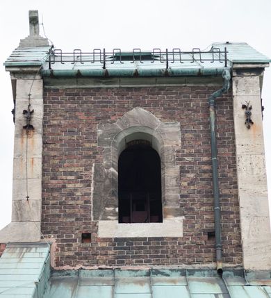 Zdjęcie nr 11: Kościół orientowany, murowany, trójnawowy, czteroprzęsłowy, z jednoprzęsłowym prezbiterium zakończonym wielobocznie. Do prezbiterium dostawione symetrycznie aneksy, od zachodu kruchta, w przyziemiu wieża flankowana dwiema klatkami schodowymi (pomieszczeniem gospodarczym?). Nawy oddzielone od siebie masywnymi filarami opilastrowanymi, z uproszczonymi kapitelami, podtrzymującymi arkady. Nawy i prezbiterium nakryte sklepieniem krzyżowym na gurtach, pięcioboczne zamknięcie prezbiterium sklepieniem parasolowatym. Nawę i prezbiterium oświetlają wysokie, prostokątne okna zakończone półkoliście z oknami trójrzędowymi dwuosiowymi, zakończonymi maswerkami. Układ komunikacyjny zaznaczony kamiennymi portalami o sfazowanych węgarach. Do kościoła prowadzą duże prostokątne drzwi, w kruchcie zakończone półkoliście. Tam też prostokątne wejścia do aneksów bocznych. W południowo-zachodniej ścianie prostokątne wejście zamknięte ściętym łukiem nadwieszonym. Takie samo wejście do aneksu południowego przy prezbiterium. Do aneksu północnego przy prezbiterium prostokątne wejście zamknięte łukiem odcinkowym, ujęte kamiennym portalem, zamkniętym półkoliście. Wejście w ścianie nawy południowej zaznaczone kamiennym portalem zamkniętym łukiem ostrym. W skrajnym przęśle nawy od zachodu chór muzyczny wsparty na dwóch filarach międzynawowych. W części chóru nad kruchtą wnęka otwarta kamienną rozetą. Fasada kościoła trójosiowa, dwukondygnacyjna, ujęta szkarpami z uskokami. Szkarpy z uskokami wydzielają także środkową oś fasady. W jej dolnej kondygnacji znajduje się kamienny portal główny, ujęty uskokowo ustawionymi półkolumnami i zakończony półkolistym tympanonem wypełnionym płaskorzeźbą ze sceną Zesłania Ducha Świętego. Powyżej wypełniona maswerkiem rozeta w profilowanej ramie. Między nią a biforium niewielki herb rodziny Potockich. Szczyt dekoruje fryz arkadkowy. W osiach bocznych wysokie, dwudzielne okna z maswerkiem. Budynek ustawiony na kamiennym cokole, oszkarpowany, z kamiennymi detalami, dekorowany fryzem arkadkowym, z otwartym od zewnątrz obejściem prezbiterium. W obejściu płaskorzeźbiona grupa Ukrzyżowania. Dachy kryte blachą – nawy i wieży dwuspadowe, przybudówek przy prezbiterium pulpitowe, nad obejściem i prezbiterium wieloboczne. Na kalenicy wieżyczka na sygnaturkę z latarnią i wielobocznym dachem. 