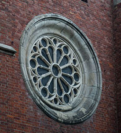 Zdjęcie nr 14: Kościół orientowany, murowany, trójnawowy, czteroprzęsłowy, z jednoprzęsłowym prezbiterium zakończonym wielobocznie. Do prezbiterium dostawione symetrycznie aneksy, od zachodu kruchta, w przyziemiu wieża flankowana dwiema klatkami schodowymi (pomieszczeniem gospodarczym?). Nawy oddzielone od siebie masywnymi filarami opilastrowanymi, z uproszczonymi kapitelami, podtrzymującymi arkady. Nawy i prezbiterium nakryte sklepieniem krzyżowym na gurtach, pięcioboczne zamknięcie prezbiterium sklepieniem parasolowatym. Nawę i prezbiterium oświetlają wysokie, prostokątne okna zakończone półkoliście z oknami trójrzędowymi dwuosiowymi, zakończonymi maswerkami. Układ komunikacyjny zaznaczony kamiennymi portalami o sfazowanych węgarach. Do kościoła prowadzą duże prostokątne drzwi, w kruchcie zakończone półkoliście. Tam też prostokątne wejścia do aneksów bocznych. W południowo-zachodniej ścianie prostokątne wejście zamknięte ściętym łukiem nadwieszonym. Takie samo wejście do aneksu południowego przy prezbiterium. Do aneksu północnego przy prezbiterium prostokątne wejście zamknięte łukiem odcinkowym, ujęte kamiennym portalem, zamkniętym półkoliście. Wejście w ścianie nawy południowej zaznaczone kamiennym portalem zamkniętym łukiem ostrym. W skrajnym przęśle nawy od zachodu chór muzyczny wsparty na dwóch filarach międzynawowych. W części chóru nad kruchtą wnęka otwarta kamienną rozetą. Fasada kościoła trójosiowa, dwukondygnacyjna, ujęta szkarpami z uskokami. Szkarpy z uskokami wydzielają także środkową oś fasady. W jej dolnej kondygnacji znajduje się kamienny portal główny, ujęty uskokowo ustawionymi półkolumnami i zakończony półkolistym tympanonem wypełnionym płaskorzeźbą ze sceną Zesłania Ducha Świętego. Powyżej wypełniona maswerkiem rozeta w profilowanej ramie. Między nią a biforium niewielki herb rodziny Potockich. Szczyt dekoruje fryz arkadkowy. W osiach bocznych wysokie, dwudzielne okna z maswerkiem. Budynek ustawiony na kamiennym cokole, oszkarpowany, z kamiennymi detalami, dekorowany fryzem arkadkowym, z otwartym od zewnątrz obejściem prezbiterium. W obejściu płaskorzeźbiona grupa Ukrzyżowania. Dachy kryte blachą – nawy i wieży dwuspadowe, przybudówek przy prezbiterium pulpitowe, nad obejściem i prezbiterium wieloboczne. Na kalenicy wieżyczka na sygnaturkę z latarnią i wielobocznym dachem. 