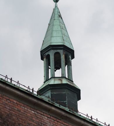 Zdjęcie nr 12: Kościół orientowany, murowany, trójnawowy, czteroprzęsłowy, z jednoprzęsłowym prezbiterium zakończonym wielobocznie. Do prezbiterium dostawione symetrycznie aneksy, od zachodu kruchta, w przyziemiu wieża flankowana dwiema klatkami schodowymi (pomieszczeniem gospodarczym?). Nawy oddzielone od siebie masywnymi filarami opilastrowanymi, z uproszczonymi kapitelami, podtrzymującymi arkady. Nawy i prezbiterium nakryte sklepieniem krzyżowym na gurtach, pięcioboczne zamknięcie prezbiterium sklepieniem parasolowatym. Nawę i prezbiterium oświetlają wysokie, prostokątne okna zakończone półkoliście z oknami trójrzędowymi dwuosiowymi, zakończonymi maswerkami. Układ komunikacyjny zaznaczony kamiennymi portalami o sfazowanych węgarach. Do kościoła prowadzą duże prostokątne drzwi, w kruchcie zakończone półkoliście. Tam też prostokątne wejścia do aneksów bocznych. W południowo-zachodniej ścianie prostokątne wejście zamknięte ściętym łukiem nadwieszonym. Takie samo wejście do aneksu południowego przy prezbiterium. Do aneksu północnego przy prezbiterium prostokątne wejście zamknięte łukiem odcinkowym, ujęte kamiennym portalem, zamkniętym półkoliście. Wejście w ścianie nawy południowej zaznaczone kamiennym portalem zamkniętym łukiem ostrym. W skrajnym przęśle nawy od zachodu chór muzyczny wsparty na dwóch filarach międzynawowych. W części chóru nad kruchtą wnęka otwarta kamienną rozetą. Fasada kościoła trójosiowa, dwukondygnacyjna, ujęta szkarpami z uskokami. Szkarpy z uskokami wydzielają także środkową oś fasady. W jej dolnej kondygnacji znajduje się kamienny portal główny, ujęty uskokowo ustawionymi półkolumnami i zakończony półkolistym tympanonem wypełnionym płaskorzeźbą ze sceną Zesłania Ducha Świętego. Powyżej wypełniona maswerkiem rozeta w profilowanej ramie. Między nią a biforium niewielki herb rodziny Potockich. Szczyt dekoruje fryz arkadkowy. W osiach bocznych wysokie, dwudzielne okna z maswerkiem. Budynek ustawiony na kamiennym cokole, oszkarpowany, z kamiennymi detalami, dekorowany fryzem arkadkowym, z otwartym od zewnątrz obejściem prezbiterium. W obejściu płaskorzeźbiona grupa Ukrzyżowania. Dachy kryte blachą – nawy i wieży dwuspadowe, przybudówek przy prezbiterium pulpitowe, nad obejściem i prezbiterium wieloboczne. Na kalenicy wieżyczka na sygnaturkę z latarnią i wielobocznym dachem. 