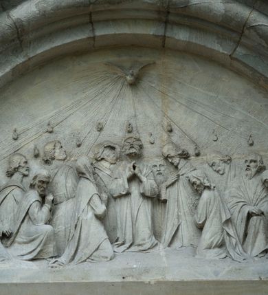 Zdjęcie nr 23: Kościół orientowany, murowany, trójnawowy, czteroprzęsłowy, z jednoprzęsłowym prezbiterium zakończonym wielobocznie. Do prezbiterium dostawione symetrycznie aneksy, od zachodu kruchta, w przyziemiu wieża flankowana dwiema klatkami schodowymi (pomieszczeniem gospodarczym?). Nawy oddzielone od siebie masywnymi filarami opilastrowanymi, z uproszczonymi kapitelami, podtrzymującymi arkady. Nawy i prezbiterium nakryte sklepieniem krzyżowym na gurtach, pięcioboczne zamknięcie prezbiterium sklepieniem parasolowatym. Nawę i prezbiterium oświetlają wysokie, prostokątne okna zakończone półkoliście z oknami trójrzędowymi dwuosiowymi, zakończonymi maswerkami. Układ komunikacyjny zaznaczony kamiennymi portalami o sfazowanych węgarach. Do kościoła prowadzą duże prostokątne drzwi, w kruchcie zakończone półkoliście. Tam też prostokątne wejścia do aneksów bocznych. W południowo-zachodniej ścianie prostokątne wejście zamknięte ściętym łukiem nadwieszonym. Takie samo wejście do aneksu południowego przy prezbiterium. Do aneksu północnego przy prezbiterium prostokątne wejście zamknięte łukiem odcinkowym, ujęte kamiennym portalem, zamkniętym półkoliście. Wejście w ścianie nawy południowej zaznaczone kamiennym portalem zamkniętym łukiem ostrym. W skrajnym przęśle nawy od zachodu chór muzyczny wsparty na dwóch filarach międzynawowych. W części chóru nad kruchtą wnęka otwarta kamienną rozetą. Fasada kościoła trójosiowa, dwukondygnacyjna, ujęta szkarpami z uskokami. Szkarpy z uskokami wydzielają także środkową oś fasady. W jej dolnej kondygnacji znajduje się kamienny portal główny, ujęty uskokowo ustawionymi półkolumnami i zakończony półkolistym tympanonem wypełnionym płaskorzeźbą ze sceną Zesłania Ducha Świętego. Powyżej wypełniona maswerkiem rozeta w profilowanej ramie. Między nią a biforium niewielki herb rodziny Potockich. Szczyt dekoruje fryz arkadkowy. W osiach bocznych wysokie, dwudzielne okna z maswerkiem. Budynek ustawiony na kamiennym cokole, oszkarpowany, z kamiennymi detalami, dekorowany fryzem arkadkowym, z otwartym od zewnątrz obejściem prezbiterium. W obejściu płaskorzeźbiona grupa Ukrzyżowania. Dachy kryte blachą – nawy i wieży dwuspadowe, przybudówek przy prezbiterium pulpitowe, nad obejściem i prezbiterium wieloboczne. Na kalenicy wieżyczka na sygnaturkę z latarnią i wielobocznym dachem. 