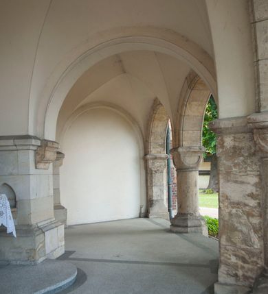 Zdjęcie nr 37: Kościół orientowany, murowany, trójnawowy, czteroprzęsłowy, z jednoprzęsłowym prezbiterium zakończonym wielobocznie. Do prezbiterium dostawione symetrycznie aneksy, od zachodu kruchta, w przyziemiu wieża flankowana dwiema klatkami schodowymi (pomieszczeniem gospodarczym?). Nawy oddzielone od siebie masywnymi filarami opilastrowanymi, z uproszczonymi kapitelami, podtrzymującymi arkady. Nawy i prezbiterium nakryte sklepieniem krzyżowym na gurtach, pięcioboczne zamknięcie prezbiterium sklepieniem parasolowatym. Nawę i prezbiterium oświetlają wysokie, prostokątne okna zakończone półkoliście z oknami trójrzędowymi dwuosiowymi, zakończonymi maswerkami. Układ komunikacyjny zaznaczony kamiennymi portalami o sfazowanych węgarach. Do kościoła prowadzą duże prostokątne drzwi, w kruchcie zakończone półkoliście. Tam też prostokątne wejścia do aneksów bocznych. W południowo-zachodniej ścianie prostokątne wejście zamknięte ściętym łukiem nadwieszonym. Takie samo wejście do aneksu południowego przy prezbiterium. Do aneksu północnego przy prezbiterium prostokątne wejście zamknięte łukiem odcinkowym, ujęte kamiennym portalem, zamkniętym półkoliście. Wejście w ścianie nawy południowej zaznaczone kamiennym portalem zamkniętym łukiem ostrym. W skrajnym przęśle nawy od zachodu chór muzyczny wsparty na dwóch filarach międzynawowych. W części chóru nad kruchtą wnęka otwarta kamienną rozetą. Fasada kościoła trójosiowa, dwukondygnacyjna, ujęta szkarpami z uskokami. Szkarpy z uskokami wydzielają także środkową oś fasady. W jej dolnej kondygnacji znajduje się kamienny portal główny, ujęty uskokowo ustawionymi półkolumnami i zakończony półkolistym tympanonem wypełnionym płaskorzeźbą ze sceną Zesłania Ducha Świętego. Powyżej wypełniona maswerkiem rozeta w profilowanej ramie. Między nią a biforium niewielki herb rodziny Potockich. Szczyt dekoruje fryz arkadkowy. W osiach bocznych wysokie, dwudzielne okna z maswerkiem. Budynek ustawiony na kamiennym cokole, oszkarpowany, z kamiennymi detalami, dekorowany fryzem arkadkowym, z otwartym od zewnątrz obejściem prezbiterium. W obejściu płaskorzeźbiona grupa Ukrzyżowania. Dachy kryte blachą – nawy i wieży dwuspadowe, przybudówek przy prezbiterium pulpitowe, nad obejściem i prezbiterium wieloboczne. Na kalenicy wieżyczka na sygnaturkę z latarnią i wielobocznym dachem. 