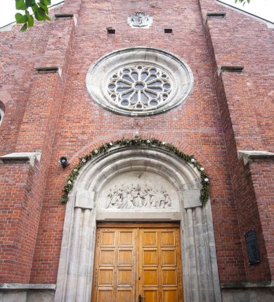 Zdjęcie nr 20: Kościół orientowany, murowany, trójnawowy, czteroprzęsłowy, z jednoprzęsłowym prezbiterium zakończonym wielobocznie. Do prezbiterium dostawione symetrycznie aneksy, od zachodu kruchta, w przyziemiu wieża flankowana dwiema klatkami schodowymi (pomieszczeniem gospodarczym?). Nawy oddzielone od siebie masywnymi filarami opilastrowanymi, z uproszczonymi kapitelami, podtrzymującymi arkady. Nawy i prezbiterium nakryte sklepieniem krzyżowym na gurtach, pięcioboczne zamknięcie prezbiterium sklepieniem parasolowatym. Nawę i prezbiterium oświetlają wysokie, prostokątne okna zakończone półkoliście z oknami trójrzędowymi dwuosiowymi, zakończonymi maswerkami. Układ komunikacyjny zaznaczony kamiennymi portalami o sfazowanych węgarach. Do kościoła prowadzą duże prostokątne drzwi, w kruchcie zakończone półkoliście. Tam też prostokątne wejścia do aneksów bocznych. W południowo-zachodniej ścianie prostokątne wejście zamknięte ściętym łukiem nadwieszonym. Takie samo wejście do aneksu południowego przy prezbiterium. Do aneksu północnego przy prezbiterium prostokątne wejście zamknięte łukiem odcinkowym, ujęte kamiennym portalem, zamkniętym półkoliście. Wejście w ścianie nawy południowej zaznaczone kamiennym portalem zamkniętym łukiem ostrym. W skrajnym przęśle nawy od zachodu chór muzyczny wsparty na dwóch filarach międzynawowych. W części chóru nad kruchtą wnęka otwarta kamienną rozetą. Fasada kościoła trójosiowa, dwukondygnacyjna, ujęta szkarpami z uskokami. Szkarpy z uskokami wydzielają także środkową oś fasady. W jej dolnej kondygnacji znajduje się kamienny portal główny, ujęty uskokowo ustawionymi półkolumnami i zakończony półkolistym tympanonem wypełnionym płaskorzeźbą ze sceną Zesłania Ducha Świętego. Powyżej wypełniona maswerkiem rozeta w profilowanej ramie. Między nią a biforium niewielki herb rodziny Potockich. Szczyt dekoruje fryz arkadkowy. W osiach bocznych wysokie, dwudzielne okna z maswerkiem. Budynek ustawiony na kamiennym cokole, oszkarpowany, z kamiennymi detalami, dekorowany fryzem arkadkowym, z otwartym od zewnątrz obejściem prezbiterium. W obejściu płaskorzeźbiona grupa Ukrzyżowania. Dachy kryte blachą – nawy i wieży dwuspadowe, przybudówek przy prezbiterium pulpitowe, nad obejściem i prezbiterium wieloboczne. Na kalenicy wieżyczka na sygnaturkę z latarnią i wielobocznym dachem. 