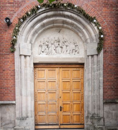 Zdjęcie nr 21: Kościół orientowany, murowany, trójnawowy, czteroprzęsłowy, z jednoprzęsłowym prezbiterium zakończonym wielobocznie. Do prezbiterium dostawione symetrycznie aneksy, od zachodu kruchta, w przyziemiu wieża flankowana dwiema klatkami schodowymi (pomieszczeniem gospodarczym?). Nawy oddzielone od siebie masywnymi filarami opilastrowanymi, z uproszczonymi kapitelami, podtrzymującymi arkady. Nawy i prezbiterium nakryte sklepieniem krzyżowym na gurtach, pięcioboczne zamknięcie prezbiterium sklepieniem parasolowatym. Nawę i prezbiterium oświetlają wysokie, prostokątne okna zakończone półkoliście z oknami trójrzędowymi dwuosiowymi, zakończonymi maswerkami. Układ komunikacyjny zaznaczony kamiennymi portalami o sfazowanych węgarach. Do kościoła prowadzą duże prostokątne drzwi, w kruchcie zakończone półkoliście. Tam też prostokątne wejścia do aneksów bocznych. W południowo-zachodniej ścianie prostokątne wejście zamknięte ściętym łukiem nadwieszonym. Takie samo wejście do aneksu południowego przy prezbiterium. Do aneksu północnego przy prezbiterium prostokątne wejście zamknięte łukiem odcinkowym, ujęte kamiennym portalem, zamkniętym półkoliście. Wejście w ścianie nawy południowej zaznaczone kamiennym portalem zamkniętym łukiem ostrym. W skrajnym przęśle nawy od zachodu chór muzyczny wsparty na dwóch filarach międzynawowych. W części chóru nad kruchtą wnęka otwarta kamienną rozetą. Fasada kościoła trójosiowa, dwukondygnacyjna, ujęta szkarpami z uskokami. Szkarpy z uskokami wydzielają także środkową oś fasady. W jej dolnej kondygnacji znajduje się kamienny portal główny, ujęty uskokowo ustawionymi półkolumnami i zakończony półkolistym tympanonem wypełnionym płaskorzeźbą ze sceną Zesłania Ducha Świętego. Powyżej wypełniona maswerkiem rozeta w profilowanej ramie. Między nią a biforium niewielki herb rodziny Potockich. Szczyt dekoruje fryz arkadkowy. W osiach bocznych wysokie, dwudzielne okna z maswerkiem. Budynek ustawiony na kamiennym cokole, oszkarpowany, z kamiennymi detalami, dekorowany fryzem arkadkowym, z otwartym od zewnątrz obejściem prezbiterium. W obejściu płaskorzeźbiona grupa Ukrzyżowania. Dachy kryte blachą – nawy i wieży dwuspadowe, przybudówek przy prezbiterium pulpitowe, nad obejściem i prezbiterium wieloboczne. Na kalenicy wieżyczka na sygnaturkę z latarnią i wielobocznym dachem. 