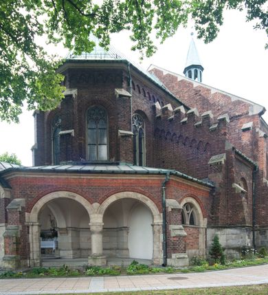 Zdjęcie nr 7: Kościół orientowany, murowany, trójnawowy, czteroprzęsłowy, z jednoprzęsłowym prezbiterium zakończonym wielobocznie. Do prezbiterium dostawione symetrycznie aneksy, od zachodu kruchta, w przyziemiu wieża flankowana dwiema klatkami schodowymi (pomieszczeniem gospodarczym?). Nawy oddzielone od siebie masywnymi filarami opilastrowanymi, z uproszczonymi kapitelami, podtrzymującymi arkady. Nawy i prezbiterium nakryte sklepieniem krzyżowym na gurtach, pięcioboczne zamknięcie prezbiterium sklepieniem parasolowatym. Nawę i prezbiterium oświetlają wysokie, prostokątne okna zakończone półkoliście z oknami trójrzędowymi dwuosiowymi, zakończonymi maswerkami. Układ komunikacyjny zaznaczony kamiennymi portalami o sfazowanych węgarach. Do kościoła prowadzą duże prostokątne drzwi, w kruchcie zakończone półkoliście. Tam też prostokątne wejścia do aneksów bocznych. W południowo-zachodniej ścianie prostokątne wejście zamknięte ściętym łukiem nadwieszonym. Takie samo wejście do aneksu południowego przy prezbiterium. Do aneksu północnego przy prezbiterium prostokątne wejście zamknięte łukiem odcinkowym, ujęte kamiennym portalem, zamkniętym półkoliście. Wejście w ścianie nawy południowej zaznaczone kamiennym portalem zamkniętym łukiem ostrym. W skrajnym przęśle nawy od zachodu chór muzyczny wsparty na dwóch filarach międzynawowych. W części chóru nad kruchtą wnęka otwarta kamienną rozetą. Fasada kościoła trójosiowa, dwukondygnacyjna, ujęta szkarpami z uskokami. Szkarpy z uskokami wydzielają także środkową oś fasady. W jej dolnej kondygnacji znajduje się kamienny portal główny, ujęty uskokowo ustawionymi półkolumnami i zakończony półkolistym tympanonem wypełnionym płaskorzeźbą ze sceną Zesłania Ducha Świętego. Powyżej wypełniona maswerkiem rozeta w profilowanej ramie. Między nią a biforium niewielki herb rodziny Potockich. Szczyt dekoruje fryz arkadkowy. W osiach bocznych wysokie, dwudzielne okna z maswerkiem. Budynek ustawiony na kamiennym cokole, oszkarpowany, z kamiennymi detalami, dekorowany fryzem arkadkowym, z otwartym od zewnątrz obejściem prezbiterium. W obejściu płaskorzeźbiona grupa Ukrzyżowania. Dachy kryte blachą – nawy i wieży dwuspadowe, przybudówek przy prezbiterium pulpitowe, nad obejściem i prezbiterium wieloboczne. Na kalenicy wieżyczka na sygnaturkę z latarnią i wielobocznym dachem. 