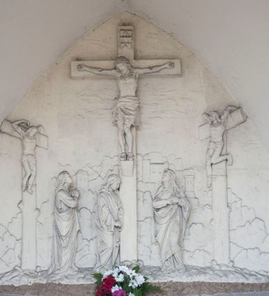 Zdjęcie nr 40: Kościół orientowany, murowany, trójnawowy, czteroprzęsłowy, z jednoprzęsłowym prezbiterium zakończonym wielobocznie. Do prezbiterium dostawione symetrycznie aneksy, od zachodu kruchta, w przyziemiu wieża flankowana dwiema klatkami schodowymi (pomieszczeniem gospodarczym?). Nawy oddzielone od siebie masywnymi filarami opilastrowanymi, z uproszczonymi kapitelami, podtrzymującymi arkady. Nawy i prezbiterium nakryte sklepieniem krzyżowym na gurtach, pięcioboczne zamknięcie prezbiterium sklepieniem parasolowatym. Nawę i prezbiterium oświetlają wysokie, prostokątne okna zakończone półkoliście z oknami trójrzędowymi dwuosiowymi, zakończonymi maswerkami. Układ komunikacyjny zaznaczony kamiennymi portalami o sfazowanych węgarach. Do kościoła prowadzą duże prostokątne drzwi, w kruchcie zakończone półkoliście. Tam też prostokątne wejścia do aneksów bocznych. W południowo-zachodniej ścianie prostokątne wejście zamknięte ściętym łukiem nadwieszonym. Takie samo wejście do aneksu południowego przy prezbiterium. Do aneksu północnego przy prezbiterium prostokątne wejście zamknięte łukiem odcinkowym, ujęte kamiennym portalem, zamkniętym półkoliście. Wejście w ścianie nawy południowej zaznaczone kamiennym portalem zamkniętym łukiem ostrym. W skrajnym przęśle nawy od zachodu chór muzyczny wsparty na dwóch filarach międzynawowych. W części chóru nad kruchtą wnęka otwarta kamienną rozetą. Fasada kościoła trójosiowa, dwukondygnacyjna, ujęta szkarpami z uskokami. Szkarpy z uskokami wydzielają także środkową oś fasady. W jej dolnej kondygnacji znajduje się kamienny portal główny, ujęty uskokowo ustawionymi półkolumnami i zakończony półkolistym tympanonem wypełnionym płaskorzeźbą ze sceną Zesłania Ducha Świętego. Powyżej wypełniona maswerkiem rozeta w profilowanej ramie. Między nią a biforium niewielki herb rodziny Potockich. Szczyt dekoruje fryz arkadkowy. W osiach bocznych wysokie, dwudzielne okna z maswerkiem. Budynek ustawiony na kamiennym cokole, oszkarpowany, z kamiennymi detalami, dekorowany fryzem arkadkowym, z otwartym od zewnątrz obejściem prezbiterium. W obejściu płaskorzeźbiona grupa Ukrzyżowania. Dachy kryte blachą – nawy i wieży dwuspadowe, przybudówek przy prezbiterium pulpitowe, nad obejściem i prezbiterium wieloboczne. Na kalenicy wieżyczka na sygnaturkę z latarnią i wielobocznym dachem. 