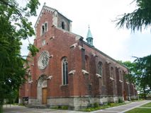 Zdjęcie nr 1: Kościół orientowany, murowany, trójnawowy, czteroprzęsłowy, z jednoprzęsłowym prezbiterium zakończonym wielobocznie. Do prezbiterium dostawione symetrycznie aneksy, od zachodu kruchta, w przyziemiu wieża flankowana dwiema klatkami schodowymi (pomieszczeniem gospodarczym?). Nawy oddzielone od siebie masywnymi filarami opilastrowanymi, z uproszczonymi kapitelami, podtrzymującymi arkady. Nawy i prezbiterium nakryte sklepieniem krzyżowym na gurtach, pięcioboczne zamknięcie prezbiterium sklepieniem parasolowatym. Nawę i prezbiterium oświetlają wysokie, prostokątne okna zakończone półkoliście z oknami trójrzędowymi dwuosiowymi, zakończonymi maswerkami. Układ komunikacyjny zaznaczony kamiennymi portalami o sfazowanych węgarach. Do kościoła prowadzą duże prostokątne drzwi, w kruchcie zakończone półkoliście. Tam też prostokątne wejścia do aneksów bocznych. W południowo-zachodniej ścianie prostokątne wejście zamknięte ściętym łukiem nadwieszonym. Takie samo wejście do aneksu południowego przy prezbiterium. Do aneksu północnego przy prezbiterium prostokątne wejście zamknięte łukiem odcinkowym, ujęte kamiennym portalem, zamkniętym półkoliście. Wejście w ścianie nawy południowej zaznaczone kamiennym portalem zamkniętym łukiem ostrym. W skrajnym przęśle nawy od zachodu chór muzyczny wsparty na dwóch filarach międzynawowych. W części chóru nad kruchtą wnęka otwarta kamienną rozetą. Fasada kościoła trójosiowa, dwukondygnacyjna, ujęta szkarpami z uskokami. Szkarpy z uskokami wydzielają także środkową oś fasady. W jej dolnej kondygnacji znajduje się kamienny portal główny, ujęty uskokowo ustawionymi półkolumnami i zakończony półkolistym tympanonem wypełnionym płaskorzeźbą ze sceną Zesłania Ducha Świętego. Powyżej wypełniona maswerkiem rozeta w profilowanej ramie. Między nią a biforium niewielki herb rodziny Potockich. Szczyt dekoruje fryz arkadkowy. W osiach bocznych wysokie, dwudzielne okna z maswerkiem. Budynek ustawiony na kamiennym cokole, oszkarpowany, z kamiennymi detalami, dekorowany fryzem arkadkowym, z otwartym od zewnątrz obejściem prezbiterium. W obejściu płaskorzeźbiona grupa Ukrzyżowania. Dachy kryte blachą – nawy i wieży dwuspadowe, przybudówek przy prezbiterium pulpitowe, nad obejściem i prezbiterium wieloboczne. Na kalenicy wieżyczka na sygnaturkę z latarnią i wielobocznym dachem. 