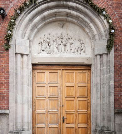 Zdjęcie nr 19: Kościół orientowany, murowany, trójnawowy, czteroprzęsłowy, z jednoprzęsłowym prezbiterium zakończonym wielobocznie. Do prezbiterium dostawione symetrycznie aneksy, od zachodu kruchta, w przyziemiu wieża flankowana dwiema klatkami schodowymi (pomieszczeniem gospodarczym?). Nawy oddzielone od siebie masywnymi filarami opilastrowanymi, z uproszczonymi kapitelami, podtrzymującymi arkady. Nawy i prezbiterium nakryte sklepieniem krzyżowym na gurtach, pięcioboczne zamknięcie prezbiterium sklepieniem parasolowatym. Nawę i prezbiterium oświetlają wysokie, prostokątne okna zakończone półkoliście z oknami trójrzędowymi dwuosiowymi, zakończonymi maswerkami. Układ komunikacyjny zaznaczony kamiennymi portalami o sfazowanych węgarach. Do kościoła prowadzą duże prostokątne drzwi, w kruchcie zakończone półkoliście. Tam też prostokątne wejścia do aneksów bocznych. W południowo-zachodniej ścianie prostokątne wejście zamknięte ściętym łukiem nadwieszonym. Takie samo wejście do aneksu południowego przy prezbiterium. Do aneksu północnego przy prezbiterium prostokątne wejście zamknięte łukiem odcinkowym, ujęte kamiennym portalem, zamkniętym półkoliście. Wejście w ścianie nawy południowej zaznaczone kamiennym portalem zamkniętym łukiem ostrym. W skrajnym przęśle nawy od zachodu chór muzyczny wsparty na dwóch filarach międzynawowych. W części chóru nad kruchtą wnęka otwarta kamienną rozetą. Fasada kościoła trójosiowa, dwukondygnacyjna, ujęta szkarpami z uskokami. Szkarpy z uskokami wydzielają także środkową oś fasady. W jej dolnej kondygnacji znajduje się kamienny portal główny, ujęty uskokowo ustawionymi półkolumnami i zakończony półkolistym tympanonem wypełnionym płaskorzeźbą ze sceną Zesłania Ducha Świętego. Powyżej wypełniona maswerkiem rozeta w profilowanej ramie. Między nią a biforium niewielki herb rodziny Potockich. Szczyt dekoruje fryz arkadkowy. W osiach bocznych wysokie, dwudzielne okna z maswerkiem. Budynek ustawiony na kamiennym cokole, oszkarpowany, z kamiennymi detalami, dekorowany fryzem arkadkowym, z otwartym od zewnątrz obejściem prezbiterium. W obejściu płaskorzeźbiona grupa Ukrzyżowania. Dachy kryte blachą – nawy i wieży dwuspadowe, przybudówek przy prezbiterium pulpitowe, nad obejściem i prezbiterium wieloboczne. Na kalenicy wieżyczka na sygnaturkę z latarnią i wielobocznym dachem. 