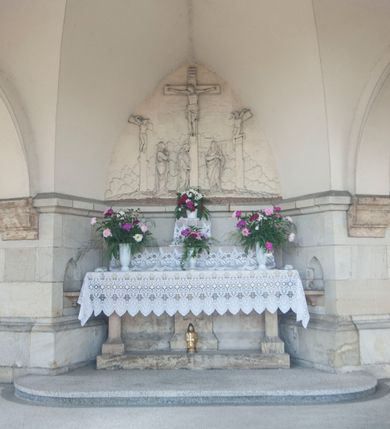 Zdjęcie nr 39: Kościół orientowany, murowany, trójnawowy, czteroprzęsłowy, z jednoprzęsłowym prezbiterium zakończonym wielobocznie. Do prezbiterium dostawione symetrycznie aneksy, od zachodu kruchta, w przyziemiu wieża flankowana dwiema klatkami schodowymi (pomieszczeniem gospodarczym?). Nawy oddzielone od siebie masywnymi filarami opilastrowanymi, z uproszczonymi kapitelami, podtrzymującymi arkady. Nawy i prezbiterium nakryte sklepieniem krzyżowym na gurtach, pięcioboczne zamknięcie prezbiterium sklepieniem parasolowatym. Nawę i prezbiterium oświetlają wysokie, prostokątne okna zakończone półkoliście z oknami trójrzędowymi dwuosiowymi, zakończonymi maswerkami. Układ komunikacyjny zaznaczony kamiennymi portalami o sfazowanych węgarach. Do kościoła prowadzą duże prostokątne drzwi, w kruchcie zakończone półkoliście. Tam też prostokątne wejścia do aneksów bocznych. W południowo-zachodniej ścianie prostokątne wejście zamknięte ściętym łukiem nadwieszonym. Takie samo wejście do aneksu południowego przy prezbiterium. Do aneksu północnego przy prezbiterium prostokątne wejście zamknięte łukiem odcinkowym, ujęte kamiennym portalem, zamkniętym półkoliście. Wejście w ścianie nawy południowej zaznaczone kamiennym portalem zamkniętym łukiem ostrym. W skrajnym przęśle nawy od zachodu chór muzyczny wsparty na dwóch filarach międzynawowych. W części chóru nad kruchtą wnęka otwarta kamienną rozetą. Fasada kościoła trójosiowa, dwukondygnacyjna, ujęta szkarpami z uskokami. Szkarpy z uskokami wydzielają także środkową oś fasady. W jej dolnej kondygnacji znajduje się kamienny portal główny, ujęty uskokowo ustawionymi półkolumnami i zakończony półkolistym tympanonem wypełnionym płaskorzeźbą ze sceną Zesłania Ducha Świętego. Powyżej wypełniona maswerkiem rozeta w profilowanej ramie. Między nią a biforium niewielki herb rodziny Potockich. Szczyt dekoruje fryz arkadkowy. W osiach bocznych wysokie, dwudzielne okna z maswerkiem. Budynek ustawiony na kamiennym cokole, oszkarpowany, z kamiennymi detalami, dekorowany fryzem arkadkowym, z otwartym od zewnątrz obejściem prezbiterium. W obejściu płaskorzeźbiona grupa Ukrzyżowania. Dachy kryte blachą – nawy i wieży dwuspadowe, przybudówek przy prezbiterium pulpitowe, nad obejściem i prezbiterium wieloboczne. Na kalenicy wieżyczka na sygnaturkę z latarnią i wielobocznym dachem. 