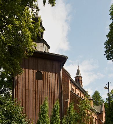 Zdjęcie nr 1: W południowo-wschodniej części placu przy kościele stoi drewniana dzwonnica o konstrukcji słupowej, na kamiennym cokole na planie kwadratu, zwężająca się ku górze. W ścianach wschodniej i zachodniej po dwa, w południowej i północnej po jednym oknie zamkniętym łukiem odcinkowym nadwieszonym. Wejście w ścianie wschodniej, ponad nim daszek dwuspadowy zwieńczony kulą z krzyżem. Dach czterospadowy z ośmiobocznym tamburem z latarnią i hełmem baniastym, zakończony krzyżem. Dach kryty blachą.