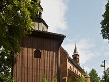 Zdjęcie nr 1: W południowo-wschodniej części placu przy kościele stoi drewniana dzwonnica o konstrukcji słupowej, na kamiennym cokole na planie kwadratu, zwężająca się ku górze. W ścianach wschodniej i zachodniej po dwa, w południowej i północnej po jednym oknie zamkniętym łukiem odcinkowym nadwieszonym. Wejście w ścianie wschodniej, ponad nim daszek dwuspadowy zwieńczony kulą z krzyżem. Dach czterospadowy z ośmiobocznym tamburem z latarnią i hełmem baniastym, zakończony krzyżem. Dach kryty blachą.