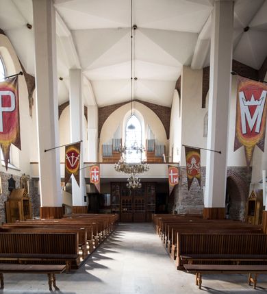 Zdjęcie nr 19: Kościół położony na obszernym placu przylegającym do wschodniej pierzei rynku, na północ od zamku. Plac otoczony ceglanym murem z filarkami. Przed kościołem wydzielony plac, dawny cmentarz, na nim figura św. Jana Kantego. W południowo-wschodnim narożu placu grobowiec księżnej Apolonii Potockiej. Kościół orientowany, halowy, trójnawowy, czteroprzęsłowy, z dwuprzęsłowym zamkniętym wielobocznie prezbiterium. Nawa główna szersza od naw bocznych. Nawy boczne zakończone od wschodu poligonalnymi kaplicami. Od strony północnej do nawy przylega kruchta. W północno-zachodnim narożniku kwadratowa wieża mieszcząca kaplicę w przyziemiu. Do zachodniego przęsła nawy głównej dostawiony głęboki ryzalit z kruchtą w przyziemiu i chórem na piętrze z prospektem organowym. Od północnej strony przylega piętrowa zakrystia, zamknięta wielobocznie. Nawa główna od bocznych oddzielona czworobocznymi filarami o ściętych narożach. Prezbiterium otwarte do korpusu ostrołukową tęczą. W korpusie sklepienie o konstrukcji żelbetowej, stylizowane na gotyckie. W kaplicy pod wieżą sklepienie kolebkowe, w kruchcie zachodniej sufit. Prezbiterium nakryte sklepieniem krzyżowo-żebrowym z żebrami spływającymi na konsole. Wnętrze oświetlają okna ostrołukowe, wypełnione witrażami; dwa w zamknięciu prezbiterium (środkowy otwór zamurowany), dwa na ścianie południowej. Portal z prezbiterium do zakrystii zamknięty łukiem w ośli grzbiet. Otwory drzwiowe prostokątne, różnej wielkości. Kaplica pod wieżą otwarta do wnętrza ostrołukowymi arkadami. Otwory okienne wąskie, prostokątne, ostrołukowe, wypełnione witrażem; cztery w ścianie północnej i południowej, jedno, szersze w ścianie zachodniej nad chórem. Wieża oświetlona małymi, wąskimi oknami zakończonymi łukiem odcinkowym i ostrołukowym. Fasada jednoosiowa, dwukondygnacyjna, zwieńczona szczytem schodkowym z ceglanymi laskami. Niesymetrycznie umieszczone wejście ujęte kamiennym, profilowanym portalem, zamkniętym ostrołukowo. Ponad nim rozglifione ostrołukowe okno. Od północy wieża wbudowana w naroże kościoła, wysunięta nieco przed lico fasady. W dolnej partii kamienna, w górnej ceglana, na rzucie prostokąta, czterokondygnacyjna. Piętro pierwsze i drugie oddzielone kamiennym gzymsem. Trzy dolne kondygnacje gotyckie, czwarta neogotycka (projektu Franciszka Marii Lanciego z 1836 r). Na osi pojedyncze okna. W parterze okno ciosowe, prostokątne, ponad nim wmurowany późnogotycki maswerk ostrołukowy z motywami rybich pęcherzy i psiego zęba, wyżej kartusz z herbem Leliwa. Na pierwszym piętrze okno ostrołukowe z parapetem na konsolkach, w opasce ceglanej zamkniętej ostrołukiem wklęsłym. Drugie piętro, okno ostrołukowe w opasce kamiennej, ponad nim okrągła tarcza zegarowa. Ostatnia kondygnacja ze ściętymi narożami, na których wysunięte przed lico muru krenelażowe wieżyczki zwieńczone kamiennymi szczytami w formie ostrosłupów. Od zachodu masywny łuk półokrągły uformowany z kształtek ceramicznych, w jego polu triforium ostrołukowe. Ponad nim okulus. Pod okapem dachu fryz z ceglanych konsolek oraz gąsiory układane w motyw rybiej łuski. Dach iglicowy. Elewacja południowa. Portal kamienny na cokole, profilowany, ostrołukowy. Archiwolty przechodzące w łuk o formie oślego grzbietu, wsparte na konsolkach zdobionych motywem roślinnym. Skrajna archiwolta z czołgankami zwieńczona pinaklem z kwiatonem. Po bokach analogiczne pinakle; W prezbiterium portal kamienny na cokole, profilowany, ostrołukowy, z dekoracją z motywem skręconego sznura; w kluczu herb Odrowąż, oraz data 1767 i litery LG OH OFP. W ścianę korpusu wmurowane kamienne epitafium ks. Pawła Gabańskiego plebana zatorskiego (zm. 1825), nad nim kartusz z herbem Łodzia.Trzy okna analogiczne jak w fasadzie, i jedno o połowę węższe. Elewacja północna. Kruchta ceglana, na cokole, opięta przyporami. Na osi portal kamienny, profilowany, ostrołukowy. Ponad nim kamienna rozeta z monogramem Marii, po bokach dwa okna o wykroju czworoliścia w okrągłych, kamiennych opaskach. Od strony północno-zachodniej zakrystia na rzucie prostokąta, zamknięta wielobocznie, piętrowa, w dolnej części kamienna (pozostałość pierwotnego kościoła), wyżej ceglana (piętro dobudowane 1915 r.). Od północy portal w opasce ceglanej, zamknięty łukiem odcinkowym. Ponad nim ostrołukowe, ceglane okno. Dwa okna analogiczne jak w fasadzie i jedno o połowę węższe. Kościół opięty przyporami, na wysokości ław okiennych gzyms kapnikowy wyłamany nad portalem północnym. Przypory z kapnikami w zwieńczeniu i na 2/3 wysokości. Pod dachem gzyms konsolkowy. Dach dwuspadowy, sygnaturka wieloboczna z ostrołukowymi prześwitami, zwieńczona hełmem iglicowym.