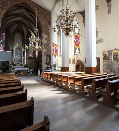 Zdjęcie nr 14: Kościół położony na obszernym placu przylegającym do wschodniej pierzei rynku, na północ od zamku. Plac otoczony ceglanym murem z filarkami. Przed kościołem wydzielony plac, dawny cmentarz, na nim figura św. Jana Kantego. W południowo-wschodnim narożu placu grobowiec księżnej Apolonii Potockiej. Kościół orientowany, halowy, trójnawowy, czteroprzęsłowy, z dwuprzęsłowym zamkniętym wielobocznie prezbiterium. Nawa główna szersza od naw bocznych. Nawy boczne zakończone od wschodu poligonalnymi kaplicami. Od strony północnej do nawy przylega kruchta. W północno-zachodnim narożniku kwadratowa wieża mieszcząca kaplicę w przyziemiu. Do zachodniego przęsła nawy głównej dostawiony głęboki ryzalit z kruchtą w przyziemiu i chórem na piętrze z prospektem organowym. Od północnej strony przylega piętrowa zakrystia, zamknięta wielobocznie. Nawa główna od bocznych oddzielona czworobocznymi filarami o ściętych narożach. Prezbiterium otwarte do korpusu ostrołukową tęczą. W korpusie sklepienie o konstrukcji żelbetowej, stylizowane na gotyckie. W kaplicy pod wieżą sklepienie kolebkowe, w kruchcie zachodniej sufit. Prezbiterium nakryte sklepieniem krzyżowo-żebrowym z żebrami spływającymi na konsole. Wnętrze oświetlają okna ostrołukowe, wypełnione witrażami; dwa w zamknięciu prezbiterium (środkowy otwór zamurowany), dwa na ścianie południowej. Portal z prezbiterium do zakrystii zamknięty łukiem w ośli grzbiet. Otwory drzwiowe prostokątne, różnej wielkości. Kaplica pod wieżą otwarta do wnętrza ostrołukowymi arkadami. Otwory okienne wąskie, prostokątne, ostrołukowe, wypełnione witrażem; cztery w ścianie północnej i południowej, jedno, szersze w ścianie zachodniej nad chórem. Wieża oświetlona małymi, wąskimi oknami zakończonymi łukiem odcinkowym i ostrołukowym. Fasada jednoosiowa, dwukondygnacyjna, zwieńczona szczytem schodkowym z ceglanymi laskami. Niesymetrycznie umieszczone wejście ujęte kamiennym, profilowanym portalem, zamkniętym ostrołukowo. Ponad nim rozglifione ostrołukowe okno. Od północy wieża wbudowana w naroże kościoła, wysunięta nieco przed lico fasady. W dolnej partii kamienna, w górnej ceglana, na rzucie prostokąta, czterokondygnacyjna. Piętro pierwsze i drugie oddzielone kamiennym gzymsem. Trzy dolne kondygnacje gotyckie, czwarta neogotycka (projektu Franciszka Marii Lanciego z 1836 r). Na osi pojedyncze okna. W parterze okno ciosowe, prostokątne, ponad nim wmurowany późnogotycki maswerk ostrołukowy z motywami rybich pęcherzy i psiego zęba, wyżej kartusz z herbem Leliwa. Na pierwszym piętrze okno ostrołukowe z parapetem na konsolkach, w opasce ceglanej zamkniętej ostrołukiem wklęsłym. Drugie piętro, okno ostrołukowe w opasce kamiennej, ponad nim okrągła tarcza zegarowa. Ostatnia kondygnacja ze ściętymi narożami, na których wysunięte przed lico muru krenelażowe wieżyczki zwieńczone kamiennymi szczytami w formie ostrosłupów. Od zachodu masywny łuk półokrągły uformowany z kształtek ceramicznych, w jego polu triforium ostrołukowe. Ponad nim okulus. Pod okapem dachu fryz z ceglanych konsolek oraz gąsiory układane w motyw rybiej łuski. Dach iglicowy. Elewacja południowa. Portal kamienny na cokole, profilowany, ostrołukowy. Archiwolty przechodzące w łuk o formie oślego grzbietu, wsparte na konsolkach zdobionych motywem roślinnym. Skrajna archiwolta z czołgankami zwieńczona pinaklem z kwiatonem. Po bokach analogiczne pinakle; W prezbiterium portal kamienny na cokole, profilowany, ostrołukowy, z dekoracją z motywem skręconego sznura; w kluczu herb Odrowąż, oraz data 1767 i litery LG OH OFP. W ścianę korpusu wmurowane kamienne epitafium ks. Pawła Gabańskiego plebana zatorskiego (zm. 1825), nad nim kartusz z herbem Łodzia.Trzy okna analogiczne jak w fasadzie, i jedno o połowę węższe. Elewacja północna. Kruchta ceglana, na cokole, opięta przyporami. Na osi portal kamienny, profilowany, ostrołukowy. Ponad nim kamienna rozeta z monogramem Marii, po bokach dwa okna o wykroju czworoliścia w okrągłych, kamiennych opaskach. Od strony północno-zachodniej zakrystia na rzucie prostokąta, zamknięta wielobocznie, piętrowa, w dolnej części kamienna (pozostałość pierwotnego kościoła), wyżej ceglana (piętro dobudowane 1915 r.). Od północy portal w opasce ceglanej, zamknięty łukiem odcinkowym. Ponad nim ostrołukowe, ceglane okno. Dwa okna analogiczne jak w fasadzie i jedno o połowę węższe. Kościół opięty przyporami, na wysokości ław okiennych gzyms kapnikowy wyłamany nad portalem północnym. Przypory z kapnikami w zwieńczeniu i na 2/3 wysokości. Pod dachem gzyms konsolkowy. Dach dwuspadowy, sygnaturka wieloboczna z ostrołukowymi prześwitami, zwieńczona hełmem iglicowym.