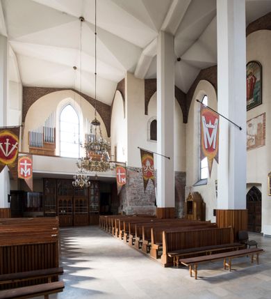 Zdjęcie nr 16: Kościół położony na obszernym placu przylegającym do wschodniej pierzei rynku, na północ od zamku. Plac otoczony ceglanym murem z filarkami. Przed kościołem wydzielony plac, dawny cmentarz, na nim figura św. Jana Kantego. W południowo-wschodnim narożu placu grobowiec księżnej Apolonii Potockiej. Kościół orientowany, halowy, trójnawowy, czteroprzęsłowy, z dwuprzęsłowym zamkniętym wielobocznie prezbiterium. Nawa główna szersza od naw bocznych. Nawy boczne zakończone od wschodu poligonalnymi kaplicami. Od strony północnej do nawy przylega kruchta. W północno-zachodnim narożniku kwadratowa wieża mieszcząca kaplicę w przyziemiu. Do zachodniego przęsła nawy głównej dostawiony głęboki ryzalit z kruchtą w przyziemiu i chórem na piętrze z prospektem organowym. Od północnej strony przylega piętrowa zakrystia, zamknięta wielobocznie. Nawa główna od bocznych oddzielona czworobocznymi filarami o ściętych narożach. Prezbiterium otwarte do korpusu ostrołukową tęczą. W korpusie sklepienie o konstrukcji żelbetowej, stylizowane na gotyckie. W kaplicy pod wieżą sklepienie kolebkowe, w kruchcie zachodniej sufit. Prezbiterium nakryte sklepieniem krzyżowo-żebrowym z żebrami spływającymi na konsole. Wnętrze oświetlają okna ostrołukowe, wypełnione witrażami; dwa w zamknięciu prezbiterium (środkowy otwór zamurowany), dwa na ścianie południowej. Portal z prezbiterium do zakrystii zamknięty łukiem w ośli grzbiet. Otwory drzwiowe prostokątne, różnej wielkości. Kaplica pod wieżą otwarta do wnętrza ostrołukowymi arkadami. Otwory okienne wąskie, prostokątne, ostrołukowe, wypełnione witrażem; cztery w ścianie północnej i południowej, jedno, szersze w ścianie zachodniej nad chórem. Wieża oświetlona małymi, wąskimi oknami zakończonymi łukiem odcinkowym i ostrołukowym. Fasada jednoosiowa, dwukondygnacyjna, zwieńczona szczytem schodkowym z ceglanymi laskami. Niesymetrycznie umieszczone wejście ujęte kamiennym, profilowanym portalem, zamkniętym ostrołukowo. Ponad nim rozglifione ostrołukowe okno. Od północy wieża wbudowana w naroże kościoła, wysunięta nieco przed lico fasady. W dolnej partii kamienna, w górnej ceglana, na rzucie prostokąta, czterokondygnacyjna. Piętro pierwsze i drugie oddzielone kamiennym gzymsem. Trzy dolne kondygnacje gotyckie, czwarta neogotycka (projektu Franciszka Marii Lanciego z 1836 r). Na osi pojedyncze okna. W parterze okno ciosowe, prostokątne, ponad nim wmurowany późnogotycki maswerk ostrołukowy z motywami rybich pęcherzy i psiego zęba, wyżej kartusz z herbem Leliwa. Na pierwszym piętrze okno ostrołukowe z parapetem na konsolkach, w opasce ceglanej zamkniętej ostrołukiem wklęsłym. Drugie piętro, okno ostrołukowe w opasce kamiennej, ponad nim okrągła tarcza zegarowa. Ostatnia kondygnacja ze ściętymi narożami, na których wysunięte przed lico muru krenelażowe wieżyczki zwieńczone kamiennymi szczytami w formie ostrosłupów. Od zachodu masywny łuk półokrągły uformowany z kształtek ceramicznych, w jego polu triforium ostrołukowe. Ponad nim okulus. Pod okapem dachu fryz z ceglanych konsolek oraz gąsiory układane w motyw rybiej łuski. Dach iglicowy. Elewacja południowa. Portal kamienny na cokole, profilowany, ostrołukowy. Archiwolty przechodzące w łuk o formie oślego grzbietu, wsparte na konsolkach zdobionych motywem roślinnym. Skrajna archiwolta z czołgankami zwieńczona pinaklem z kwiatonem. Po bokach analogiczne pinakle; W prezbiterium portal kamienny na cokole, profilowany, ostrołukowy, z dekoracją z motywem skręconego sznura; w kluczu herb Odrowąż, oraz data 1767 i litery LG OH OFP. W ścianę korpusu wmurowane kamienne epitafium ks. Pawła Gabańskiego plebana zatorskiego (zm. 1825), nad nim kartusz z herbem Łodzia.Trzy okna analogiczne jak w fasadzie, i jedno o połowę węższe. Elewacja północna. Kruchta ceglana, na cokole, opięta przyporami. Na osi portal kamienny, profilowany, ostrołukowy. Ponad nim kamienna rozeta z monogramem Marii, po bokach dwa okna o wykroju czworoliścia w okrągłych, kamiennych opaskach. Od strony północno-zachodniej zakrystia na rzucie prostokąta, zamknięta wielobocznie, piętrowa, w dolnej części kamienna (pozostałość pierwotnego kościoła), wyżej ceglana (piętro dobudowane 1915 r.). Od północy portal w opasce ceglanej, zamknięty łukiem odcinkowym. Ponad nim ostrołukowe, ceglane okno. Dwa okna analogiczne jak w fasadzie i jedno o połowę węższe. Kościół opięty przyporami, na wysokości ław okiennych gzyms kapnikowy wyłamany nad portalem północnym. Przypory z kapnikami w zwieńczeniu i na 2/3 wysokości. Pod dachem gzyms konsolkowy. Dach dwuspadowy, sygnaturka wieloboczna z ostrołukowymi prześwitami, zwieńczona hełmem iglicowym.