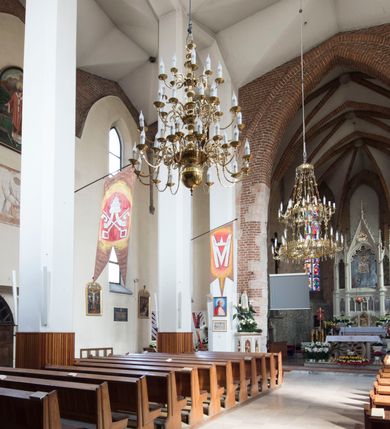 Zdjęcie nr 15: Kościół położony na obszernym placu przylegającym do wschodniej pierzei rynku, na północ od zamku. Plac otoczony ceglanym murem z filarkami. Przed kościołem wydzielony plac, dawny cmentarz, na nim figura św. Jana Kantego. W południowo-wschodnim narożu placu grobowiec księżnej Apolonii Potockiej. Kościół orientowany, halowy, trójnawowy, czteroprzęsłowy, z dwuprzęsłowym zamkniętym wielobocznie prezbiterium. Nawa główna szersza od naw bocznych. Nawy boczne zakończone od wschodu poligonalnymi kaplicami. Od strony północnej do nawy przylega kruchta. W północno-zachodnim narożniku kwadratowa wieża mieszcząca kaplicę w przyziemiu. Do zachodniego przęsła nawy głównej dostawiony głęboki ryzalit z kruchtą w przyziemiu i chórem na piętrze z prospektem organowym. Od północnej strony przylega piętrowa zakrystia, zamknięta wielobocznie. Nawa główna od bocznych oddzielona czworobocznymi filarami o ściętych narożach. Prezbiterium otwarte do korpusu ostrołukową tęczą. W korpusie sklepienie o konstrukcji żelbetowej, stylizowane na gotyckie. W kaplicy pod wieżą sklepienie kolebkowe, w kruchcie zachodniej sufit. Prezbiterium nakryte sklepieniem krzyżowo-żebrowym z żebrami spływającymi na konsole. Wnętrze oświetlają okna ostrołukowe, wypełnione witrażami; dwa w zamknięciu prezbiterium (środkowy otwór zamurowany), dwa na ścianie południowej. Portal z prezbiterium do zakrystii zamknięty łukiem w ośli grzbiet. Otwory drzwiowe prostokątne, różnej wielkości. Kaplica pod wieżą otwarta do wnętrza ostrołukowymi arkadami. Otwory okienne wąskie, prostokątne, ostrołukowe, wypełnione witrażem; cztery w ścianie północnej i południowej, jedno, szersze w ścianie zachodniej nad chórem. Wieża oświetlona małymi, wąskimi oknami zakończonymi łukiem odcinkowym i ostrołukowym. Fasada jednoosiowa, dwukondygnacyjna, zwieńczona szczytem schodkowym z ceglanymi laskami. Niesymetrycznie umieszczone wejście ujęte kamiennym, profilowanym portalem, zamkniętym ostrołukowo. Ponad nim rozglifione ostrołukowe okno. Od północy wieża wbudowana w naroże kościoła, wysunięta nieco przed lico fasady. W dolnej partii kamienna, w górnej ceglana, na rzucie prostokąta, czterokondygnacyjna. Piętro pierwsze i drugie oddzielone kamiennym gzymsem. Trzy dolne kondygnacje gotyckie, czwarta neogotycka (projektu Franciszka Marii Lanciego z 1836 r). Na osi pojedyncze okna. W parterze okno ciosowe, prostokątne, ponad nim wmurowany późnogotycki maswerk ostrołukowy z motywami rybich pęcherzy i psiego zęba, wyżej kartusz z herbem Leliwa. Na pierwszym piętrze okno ostrołukowe z parapetem na konsolkach, w opasce ceglanej zamkniętej ostrołukiem wklęsłym. Drugie piętro, okno ostrołukowe w opasce kamiennej, ponad nim okrągła tarcza zegarowa. Ostatnia kondygnacja ze ściętymi narożami, na których wysunięte przed lico muru krenelażowe wieżyczki zwieńczone kamiennymi szczytami w formie ostrosłupów. Od zachodu masywny łuk półokrągły uformowany z kształtek ceramicznych, w jego polu triforium ostrołukowe. Ponad nim okulus. Pod okapem dachu fryz z ceglanych konsolek oraz gąsiory układane w motyw rybiej łuski. Dach iglicowy. Elewacja południowa. Portal kamienny na cokole, profilowany, ostrołukowy. Archiwolty przechodzące w łuk o formie oślego grzbietu, wsparte na konsolkach zdobionych motywem roślinnym. Skrajna archiwolta z czołgankami zwieńczona pinaklem z kwiatonem. Po bokach analogiczne pinakle; W prezbiterium portal kamienny na cokole, profilowany, ostrołukowy, z dekoracją z motywem skręconego sznura; w kluczu herb Odrowąż, oraz data 1767 i litery LG OH OFP. W ścianę korpusu wmurowane kamienne epitafium ks. Pawła Gabańskiego plebana zatorskiego (zm. 1825), nad nim kartusz z herbem Łodzia.Trzy okna analogiczne jak w fasadzie, i jedno o połowę węższe. Elewacja północna. Kruchta ceglana, na cokole, opięta przyporami. Na osi portal kamienny, profilowany, ostrołukowy. Ponad nim kamienna rozeta z monogramem Marii, po bokach dwa okna o wykroju czworoliścia w okrągłych, kamiennych opaskach. Od strony północno-zachodniej zakrystia na rzucie prostokąta, zamknięta wielobocznie, piętrowa, w dolnej części kamienna (pozostałość pierwotnego kościoła), wyżej ceglana (piętro dobudowane 1915 r.). Od północy portal w opasce ceglanej, zamknięty łukiem odcinkowym. Ponad nim ostrołukowe, ceglane okno. Dwa okna analogiczne jak w fasadzie i jedno o połowę węższe. Kościół opięty przyporami, na wysokości ław okiennych gzyms kapnikowy wyłamany nad portalem północnym. Przypory z kapnikami w zwieńczeniu i na 2/3 wysokości. Pod dachem gzyms konsolkowy. Dach dwuspadowy, sygnaturka wieloboczna z ostrołukowymi prześwitami, zwieńczona hełmem iglicowym.