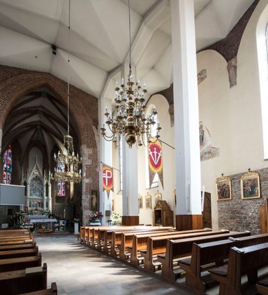 Zdjęcie nr 11: Kościół położony na obszernym placu przylegającym do wschodniej pierzei rynku, na północ od zamku. Plac otoczony ceglanym murem z filarkami. Przed kościołem wydzielony plac, dawny cmentarz, na nim figura św. Jana Kantego. W południowo-wschodnim narożu placu grobowiec księżnej Apolonii Potockiej. Kościół orientowany, halowy, trójnawowy, czteroprzęsłowy, z dwuprzęsłowym zamkniętym wielobocznie prezbiterium. Nawa główna szersza od naw bocznych. Nawy boczne zakończone od wschodu poligonalnymi kaplicami. Od strony północnej do nawy przylega kruchta. W północno-zachodnim narożniku kwadratowa wieża mieszcząca kaplicę w przyziemiu. Do zachodniego przęsła nawy głównej dostawiony głęboki ryzalit z kruchtą w przyziemiu i chórem na piętrze z prospektem organowym. Od północnej strony przylega piętrowa zakrystia, zamknięta wielobocznie. Nawa główna od bocznych oddzielona czworobocznymi filarami o ściętych narożach. Prezbiterium otwarte do korpusu ostrołukową tęczą. W korpusie sklepienie o konstrukcji żelbetowej, stylizowane na gotyckie. W kaplicy pod wieżą sklepienie kolebkowe, w kruchcie zachodniej sufit. Prezbiterium nakryte sklepieniem krzyżowo-żebrowym z żebrami spływającymi na konsole. Wnętrze oświetlają okna ostrołukowe, wypełnione witrażami; dwa w zamknięciu prezbiterium (środkowy otwór zamurowany), dwa na ścianie południowej. Portal z prezbiterium do zakrystii zamknięty łukiem w ośli grzbiet. Otwory drzwiowe prostokątne, różnej wielkości. Kaplica pod wieżą otwarta do wnętrza ostrołukowymi arkadami. Otwory okienne wąskie, prostokątne, ostrołukowe, wypełnione witrażem; cztery w ścianie północnej i południowej, jedno, szersze w ścianie zachodniej nad chórem. Wieża oświetlona małymi, wąskimi oknami zakończonymi łukiem odcinkowym i ostrołukowym. Fasada jednoosiowa, dwukondygnacyjna, zwieńczona szczytem schodkowym z ceglanymi laskami. Niesymetrycznie umieszczone wejście ujęte kamiennym, profilowanym portalem, zamkniętym ostrołukowo. Ponad nim rozglifione ostrołukowe okno. Od północy wieża wbudowana w naroże kościoła, wysunięta nieco przed lico fasady. W dolnej partii kamienna, w górnej ceglana, na rzucie prostokąta, czterokondygnacyjna. Piętro pierwsze i drugie oddzielone kamiennym gzymsem. Trzy dolne kondygnacje gotyckie, czwarta neogotycka (projektu Franciszka Marii Lanciego z 1836 r). Na osi pojedyncze okna. W parterze okno ciosowe, prostokątne, ponad nim wmurowany późnogotycki maswerk ostrołukowy z motywami rybich pęcherzy i psiego zęba, wyżej kartusz z herbem Leliwa. Na pierwszym piętrze okno ostrołukowe z parapetem na konsolkach, w opasce ceglanej zamkniętej ostrołukiem wklęsłym. Drugie piętro, okno ostrołukowe w opasce kamiennej, ponad nim okrągła tarcza zegarowa. Ostatnia kondygnacja ze ściętymi narożami, na których wysunięte przed lico muru krenelażowe wieżyczki zwieńczone kamiennymi szczytami w formie ostrosłupów. Od zachodu masywny łuk półokrągły uformowany z kształtek ceramicznych, w jego polu triforium ostrołukowe. Ponad nim okulus. Pod okapem dachu fryz z ceglanych konsolek oraz gąsiory układane w motyw rybiej łuski. Dach iglicowy. Elewacja południowa. Portal kamienny na cokole, profilowany, ostrołukowy. Archiwolty przechodzące w łuk o formie oślego grzbietu, wsparte na konsolkach zdobionych motywem roślinnym. Skrajna archiwolta z czołgankami zwieńczona pinaklem z kwiatonem. Po bokach analogiczne pinakle; W prezbiterium portal kamienny na cokole, profilowany, ostrołukowy, z dekoracją z motywem skręconego sznura; w kluczu herb Odrowąż, oraz data 1767 i litery LG OH OFP. W ścianę korpusu wmurowane kamienne epitafium ks. Pawła Gabańskiego plebana zatorskiego (zm. 1825), nad nim kartusz z herbem Łodzia.Trzy okna analogiczne jak w fasadzie, i jedno o połowę węższe. Elewacja północna. Kruchta ceglana, na cokole, opięta przyporami. Na osi portal kamienny, profilowany, ostrołukowy. Ponad nim kamienna rozeta z monogramem Marii, po bokach dwa okna o wykroju czworoliścia w okrągłych, kamiennych opaskach. Od strony północno-zachodniej zakrystia na rzucie prostokąta, zamknięta wielobocznie, piętrowa, w dolnej części kamienna (pozostałość pierwotnego kościoła), wyżej ceglana (piętro dobudowane 1915 r.). Od północy portal w opasce ceglanej, zamknięty łukiem odcinkowym. Ponad nim ostrołukowe, ceglane okno. Dwa okna analogiczne jak w fasadzie i jedno o połowę węższe. Kościół opięty przyporami, na wysokości ław okiennych gzyms kapnikowy wyłamany nad portalem północnym. Przypory z kapnikami w zwieńczeniu i na 2/3 wysokości. Pod dachem gzyms konsolkowy. Dach dwuspadowy, sygnaturka wieloboczna z ostrołukowymi prześwitami, zwieńczona hełmem iglicowym.