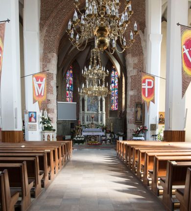 Zdjęcie nr 12: Kościół położony na obszernym placu przylegającym do wschodniej pierzei rynku, na północ od zamku. Plac otoczony ceglanym murem z filarkami. Przed kościołem wydzielony plac, dawny cmentarz, na nim figura św. Jana Kantego. W południowo-wschodnim narożu placu grobowiec księżnej Apolonii Potockiej. Kościół orientowany, halowy, trójnawowy, czteroprzęsłowy, z dwuprzęsłowym zamkniętym wielobocznie prezbiterium. Nawa główna szersza od naw bocznych. Nawy boczne zakończone od wschodu poligonalnymi kaplicami. Od strony północnej do nawy przylega kruchta. W północno-zachodnim narożniku kwadratowa wieża mieszcząca kaplicę w przyziemiu. Do zachodniego przęsła nawy głównej dostawiony głęboki ryzalit z kruchtą w przyziemiu i chórem na piętrze z prospektem organowym. Od północnej strony przylega piętrowa zakrystia, zamknięta wielobocznie. Nawa główna od bocznych oddzielona czworobocznymi filarami o ściętych narożach. Prezbiterium otwarte do korpusu ostrołukową tęczą. W korpusie sklepienie o konstrukcji żelbetowej, stylizowane na gotyckie. W kaplicy pod wieżą sklepienie kolebkowe, w kruchcie zachodniej sufit. Prezbiterium nakryte sklepieniem krzyżowo-żebrowym z żebrami spływającymi na konsole. Wnętrze oświetlają okna ostrołukowe, wypełnione witrażami; dwa w zamknięciu prezbiterium (środkowy otwór zamurowany), dwa na ścianie południowej. Portal z prezbiterium do zakrystii zamknięty łukiem w ośli grzbiet. Otwory drzwiowe prostokątne, różnej wielkości. Kaplica pod wieżą otwarta do wnętrza ostrołukowymi arkadami. Otwory okienne wąskie, prostokątne, ostrołukowe, wypełnione witrażem; cztery w ścianie północnej i południowej, jedno, szersze w ścianie zachodniej nad chórem. Wieża oświetlona małymi, wąskimi oknami zakończonymi łukiem odcinkowym i ostrołukowym. Fasada jednoosiowa, dwukondygnacyjna, zwieńczona szczytem schodkowym z ceglanymi laskami. Niesymetrycznie umieszczone wejście ujęte kamiennym, profilowanym portalem, zamkniętym ostrołukowo. Ponad nim rozglifione ostrołukowe okno. Od północy wieża wbudowana w naroże kościoła, wysunięta nieco przed lico fasady. W dolnej partii kamienna, w górnej ceglana, na rzucie prostokąta, czterokondygnacyjna. Piętro pierwsze i drugie oddzielone kamiennym gzymsem. Trzy dolne kondygnacje gotyckie, czwarta neogotycka (projektu Franciszka Marii Lanciego z 1836 r). Na osi pojedyncze okna. W parterze okno ciosowe, prostokątne, ponad nim wmurowany późnogotycki maswerk ostrołukowy z motywami rybich pęcherzy i psiego zęba, wyżej kartusz z herbem Leliwa. Na pierwszym piętrze okno ostrołukowe z parapetem na konsolkach, w opasce ceglanej zamkniętej ostrołukiem wklęsłym. Drugie piętro, okno ostrołukowe w opasce kamiennej, ponad nim okrągła tarcza zegarowa. Ostatnia kondygnacja ze ściętymi narożami, na których wysunięte przed lico muru krenelażowe wieżyczki zwieńczone kamiennymi szczytami w formie ostrosłupów. Od zachodu masywny łuk półokrągły uformowany z kształtek ceramicznych, w jego polu triforium ostrołukowe. Ponad nim okulus. Pod okapem dachu fryz z ceglanych konsolek oraz gąsiory układane w motyw rybiej łuski. Dach iglicowy. Elewacja południowa. Portal kamienny na cokole, profilowany, ostrołukowy. Archiwolty przechodzące w łuk o formie oślego grzbietu, wsparte na konsolkach zdobionych motywem roślinnym. Skrajna archiwolta z czołgankami zwieńczona pinaklem z kwiatonem. Po bokach analogiczne pinakle; W prezbiterium portal kamienny na cokole, profilowany, ostrołukowy, z dekoracją z motywem skręconego sznura; w kluczu herb Odrowąż, oraz data 1767 i litery LG OH OFP. W ścianę korpusu wmurowane kamienne epitafium ks. Pawła Gabańskiego plebana zatorskiego (zm. 1825), nad nim kartusz z herbem Łodzia.Trzy okna analogiczne jak w fasadzie, i jedno o połowę węższe. Elewacja północna. Kruchta ceglana, na cokole, opięta przyporami. Na osi portal kamienny, profilowany, ostrołukowy. Ponad nim kamienna rozeta z monogramem Marii, po bokach dwa okna o wykroju czworoliścia w okrągłych, kamiennych opaskach. Od strony północno-zachodniej zakrystia na rzucie prostokąta, zamknięta wielobocznie, piętrowa, w dolnej części kamienna (pozostałość pierwotnego kościoła), wyżej ceglana (piętro dobudowane 1915 r.). Od północy portal w opasce ceglanej, zamknięty łukiem odcinkowym. Ponad nim ostrołukowe, ceglane okno. Dwa okna analogiczne jak w fasadzie i jedno o połowę węższe. Kościół opięty przyporami, na wysokości ław okiennych gzyms kapnikowy wyłamany nad portalem północnym. Przypory z kapnikami w zwieńczeniu i na 2/3 wysokości. Pod dachem gzyms konsolkowy. Dach dwuspadowy, sygnaturka wieloboczna z ostrołukowymi prześwitami, zwieńczona hełmem iglicowym.