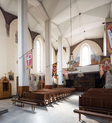 Zdjęcie nr 17: Kościół położony na obszernym placu przylegającym do wschodniej pierzei rynku, na północ od zamku. Plac otoczony ceglanym murem z filarkami. Przed kościołem wydzielony plac, dawny cmentarz, na nim figura św. Jana Kantego. W południowo-wschodnim narożu placu grobowiec księżnej Apolonii Potockiej. Kościół orientowany, halowy, trójnawowy, czteroprzęsłowy, z dwuprzęsłowym zamkniętym wielobocznie prezbiterium. Nawa główna szersza od naw bocznych. Nawy boczne zakończone od wschodu poligonalnymi kaplicami. Od strony północnej do nawy przylega kruchta. W północno-zachodnim narożniku kwadratowa wieża mieszcząca kaplicę w przyziemiu. Do zachodniego przęsła nawy głównej dostawiony głęboki ryzalit z kruchtą w przyziemiu i chórem na piętrze z prospektem organowym. Od północnej strony przylega piętrowa zakrystia, zamknięta wielobocznie. Nawa główna od bocznych oddzielona czworobocznymi filarami o ściętych narożach. Prezbiterium otwarte do korpusu ostrołukową tęczą. W korpusie sklepienie o konstrukcji żelbetowej, stylizowane na gotyckie. W kaplicy pod wieżą sklepienie kolebkowe, w kruchcie zachodniej sufit. Prezbiterium nakryte sklepieniem krzyżowo-żebrowym z żebrami spływającymi na konsole. Wnętrze oświetlają okna ostrołukowe, wypełnione witrażami; dwa w zamknięciu prezbiterium (środkowy otwór zamurowany), dwa na ścianie południowej. Portal z prezbiterium do zakrystii zamknięty łukiem w ośli grzbiet. Otwory drzwiowe prostokątne, różnej wielkości. Kaplica pod wieżą otwarta do wnętrza ostrołukowymi arkadami. Otwory okienne wąskie, prostokątne, ostrołukowe, wypełnione witrażem; cztery w ścianie północnej i południowej, jedno, szersze w ścianie zachodniej nad chórem. Wieża oświetlona małymi, wąskimi oknami zakończonymi łukiem odcinkowym i ostrołukowym. Fasada jednoosiowa, dwukondygnacyjna, zwieńczona szczytem schodkowym z ceglanymi laskami. Niesymetrycznie umieszczone wejście ujęte kamiennym, profilowanym portalem, zamkniętym ostrołukowo. Ponad nim rozglifione ostrołukowe okno. Od północy wieża wbudowana w naroże kościoła, wysunięta nieco przed lico fasady. W dolnej partii kamienna, w górnej ceglana, na rzucie prostokąta, czterokondygnacyjna. Piętro pierwsze i drugie oddzielone kamiennym gzymsem. Trzy dolne kondygnacje gotyckie, czwarta neogotycka (projektu Franciszka Marii Lanciego z 1836 r). Na osi pojedyncze okna. W parterze okno ciosowe, prostokątne, ponad nim wmurowany późnogotycki maswerk ostrołukowy z motywami rybich pęcherzy i psiego zęba, wyżej kartusz z herbem Leliwa. Na pierwszym piętrze okno ostrołukowe z parapetem na konsolkach, w opasce ceglanej zamkniętej ostrołukiem wklęsłym. Drugie piętro, okno ostrołukowe w opasce kamiennej, ponad nim okrągła tarcza zegarowa. Ostatnia kondygnacja ze ściętymi narożami, na których wysunięte przed lico muru krenelażowe wieżyczki zwieńczone kamiennymi szczytami w formie ostrosłupów. Od zachodu masywny łuk półokrągły uformowany z kształtek ceramicznych, w jego polu triforium ostrołukowe. Ponad nim okulus. Pod okapem dachu fryz z ceglanych konsolek oraz gąsiory układane w motyw rybiej łuski. Dach iglicowy. Elewacja południowa. Portal kamienny na cokole, profilowany, ostrołukowy. Archiwolty przechodzące w łuk o formie oślego grzbietu, wsparte na konsolkach zdobionych motywem roślinnym. Skrajna archiwolta z czołgankami zwieńczona pinaklem z kwiatonem. Po bokach analogiczne pinakle; W prezbiterium portal kamienny na cokole, profilowany, ostrołukowy, z dekoracją z motywem skręconego sznura; w kluczu herb Odrowąż, oraz data 1767 i litery LG OH OFP. W ścianę korpusu wmurowane kamienne epitafium ks. Pawła Gabańskiego plebana zatorskiego (zm. 1825), nad nim kartusz z herbem Łodzia.Trzy okna analogiczne jak w fasadzie, i jedno o połowę węższe. Elewacja północna. Kruchta ceglana, na cokole, opięta przyporami. Na osi portal kamienny, profilowany, ostrołukowy. Ponad nim kamienna rozeta z monogramem Marii, po bokach dwa okna o wykroju czworoliścia w okrągłych, kamiennych opaskach. Od strony północno-zachodniej zakrystia na rzucie prostokąta, zamknięta wielobocznie, piętrowa, w dolnej części kamienna (pozostałość pierwotnego kościoła), wyżej ceglana (piętro dobudowane 1915 r.). Od północy portal w opasce ceglanej, zamknięty łukiem odcinkowym. Ponad nim ostrołukowe, ceglane okno. Dwa okna analogiczne jak w fasadzie i jedno o połowę węższe. Kościół opięty przyporami, na wysokości ław okiennych gzyms kapnikowy wyłamany nad portalem północnym. Przypory z kapnikami w zwieńczeniu i na 2/3 wysokości. Pod dachem gzyms konsolkowy. Dach dwuspadowy, sygnaturka wieloboczna z ostrołukowymi prześwitami, zwieńczona hełmem iglicowym.