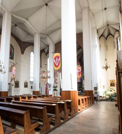 Zdjęcie nr 20: Kościół położony na obszernym placu przylegającym do wschodniej pierzei rynku, na północ od zamku. Plac otoczony ceglanym murem z filarkami. Przed kościołem wydzielony plac, dawny cmentarz, na nim figura św. Jana Kantego. W południowo-wschodnim narożu placu grobowiec księżnej Apolonii Potockiej. Kościół orientowany, halowy, trójnawowy, czteroprzęsłowy, z dwuprzęsłowym zamkniętym wielobocznie prezbiterium. Nawa główna szersza od naw bocznych. Nawy boczne zakończone od wschodu poligonalnymi kaplicami. Od strony północnej do nawy przylega kruchta. W północno-zachodnim narożniku kwadratowa wieża mieszcząca kaplicę w przyziemiu. Do zachodniego przęsła nawy głównej dostawiony głęboki ryzalit z kruchtą w przyziemiu i chórem na piętrze z prospektem organowym. Od północnej strony przylega piętrowa zakrystia, zamknięta wielobocznie. Nawa główna od bocznych oddzielona czworobocznymi filarami o ściętych narożach. Prezbiterium otwarte do korpusu ostrołukową tęczą. W korpusie sklepienie o konstrukcji żelbetowej, stylizowane na gotyckie. W kaplicy pod wieżą sklepienie kolebkowe, w kruchcie zachodniej sufit. Prezbiterium nakryte sklepieniem krzyżowo-żebrowym z żebrami spływającymi na konsole. Wnętrze oświetlają okna ostrołukowe, wypełnione witrażami; dwa w zamknięciu prezbiterium (środkowy otwór zamurowany), dwa na ścianie południowej. Portal z prezbiterium do zakrystii zamknięty łukiem w ośli grzbiet. Otwory drzwiowe prostokątne, różnej wielkości. Kaplica pod wieżą otwarta do wnętrza ostrołukowymi arkadami. Otwory okienne wąskie, prostokątne, ostrołukowe, wypełnione witrażem; cztery w ścianie północnej i południowej, jedno, szersze w ścianie zachodniej nad chórem. Wieża oświetlona małymi, wąskimi oknami zakończonymi łukiem odcinkowym i ostrołukowym. Fasada jednoosiowa, dwukondygnacyjna, zwieńczona szczytem schodkowym z ceglanymi laskami. Niesymetrycznie umieszczone wejście ujęte kamiennym, profilowanym portalem, zamkniętym ostrołukowo. Ponad nim rozglifione ostrołukowe okno. Od północy wieża wbudowana w naroże kościoła, wysunięta nieco przed lico fasady. W dolnej partii kamienna, w górnej ceglana, na rzucie prostokąta, czterokondygnacyjna. Piętro pierwsze i drugie oddzielone kamiennym gzymsem. Trzy dolne kondygnacje gotyckie, czwarta neogotycka (projektu Franciszka Marii Lanciego z 1836 r). Na osi pojedyncze okna. W parterze okno ciosowe, prostokątne, ponad nim wmurowany późnogotycki maswerk ostrołukowy z motywami rybich pęcherzy i psiego zęba, wyżej kartusz z herbem Leliwa. Na pierwszym piętrze okno ostrołukowe z parapetem na konsolkach, w opasce ceglanej zamkniętej ostrołukiem wklęsłym. Drugie piętro, okno ostrołukowe w opasce kamiennej, ponad nim okrągła tarcza zegarowa. Ostatnia kondygnacja ze ściętymi narożami, na których wysunięte przed lico muru krenelażowe wieżyczki zwieńczone kamiennymi szczytami w formie ostrosłupów. Od zachodu masywny łuk półokrągły uformowany z kształtek ceramicznych, w jego polu triforium ostrołukowe. Ponad nim okulus. Pod okapem dachu fryz z ceglanych konsolek oraz gąsiory układane w motyw rybiej łuski. Dach iglicowy. Elewacja południowa. Portal kamienny na cokole, profilowany, ostrołukowy. Archiwolty przechodzące w łuk o formie oślego grzbietu, wsparte na konsolkach zdobionych motywem roślinnym. Skrajna archiwolta z czołgankami zwieńczona pinaklem z kwiatonem. Po bokach analogiczne pinakle; W prezbiterium portal kamienny na cokole, profilowany, ostrołukowy, z dekoracją z motywem skręconego sznura; w kluczu herb Odrowąż, oraz data 1767 i litery LG OH OFP. W ścianę korpusu wmurowane kamienne epitafium ks. Pawła Gabańskiego plebana zatorskiego (zm. 1825), nad nim kartusz z herbem Łodzia.Trzy okna analogiczne jak w fasadzie, i jedno o połowę węższe. Elewacja północna. Kruchta ceglana, na cokole, opięta przyporami. Na osi portal kamienny, profilowany, ostrołukowy. Ponad nim kamienna rozeta z monogramem Marii, po bokach dwa okna o wykroju czworoliścia w okrągłych, kamiennych opaskach. Od strony północno-zachodniej zakrystia na rzucie prostokąta, zamknięta wielobocznie, piętrowa, w dolnej części kamienna (pozostałość pierwotnego kościoła), wyżej ceglana (piętro dobudowane 1915 r.). Od północy portal w opasce ceglanej, zamknięty łukiem odcinkowym. Ponad nim ostrołukowe, ceglane okno. Dwa okna analogiczne jak w fasadzie i jedno o połowę węższe. Kościół opięty przyporami, na wysokości ław okiennych gzyms kapnikowy wyłamany nad portalem północnym. Przypory z kapnikami w zwieńczeniu i na 2/3 wysokości. Pod dachem gzyms konsolkowy. Dach dwuspadowy, sygnaturka wieloboczna z ostrołukowymi prześwitami, zwieńczona hełmem iglicowym.