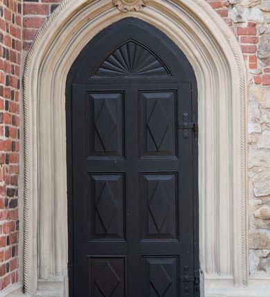 Zdjęcie nr 9: Kościół położony na obszernym placu przylegającym do wschodniej pierzei rynku, na północ od zamku. Plac otoczony ceglanym murem z filarkami. Przed kościołem wydzielony plac, dawny cmentarz, na nim figura św. Jana Kantego. W południowo-wschodnim narożu placu grobowiec księżnej Apolonii Potockiej. Kościół orientowany, halowy, trójnawowy, czteroprzęsłowy, z dwuprzęsłowym zamkniętym wielobocznie prezbiterium. Nawa główna szersza od naw bocznych. Nawy boczne zakończone od wschodu poligonalnymi kaplicami. Od strony północnej do nawy przylega kruchta. W północno-zachodnim narożniku kwadratowa wieża mieszcząca kaplicę w przyziemiu. Do zachodniego przęsła nawy głównej dostawiony głęboki ryzalit z kruchtą w przyziemiu i chórem na piętrze z prospektem organowym. Od północnej strony przylega piętrowa zakrystia, zamknięta wielobocznie. Nawa główna od bocznych oddzielona czworobocznymi filarami o ściętych narożach. Prezbiterium otwarte do korpusu ostrołukową tęczą. W korpusie sklepienie o konstrukcji żelbetowej, stylizowane na gotyckie. W kaplicy pod wieżą sklepienie kolebkowe, w kruchcie zachodniej sufit. Prezbiterium nakryte sklepieniem krzyżowo-żebrowym z żebrami spływającymi na konsole. Wnętrze oświetlają okna ostrołukowe, wypełnione witrażami; dwa w zamknięciu prezbiterium (środkowy otwór zamurowany), dwa na ścianie południowej. Portal z prezbiterium do zakrystii zamknięty łukiem w ośli grzbiet. Otwory drzwiowe prostokątne, różnej wielkości. Kaplica pod wieżą otwarta do wnętrza ostrołukowymi arkadami. Otwory okienne wąskie, prostokątne, ostrołukowe, wypełnione witrażem; cztery w ścianie północnej i południowej, jedno, szersze w ścianie zachodniej nad chórem. Wieża oświetlona małymi, wąskimi oknami zakończonymi łukiem odcinkowym i ostrołukowym. Fasada jednoosiowa, dwukondygnacyjna, zwieńczona szczytem schodkowym z ceglanymi laskami. Niesymetrycznie umieszczone wejście ujęte kamiennym, profilowanym portalem, zamkniętym ostrołukowo. Ponad nim rozglifione ostrołukowe okno. Od północy wieża wbudowana w naroże kościoła, wysunięta nieco przed lico fasady. W dolnej partii kamienna, w górnej ceglana, na rzucie prostokąta, czterokondygnacyjna. Piętro pierwsze i drugie oddzielone kamiennym gzymsem. Trzy dolne kondygnacje gotyckie, czwarta neogotycka (projektu Franciszka Marii Lanciego z 1836 r). Na osi pojedyncze okna. W parterze okno ciosowe, prostokątne, ponad nim wmurowany późnogotycki maswerk ostrołukowy z motywami rybich pęcherzy i psiego zęba, wyżej kartusz z herbem Leliwa. Na pierwszym piętrze okno ostrołukowe z parapetem na konsolkach, w opasce ceglanej zamkniętej ostrołukiem wklęsłym. Drugie piętro, okno ostrołukowe w opasce kamiennej, ponad nim okrągła tarcza zegarowa. Ostatnia kondygnacja ze ściętymi narożami, na których wysunięte przed lico muru krenelażowe wieżyczki zwieńczone kamiennymi szczytami w formie ostrosłupów. Od zachodu masywny łuk półokrągły uformowany z kształtek ceramicznych, w jego polu triforium ostrołukowe. Ponad nim okulus. Pod okapem dachu fryz z ceglanych konsolek oraz gąsiory układane w motyw rybiej łuski. Dach iglicowy. Elewacja południowa. Portal kamienny na cokole, profilowany, ostrołukowy. Archiwolty przechodzące w łuk o formie oślego grzbietu, wsparte na konsolkach zdobionych motywem roślinnym. Skrajna archiwolta z czołgankami zwieńczona pinaklem z kwiatonem. Po bokach analogiczne pinakle; W prezbiterium portal kamienny na cokole, profilowany, ostrołukowy, z dekoracją z motywem skręconego sznura; w kluczu herb Odrowąż, oraz data 1767 i litery LG OH OFP. W ścianę korpusu wmurowane kamienne epitafium ks. Pawła Gabańskiego plebana zatorskiego (zm. 1825), nad nim kartusz z herbem Łodzia.Trzy okna analogiczne jak w fasadzie, i jedno o połowę węższe. Elewacja północna. Kruchta ceglana, na cokole, opięta przyporami. Na osi portal kamienny, profilowany, ostrołukowy. Ponad nim kamienna rozeta z monogramem Marii, po bokach dwa okna o wykroju czworoliścia w okrągłych, kamiennych opaskach. Od strony północno-zachodniej zakrystia na rzucie prostokąta, zamknięta wielobocznie, piętrowa, w dolnej części kamienna (pozostałość pierwotnego kościoła), wyżej ceglana (piętro dobudowane 1915 r.). Od północy portal w opasce ceglanej, zamknięty łukiem odcinkowym. Ponad nim ostrołukowe, ceglane okno. Dwa okna analogiczne jak w fasadzie i jedno o połowę węższe. Kościół opięty przyporami, na wysokości ław okiennych gzyms kapnikowy wyłamany nad portalem północnym. Przypory z kapnikami w zwieńczeniu i na 2/3 wysokości. Pod dachem gzyms konsolkowy. Dach dwuspadowy, sygnaturka wieloboczna z ostrołukowymi prześwitami, zwieńczona hełmem iglicowym.