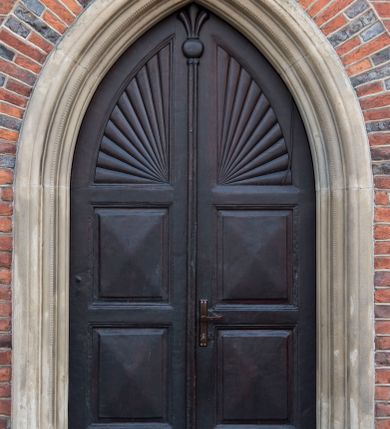 Zdjęcie nr 8: Kościół położony na obszernym placu przylegającym do wschodniej pierzei rynku, na północ od zamku. Plac otoczony ceglanym murem z filarkami. Przed kościołem wydzielony plac, dawny cmentarz, na nim figura św. Jana Kantego. W południowo-wschodnim narożu placu grobowiec księżnej Apolonii Potockiej. Kościół orientowany, halowy, trójnawowy, czteroprzęsłowy, z dwuprzęsłowym zamkniętym wielobocznie prezbiterium. Nawa główna szersza od naw bocznych. Nawy boczne zakończone od wschodu poligonalnymi kaplicami. Od strony północnej do nawy przylega kruchta. W północno-zachodnim narożniku kwadratowa wieża mieszcząca kaplicę w przyziemiu. Do zachodniego przęsła nawy głównej dostawiony głęboki ryzalit z kruchtą w przyziemiu i chórem na piętrze z prospektem organowym. Od północnej strony przylega piętrowa zakrystia, zamknięta wielobocznie. Nawa główna od bocznych oddzielona czworobocznymi filarami o ściętych narożach. Prezbiterium otwarte do korpusu ostrołukową tęczą. W korpusie sklepienie o konstrukcji żelbetowej, stylizowane na gotyckie. W kaplicy pod wieżą sklepienie kolebkowe, w kruchcie zachodniej sufit. Prezbiterium nakryte sklepieniem krzyżowo-żebrowym z żebrami spływającymi na konsole. Wnętrze oświetlają okna ostrołukowe, wypełnione witrażami; dwa w zamknięciu prezbiterium (środkowy otwór zamurowany), dwa na ścianie południowej. Portal z prezbiterium do zakrystii zamknięty łukiem w ośli grzbiet. Otwory drzwiowe prostokątne, różnej wielkości. Kaplica pod wieżą otwarta do wnętrza ostrołukowymi arkadami. Otwory okienne wąskie, prostokątne, ostrołukowe, wypełnione witrażem; cztery w ścianie północnej i południowej, jedno, szersze w ścianie zachodniej nad chórem. Wieża oświetlona małymi, wąskimi oknami zakończonymi łukiem odcinkowym i ostrołukowym. Fasada jednoosiowa, dwukondygnacyjna, zwieńczona szczytem schodkowym z ceglanymi laskami. Niesymetrycznie umieszczone wejście ujęte kamiennym, profilowanym portalem, zamkniętym ostrołukowo. Ponad nim rozglifione ostrołukowe okno. Od północy wieża wbudowana w naroże kościoła, wysunięta nieco przed lico fasady. W dolnej partii kamienna, w górnej ceglana, na rzucie prostokąta, czterokondygnacyjna. Piętro pierwsze i drugie oddzielone kamiennym gzymsem. Trzy dolne kondygnacje gotyckie, czwarta neogotycka (projektu Franciszka Marii Lanciego z 1836 r). Na osi pojedyncze okna. W parterze okno ciosowe, prostokątne, ponad nim wmurowany późnogotycki maswerk ostrołukowy z motywami rybich pęcherzy i psiego zęba, wyżej kartusz z herbem Leliwa. Na pierwszym piętrze okno ostrołukowe z parapetem na konsolkach, w opasce ceglanej zamkniętej ostrołukiem wklęsłym. Drugie piętro, okno ostrołukowe w opasce kamiennej, ponad nim okrągła tarcza zegarowa. Ostatnia kondygnacja ze ściętymi narożami, na których wysunięte przed lico muru krenelażowe wieżyczki zwieńczone kamiennymi szczytami w formie ostrosłupów. Od zachodu masywny łuk półokrągły uformowany z kształtek ceramicznych, w jego polu triforium ostrołukowe. Ponad nim okulus. Pod okapem dachu fryz z ceglanych konsolek oraz gąsiory układane w motyw rybiej łuski. Dach iglicowy. Elewacja południowa. Portal kamienny na cokole, profilowany, ostrołukowy. Archiwolty przechodzące w łuk o formie oślego grzbietu, wsparte na konsolkach zdobionych motywem roślinnym. Skrajna archiwolta z czołgankami zwieńczona pinaklem z kwiatonem. Po bokach analogiczne pinakle; W prezbiterium portal kamienny na cokole, profilowany, ostrołukowy, z dekoracją z motywem skręconego sznura; w kluczu herb Odrowąż, oraz data 1767 i litery LG OH OFP. W ścianę korpusu wmurowane kamienne epitafium ks. Pawła Gabańskiego plebana zatorskiego (zm. 1825), nad nim kartusz z herbem Łodzia.Trzy okna analogiczne jak w fasadzie, i jedno o połowę węższe. Elewacja północna. Kruchta ceglana, na cokole, opięta przyporami. Na osi portal kamienny, profilowany, ostrołukowy. Ponad nim kamienna rozeta z monogramem Marii, po bokach dwa okna o wykroju czworoliścia w okrągłych, kamiennych opaskach. Od strony północno-zachodniej zakrystia na rzucie prostokąta, zamknięta wielobocznie, piętrowa, w dolnej części kamienna (pozostałość pierwotnego kościoła), wyżej ceglana (piętro dobudowane 1915 r.). Od północy portal w opasce ceglanej, zamknięty łukiem odcinkowym. Ponad nim ostrołukowe, ceglane okno. Dwa okna analogiczne jak w fasadzie i jedno o połowę węższe. Kościół opięty przyporami, na wysokości ław okiennych gzyms kapnikowy wyłamany nad portalem północnym. Przypory z kapnikami w zwieńczeniu i na 2/3 wysokości. Pod dachem gzyms konsolkowy. Dach dwuspadowy, sygnaturka wieloboczna z ostrołukowymi prześwitami, zwieńczona hełmem iglicowym.