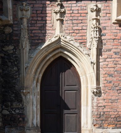 Zdjęcie nr 7: Kościół położony na obszernym placu przylegającym do wschodniej pierzei rynku, na północ od zamku. Plac otoczony ceglanym murem z filarkami. Przed kościołem wydzielony plac, dawny cmentarz, na nim figura św. Jana Kantego. W południowo-wschodnim narożu placu grobowiec księżnej Apolonii Potockiej. Kościół orientowany, halowy, trójnawowy, czteroprzęsłowy, z dwuprzęsłowym zamkniętym wielobocznie prezbiterium. Nawa główna szersza od naw bocznych. Nawy boczne zakończone od wschodu poligonalnymi kaplicami. Od strony północnej do nawy przylega kruchta. W północno-zachodnim narożniku kwadratowa wieża mieszcząca kaplicę w przyziemiu. Do zachodniego przęsła nawy głównej dostawiony głęboki ryzalit z kruchtą w przyziemiu i chórem na piętrze z prospektem organowym. Od północnej strony przylega piętrowa zakrystia, zamknięta wielobocznie. Nawa główna od bocznych oddzielona czworobocznymi filarami o ściętych narożach. Prezbiterium otwarte do korpusu ostrołukową tęczą. W korpusie sklepienie o konstrukcji żelbetowej, stylizowane na gotyckie. W kaplicy pod wieżą sklepienie kolebkowe, w kruchcie zachodniej sufit. Prezbiterium nakryte sklepieniem krzyżowo-żebrowym z żebrami spływającymi na konsole. Wnętrze oświetlają okna ostrołukowe, wypełnione witrażami; dwa w zamknięciu prezbiterium (środkowy otwór zamurowany), dwa na ścianie południowej. Portal z prezbiterium do zakrystii zamknięty łukiem w ośli grzbiet. Otwory drzwiowe prostokątne, różnej wielkości. Kaplica pod wieżą otwarta do wnętrza ostrołukowymi arkadami. Otwory okienne wąskie, prostokątne, ostrołukowe, wypełnione witrażem; cztery w ścianie północnej i południowej, jedno, szersze w ścianie zachodniej nad chórem. Wieża oświetlona małymi, wąskimi oknami zakończonymi łukiem odcinkowym i ostrołukowym. Fasada jednoosiowa, dwukondygnacyjna, zwieńczona szczytem schodkowym z ceglanymi laskami. Niesymetrycznie umieszczone wejście ujęte kamiennym, profilowanym portalem, zamkniętym ostrołukowo. Ponad nim rozglifione ostrołukowe okno. Od północy wieża wbudowana w naroże kościoła, wysunięta nieco przed lico fasady. W dolnej partii kamienna, w górnej ceglana, na rzucie prostokąta, czterokondygnacyjna. Piętro pierwsze i drugie oddzielone kamiennym gzymsem. Trzy dolne kondygnacje gotyckie, czwarta neogotycka (projektu Franciszka Marii Lanciego z 1836 r). Na osi pojedyncze okna. W parterze okno ciosowe, prostokątne, ponad nim wmurowany późnogotycki maswerk ostrołukowy z motywami rybich pęcherzy i psiego zęba, wyżej kartusz z herbem Leliwa. Na pierwszym piętrze okno ostrołukowe z parapetem na konsolkach, w opasce ceglanej zamkniętej ostrołukiem wklęsłym. Drugie piętro, okno ostrołukowe w opasce kamiennej, ponad nim okrągła tarcza zegarowa. Ostatnia kondygnacja ze ściętymi narożami, na których wysunięte przed lico muru krenelażowe wieżyczki zwieńczone kamiennymi szczytami w formie ostrosłupów. Od zachodu masywny łuk półokrągły uformowany z kształtek ceramicznych, w jego polu triforium ostrołukowe. Ponad nim okulus. Pod okapem dachu fryz z ceglanych konsolek oraz gąsiory układane w motyw rybiej łuski. Dach iglicowy. Elewacja południowa. Portal kamienny na cokole, profilowany, ostrołukowy. Archiwolty przechodzące w łuk o formie oślego grzbietu, wsparte na konsolkach zdobionych motywem roślinnym. Skrajna archiwolta z czołgankami zwieńczona pinaklem z kwiatonem. Po bokach analogiczne pinakle; W prezbiterium portal kamienny na cokole, profilowany, ostrołukowy, z dekoracją z motywem skręconego sznura; w kluczu herb Odrowąż, oraz data 1767 i litery LG OH OFP. W ścianę korpusu wmurowane kamienne epitafium ks. Pawła Gabańskiego plebana zatorskiego (zm. 1825), nad nim kartusz z herbem Łodzia.Trzy okna analogiczne jak w fasadzie, i jedno o połowę węższe. Elewacja północna. Kruchta ceglana, na cokole, opięta przyporami. Na osi portal kamienny, profilowany, ostrołukowy. Ponad nim kamienna rozeta z monogramem Marii, po bokach dwa okna o wykroju czworoliścia w okrągłych, kamiennych opaskach. Od strony północno-zachodniej zakrystia na rzucie prostokąta, zamknięta wielobocznie, piętrowa, w dolnej części kamienna (pozostałość pierwotnego kościoła), wyżej ceglana (piętro dobudowane 1915 r.). Od północy portal w opasce ceglanej, zamknięty łukiem odcinkowym. Ponad nim ostrołukowe, ceglane okno. Dwa okna analogiczne jak w fasadzie i jedno o połowę węższe. Kościół opięty przyporami, na wysokości ław okiennych gzyms kapnikowy wyłamany nad portalem północnym. Przypory z kapnikami w zwieńczeniu i na 2/3 wysokości. Pod dachem gzyms konsolkowy. Dach dwuspadowy, sygnaturka wieloboczna z ostrołukowymi prześwitami, zwieńczona hełmem iglicowym.
