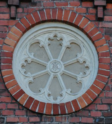 Zdjęcie nr 26: Kościół położony na obszernym placu przylegającym do wschodniej pierzei rynku, na północ od zamku. Plac otoczony ceglanym murem z filarkami. Przed kościołem wydzielony plac, dawny cmentarz, na nim figura św. Jana Kantego. W południowo-wschodnim narożu placu grobowiec księżnej Apolonii Potockiej. Kościół orientowany, halowy, trójnawowy, czteroprzęsłowy, z dwuprzęsłowym zamkniętym wielobocznie prezbiterium. Nawa główna szersza od naw bocznych. Nawy boczne zakończone od wschodu poligonalnymi kaplicami. Od strony północnej do nawy przylega kruchta. W północno-zachodnim narożniku kwadratowa wieża mieszcząca kaplicę w przyziemiu. Do zachodniego przęsła nawy głównej dostawiony głęboki ryzalit z kruchtą w przyziemiu i chórem na piętrze z prospektem organowym. Od północnej strony przylega piętrowa zakrystia, zamknięta wielobocznie. Nawa główna od bocznych oddzielona czworobocznymi filarami o ściętych narożach. Prezbiterium otwarte do korpusu ostrołukową tęczą. W korpusie sklepienie o konstrukcji żelbetowej, stylizowane na gotyckie. W kaplicy pod wieżą sklepienie kolebkowe, w kruchcie zachodniej sufit. Prezbiterium nakryte sklepieniem krzyżowo-żebrowym z żebrami spływającymi na konsole. Wnętrze oświetlają okna ostrołukowe, wypełnione witrażami; dwa w zamknięciu prezbiterium (środkowy otwór zamurowany), dwa na ścianie południowej. Portal z prezbiterium do zakrystii zamknięty łukiem w ośli grzbiet. Otwory drzwiowe prostokątne, różnej wielkości. Kaplica pod wieżą otwarta do wnętrza ostrołukowymi arkadami. Otwory okienne wąskie, prostokątne, ostrołukowe, wypełnione witrażem; cztery w ścianie północnej i południowej, jedno, szersze w ścianie zachodniej nad chórem. Wieża oświetlona małymi, wąskimi oknami zakończonymi łukiem odcinkowym i ostrołukowym. Fasada jednoosiowa, dwukondygnacyjna, zwieńczona szczytem schodkowym z ceglanymi laskami. Niesymetrycznie umieszczone wejście ujęte kamiennym, profilowanym portalem, zamkniętym ostrołukowo. Ponad nim rozglifione ostrołukowe okno. Od północy wieża wbudowana w naroże kościoła, wysunięta nieco przed lico fasady. W dolnej partii kamienna, w górnej ceglana, na rzucie prostokąta, czterokondygnacyjna. Piętro pierwsze i drugie oddzielone kamiennym gzymsem. Trzy dolne kondygnacje gotyckie, czwarta neogotycka (projektu Franciszka Marii Lanciego z 1836 r). Na osi pojedyncze okna. W parterze okno ciosowe, prostokątne, ponad nim wmurowany późnogotycki maswerk ostrołukowy z motywami rybich pęcherzy i psiego zęba, wyżej kartusz z herbem Leliwa. Na pierwszym piętrze okno ostrołukowe z parapetem na konsolkach, w opasce ceglanej zamkniętej ostrołukiem wklęsłym. Drugie piętro, okno ostrołukowe w opasce kamiennej, ponad nim okrągła tarcza zegarowa. Ostatnia kondygnacja ze ściętymi narożami, na których wysunięte przed lico muru krenelażowe wieżyczki zwieńczone kamiennymi szczytami w formie ostrosłupów. Od zachodu masywny łuk półokrągły uformowany z kształtek ceramicznych, w jego polu triforium ostrołukowe. Ponad nim okulus. Pod okapem dachu fryz z ceglanych konsolek oraz gąsiory układane w motyw rybiej łuski. Dach iglicowy. Elewacja południowa. Portal kamienny na cokole, profilowany, ostrołukowy. Archiwolty przechodzące w łuk o formie oślego grzbietu, wsparte na konsolkach zdobionych motywem roślinnym. Skrajna archiwolta z czołgankami zwieńczona pinaklem z kwiatonem. Po bokach analogiczne pinakle; W prezbiterium portal kamienny na cokole, profilowany, ostrołukowy, z dekoracją z motywem skręconego sznura; w kluczu herb Odrowąż, oraz data 1767 i litery LG OH OFP. W ścianę korpusu wmurowane kamienne epitafium ks. Pawła Gabańskiego plebana zatorskiego (zm. 1825), nad nim kartusz z herbem Łodzia.Trzy okna analogiczne jak w fasadzie, i jedno o połowę węższe. Elewacja północna. Kruchta ceglana, na cokole, opięta przyporami. Na osi portal kamienny, profilowany, ostrołukowy. Ponad nim kamienna rozeta z monogramem Marii, po bokach dwa okna o wykroju czworoliścia w okrągłych, kamiennych opaskach. Od strony północno-zachodniej zakrystia na rzucie prostokąta, zamknięta wielobocznie, piętrowa, w dolnej części kamienna (pozostałość pierwotnego kościoła), wyżej ceglana (piętro dobudowane 1915 r.). Od północy portal w opasce ceglanej, zamknięty łukiem odcinkowym. Ponad nim ostrołukowe, ceglane okno. Dwa okna analogiczne jak w fasadzie i jedno o połowę węższe. Kościół opięty przyporami, na wysokości ław okiennych gzyms kapnikowy wyłamany nad portalem północnym. Przypory z kapnikami w zwieńczeniu i na 2/3 wysokości. Pod dachem gzyms konsolkowy. Dach dwuspadowy, sygnaturka wieloboczna z ostrołukowymi prześwitami, zwieńczona hełmem iglicowym.