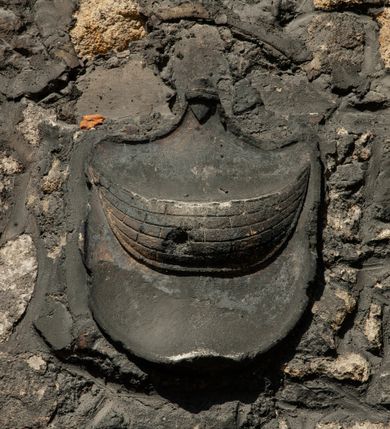 Zdjęcie nr 25: Kościół położony na obszernym placu przylegającym do wschodniej pierzei rynku, na północ od zamku. Plac otoczony ceglanym murem z filarkami. Przed kościołem wydzielony plac, dawny cmentarz, na nim figura św. Jana Kantego. W południowo-wschodnim narożu placu grobowiec księżnej Apolonii Potockiej. Kościół orientowany, halowy, trójnawowy, czteroprzęsłowy, z dwuprzęsłowym zamkniętym wielobocznie prezbiterium. Nawa główna szersza od naw bocznych. Nawy boczne zakończone od wschodu poligonalnymi kaplicami. Od strony północnej do nawy przylega kruchta. W północno-zachodnim narożniku kwadratowa wieża mieszcząca kaplicę w przyziemiu. Do zachodniego przęsła nawy głównej dostawiony głęboki ryzalit z kruchtą w przyziemiu i chórem na piętrze z prospektem organowym. Od północnej strony przylega piętrowa zakrystia, zamknięta wielobocznie. Nawa główna od bocznych oddzielona czworobocznymi filarami o ściętych narożach. Prezbiterium otwarte do korpusu ostrołukową tęczą. W korpusie sklepienie o konstrukcji żelbetowej, stylizowane na gotyckie. W kaplicy pod wieżą sklepienie kolebkowe, w kruchcie zachodniej sufit. Prezbiterium nakryte sklepieniem krzyżowo-żebrowym z żebrami spływającymi na konsole. Wnętrze oświetlają okna ostrołukowe, wypełnione witrażami; dwa w zamknięciu prezbiterium (środkowy otwór zamurowany), dwa na ścianie południowej. Portal z prezbiterium do zakrystii zamknięty łukiem w ośli grzbiet. Otwory drzwiowe prostokątne, różnej wielkości. Kaplica pod wieżą otwarta do wnętrza ostrołukowymi arkadami. Otwory okienne wąskie, prostokątne, ostrołukowe, wypełnione witrażem; cztery w ścianie północnej i południowej, jedno, szersze w ścianie zachodniej nad chórem. Wieża oświetlona małymi, wąskimi oknami zakończonymi łukiem odcinkowym i ostrołukowym. Fasada jednoosiowa, dwukondygnacyjna, zwieńczona szczytem schodkowym z ceglanymi laskami. Niesymetrycznie umieszczone wejście ujęte kamiennym, profilowanym portalem, zamkniętym ostrołukowo. Ponad nim rozglifione ostrołukowe okno. Od północy wieża wbudowana w naroże kościoła, wysunięta nieco przed lico fasady. W dolnej partii kamienna, w górnej ceglana, na rzucie prostokąta, czterokondygnacyjna. Piętro pierwsze i drugie oddzielone kamiennym gzymsem. Trzy dolne kondygnacje gotyckie, czwarta neogotycka (projektu Franciszka Marii Lanciego z 1836 r). Na osi pojedyncze okna. W parterze okno ciosowe, prostokątne, ponad nim wmurowany późnogotycki maswerk ostrołukowy z motywami rybich pęcherzy i psiego zęba, wyżej kartusz z herbem Leliwa. Na pierwszym piętrze okno ostrołukowe z parapetem na konsolkach, w opasce ceglanej zamkniętej ostrołukiem wklęsłym. Drugie piętro, okno ostrołukowe w opasce kamiennej, ponad nim okrągła tarcza zegarowa. Ostatnia kondygnacja ze ściętymi narożami, na których wysunięte przed lico muru krenelażowe wieżyczki zwieńczone kamiennymi szczytami w formie ostrosłupów. Od zachodu masywny łuk półokrągły uformowany z kształtek ceramicznych, w jego polu triforium ostrołukowe. Ponad nim okulus. Pod okapem dachu fryz z ceglanych konsolek oraz gąsiory układane w motyw rybiej łuski. Dach iglicowy. Elewacja południowa. Portal kamienny na cokole, profilowany, ostrołukowy. Archiwolty przechodzące w łuk o formie oślego grzbietu, wsparte na konsolkach zdobionych motywem roślinnym. Skrajna archiwolta z czołgankami zwieńczona pinaklem z kwiatonem. Po bokach analogiczne pinakle; W prezbiterium portal kamienny na cokole, profilowany, ostrołukowy, z dekoracją z motywem skręconego sznura; w kluczu herb Odrowąż, oraz data 1767 i litery LG OH OFP. W ścianę korpusu wmurowane kamienne epitafium ks. Pawła Gabańskiego plebana zatorskiego (zm. 1825), nad nim kartusz z herbem Łodzia.Trzy okna analogiczne jak w fasadzie, i jedno o połowę węższe. Elewacja północna. Kruchta ceglana, na cokole, opięta przyporami. Na osi portal kamienny, profilowany, ostrołukowy. Ponad nim kamienna rozeta z monogramem Marii, po bokach dwa okna o wykroju czworoliścia w okrągłych, kamiennych opaskach. Od strony północno-zachodniej zakrystia na rzucie prostokąta, zamknięta wielobocznie, piętrowa, w dolnej części kamienna (pozostałość pierwotnego kościoła), wyżej ceglana (piętro dobudowane 1915 r.). Od północy portal w opasce ceglanej, zamknięty łukiem odcinkowym. Ponad nim ostrołukowe, ceglane okno. Dwa okna analogiczne jak w fasadzie i jedno o połowę węższe. Kościół opięty przyporami, na wysokości ław okiennych gzyms kapnikowy wyłamany nad portalem północnym. Przypory z kapnikami w zwieńczeniu i na 2/3 wysokości. Pod dachem gzyms konsolkowy. Dach dwuspadowy, sygnaturka wieloboczna z ostrołukowymi prześwitami, zwieńczona hełmem iglicowym.