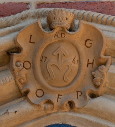 Zdjęcie nr 24: Kościół położony na obszernym placu przylegającym do wschodniej pierzei rynku, na północ od zamku. Plac otoczony ceglanym murem z filarkami. Przed kościołem wydzielony plac, dawny cmentarz, na nim figura św. Jana Kantego. W południowo-wschodnim narożu placu grobowiec księżnej Apolonii Potockiej. Kościół orientowany, halowy, trójnawowy, czteroprzęsłowy, z dwuprzęsłowym zamkniętym wielobocznie prezbiterium. Nawa główna szersza od naw bocznych. Nawy boczne zakończone od wschodu poligonalnymi kaplicami. Od strony północnej do nawy przylega kruchta. W północno-zachodnim narożniku kwadratowa wieża mieszcząca kaplicę w przyziemiu. Do zachodniego przęsła nawy głównej dostawiony głęboki ryzalit z kruchtą w przyziemiu i chórem na piętrze z prospektem organowym. Od północnej strony przylega piętrowa zakrystia, zamknięta wielobocznie. Nawa główna od bocznych oddzielona czworobocznymi filarami o ściętych narożach. Prezbiterium otwarte do korpusu ostrołukową tęczą. W korpusie sklepienie o konstrukcji żelbetowej, stylizowane na gotyckie. W kaplicy pod wieżą sklepienie kolebkowe, w kruchcie zachodniej sufit. Prezbiterium nakryte sklepieniem krzyżowo-żebrowym z żebrami spływającymi na konsole. Wnętrze oświetlają okna ostrołukowe, wypełnione witrażami; dwa w zamknięciu prezbiterium (środkowy otwór zamurowany), dwa na ścianie południowej. Portal z prezbiterium do zakrystii zamknięty łukiem w ośli grzbiet. Otwory drzwiowe prostokątne, różnej wielkości. Kaplica pod wieżą otwarta do wnętrza ostrołukowymi arkadami. Otwory okienne wąskie, prostokątne, ostrołukowe, wypełnione witrażem; cztery w ścianie północnej i południowej, jedno, szersze w ścianie zachodniej nad chórem. Wieża oświetlona małymi, wąskimi oknami zakończonymi łukiem odcinkowym i ostrołukowym. Fasada jednoosiowa, dwukondygnacyjna, zwieńczona szczytem schodkowym z ceglanymi laskami. Niesymetrycznie umieszczone wejście ujęte kamiennym, profilowanym portalem, zamkniętym ostrołukowo. Ponad nim rozglifione ostrołukowe okno. Od północy wieża wbudowana w naroże kościoła, wysunięta nieco przed lico fasady. W dolnej partii kamienna, w górnej ceglana, na rzucie prostokąta, czterokondygnacyjna. Piętro pierwsze i drugie oddzielone kamiennym gzymsem. Trzy dolne kondygnacje gotyckie, czwarta neogotycka (projektu Franciszka Marii Lanciego z 1836 r). Na osi pojedyncze okna. W parterze okno ciosowe, prostokątne, ponad nim wmurowany późnogotycki maswerk ostrołukowy z motywami rybich pęcherzy i psiego zęba, wyżej kartusz z herbem Leliwa. Na pierwszym piętrze okno ostrołukowe z parapetem na konsolkach, w opasce ceglanej zamkniętej ostrołukiem wklęsłym. Drugie piętro, okno ostrołukowe w opasce kamiennej, ponad nim okrągła tarcza zegarowa. Ostatnia kondygnacja ze ściętymi narożami, na których wysunięte przed lico muru krenelażowe wieżyczki zwieńczone kamiennymi szczytami w formie ostrosłupów. Od zachodu masywny łuk półokrągły uformowany z kształtek ceramicznych, w jego polu triforium ostrołukowe. Ponad nim okulus. Pod okapem dachu fryz z ceglanych konsolek oraz gąsiory układane w motyw rybiej łuski. Dach iglicowy. Elewacja południowa. Portal kamienny na cokole, profilowany, ostrołukowy. Archiwolty przechodzące w łuk o formie oślego grzbietu, wsparte na konsolkach zdobionych motywem roślinnym. Skrajna archiwolta z czołgankami zwieńczona pinaklem z kwiatonem. Po bokach analogiczne pinakle; W prezbiterium portal kamienny na cokole, profilowany, ostrołukowy, z dekoracją z motywem skręconego sznura; w kluczu herb Odrowąż, oraz data 1767 i litery LG OH OFP. W ścianę korpusu wmurowane kamienne epitafium ks. Pawła Gabańskiego plebana zatorskiego (zm. 1825), nad nim kartusz z herbem Łodzia.Trzy okna analogiczne jak w fasadzie, i jedno o połowę węższe. Elewacja północna. Kruchta ceglana, na cokole, opięta przyporami. Na osi portal kamienny, profilowany, ostrołukowy. Ponad nim kamienna rozeta z monogramem Marii, po bokach dwa okna o wykroju czworoliścia w okrągłych, kamiennych opaskach. Od strony północno-zachodniej zakrystia na rzucie prostokąta, zamknięta wielobocznie, piętrowa, w dolnej części kamienna (pozostałość pierwotnego kościoła), wyżej ceglana (piętro dobudowane 1915 r.). Od północy portal w opasce ceglanej, zamknięty łukiem odcinkowym. Ponad nim ostrołukowe, ceglane okno. Dwa okna analogiczne jak w fasadzie i jedno o połowę węższe. Kościół opięty przyporami, na wysokości ław okiennych gzyms kapnikowy wyłamany nad portalem północnym. Przypory z kapnikami w zwieńczeniu i na 2/3 wysokości. Pod dachem gzyms konsolkowy. Dach dwuspadowy, sygnaturka wieloboczna z ostrołukowymi prześwitami, zwieńczona hełmem iglicowym.